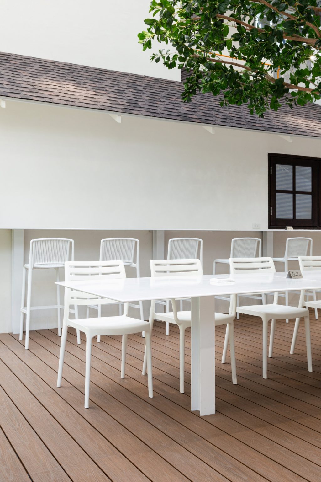 White Cloud Community Space – Community ฟีลบ้านเพื่อน ในพื้นที่บ้านเก่าอนุรักษ์และโครงสร้างใหม่จากเหล็ก SYS White Cloud Community Space เป็นการออกแบบพื้นที่ให้เช่าและ Community Space บนพื้นที่ย่านอารีย์ที่แต่เดิมมีบ้านหลังเก่าตั้งอยู่ โดยโจทย์ตั้งต้นคือการคงบ้านหลังเดิมที่มีความทรงจำและความสำคัญต่อเจ้าของที่ดินเอาไว้ สถาปนิกจึงทำการออกแบบพื้นที่ใช้งานใหม่โอบล้อมบ้านหลังเก่า เปลี่ยนบ้านเป็นไฮไลท์ และสร้างพื้นที่ใช้งานในร่มโอบล้อมโดยรอบ เพื่อให้ผู้คนเข้ามาใช้งานได้อย่างสะดวกสบายตลอดทั้งวัน ในพื้นที่อาคารประมาณ 1,200 ตารางเมตร (ไม่รวมพื้นที่จอดรถ) โครงการนี้ออกแบบโดย คุณอภิชัย จารุรัตนเกื้อ หรือคุณปริ้นท์ Architect Designer จาก Design to the Universe Co., Ltd. (บริษัท ดีไซน์ ทู เดอะ ยูนิเวิร์ส จำกัด) ผู้มีประสบการณ์ในการออกแบบงาน Commercial, Hospitality & Education Building ในหลากหลายโครงการ เช่น Holiday Pastry หน้าร้านชงดีที่ One Bangkok และ Central World หรือโรงพยาบาลหลายแห่ง เป็นผู้นำในการออกแบบ แบ่งสัดส่วนพื้นที่อย่างเป็นระบบ และสร้างเอกลักษณ์ให้กับแบรนด์ได้อย่างโดดเด่น ในโครงการ White Cloud Community Space ด้วยความต้องการให้ Space โปร่งโล่ง มีกรอบเวลาที่ชัดเจน และง่ายต่อการรื้อถอนหลังหมดสัญญาเช่า ทางสถาปนิกจึงเลือกใช้เหล็กโครงสร้าง H-BEAM จาก SYS เป็นโครงสร้างหลักของโครงการ เพราะมีคุณสมบัติที่ตอบโจทย์ทั้งงานดีไซน์ ความแข็งแรง และจัดการก่อสร้างได้สะดวก ส่งผลให้โครงการนี้เสร็จสิ้นได้รวดเร็ว มีดีไซน์ที่โปร่งโล่ง ไม่มีเสาโผล่กลางพื้นที่และตอบโจทย์เรื่องการรักษ์โลกได้จริง เป็น Community Space ยุคใหม่ ที่คุ้มค่าต่อเจ้าของโครงการในระยะยาว อีกทั้งยังสร้างความประทับใจ ความทรงจำ และประสบการณ์การใช้งานที่อบอุ่นและพิเศษให้กับผู้คนได้ทุกครั้งที่เข้ามาใช้งาน จากบ้านเก่าย่านอารีย์สู่ Community แห่งใหม่ในคอนเซ็ปต์ไข่แดง โครงการ White Cloud Community Space เริ่มต้นมาจากเจ้าของโครงการที่ต้องการเปลี่ยนบ้านเช่าหลังเก่าที่มีเอกลักษณ์เฉพาะตัวในย่านอารีย์ กรุงเทพมหานคร ให้กลายเป็น Commercial Building ที่ผู้คนสามารถเข้ามาใช้งานได้อย่างอิสระ ในขณะเดียวกันก็เปิดพื้นที่เช่าให้กับร้านค้าต่าง ๆ เข้ามาประกอบกิจกรรม ออกแบบโดยคุณอภิชัย จารุรัตนเกื้อ หรือคุณปริ้นท์ Architect Designer จาก Design to the Universe Co., Ltd. (บริษัท ดีไซน์ ทู เดอะ ยูนิเวิร์ส จำกัด) เดิมพื้นที่มีบ้านเก่า 2 ชั้นตั้งอยู่ และด้วยการเป็นพื้นที่เช่า เมื่อจบสัญญาเช่าเจ้าของโครงการจำเป็นต้องคืนพื้นที่ในสภาพเดิม ดังนั้นโครงการจึงเน้นไปที่การต่อเติมและสร้างโครงสร้างใหม่เข้ามาเสริม เพื่อรักษาโครงสร้างของบ้านเดิมเอาไว้ให้มากที่สุด และถือโอกาสชูบ้านหลังนี้ให้เป็นจุดเด่นของโครงการด้วย ทำให้บรรยากาศเสมือนการมานั่งเล่นที่บ้านเพื่อน เมื่อต้องการรักษาโครงสร้างเดิมของตัวบ้านเอาไว้ สถาปนิกจึงใช้การออกแบบและวางโครงสร้างส่วนใหม่เข้าไปรอบบ้านแทน เปรียบเสมือน “ไข่แดง (ตัวบ้านเดิม)” ที่ถูกล้อมรอบด้วย “ไข่ขาว (โครงสร้างใหม่)” โดยมีการวางพื้นที่จอดรถไว้ด้านหน้า ช่วยสร้างระยะการรับรู้จากถนน ให้ผู้ใช้งานสามารถมองเห็นความสวยงามของสถาปัตยกรรมและสัมผัสได้ถึงบรรยากาศสบาย ๆ ของโครงการได้ตั้งแต่ทางเข้า ส่วนตัวบ้านเดิมจะเป็นกระบวนการแบบ “กึ่งอนุรักษ์” คือพยายามรักษาวัสดุ โครงสร้างเดิมเอาไว้ เพื่อให้ความทรงจำของบ้านเด่นชัดและสื่อสารความรู้สึกแก่ผู้เข้ามาใช้งานได้อย่างชัดเจนที่สุด นอกจากนี้ยังใช้ “สวน” เพื่อแบ่งโซนการใช้งาน คือ สวนหน้าบ้าน เพิ่มความเขียวให้โครงการดูร่มรื่น และสวนหลังบ้านที่เป็นไฮไลท์ของโครงการ ที่มีร้านค้าหลากหลาย รวมถึงที่นั่ง บริเวณนี้จึงเกิดกิจกรรมและการเคลื่อนไหวค่อนข้างมาก เสริมให้โครงการมีชีวิตชีวามากขึ้น โครงการสีขาว เบาสบาย กับโจทย์ตั้งต้นที่โครงสร้างเหล็กกลายมาเป็นคำตอบ จากโจทย์หลักที่เป็นพื้นที่เช่า “โครงสร้างเหล็ก” จึงกลายเป็นคำตอบที่ชัดเจนสำหรับการออกแบบ เพราะโครงสร้างเหล็กสามารถต่อเติมได้สะดวกและรวดเร็วในพื้นที่ทุกขนาด เช่นเดียวกับโครงการนี้ที่ถนนหน้าโครงการค่อนข้างแคบ การเลือกความยาวเหล็กสำเร็จมาจากโรงงานทำให้การขนส่งเข้ามายังหน้างานเป็นไปอย่างราบรื่น อีกทั้งเหล็กยังสามารถติดตั้งได้รวดเร็ว ไม่กระทบโครงสร้างบ้านหลัก ตลอดจนไม่ก่อมลภาวะทางเสียงหรือฝุ่นให้กับบริบทข้างเคียงที่เป็นย่านที่พักอาศัย โดย White Cloud Community Space ใช้เวลาในการจัดการโครงสร้างเหล็กประมาณ 6 เดือนเท่านั้น (หากรวมระยะเวลาออกแบบจะใช้เวลา 9 เดือน) คุณปรินท์เล่าถึงความสำคัญของ “เวลา” ในโครงการประเภท Commercial Building ว่าโครงการประเภทนี้มักจะมีระยะเวลาในการเกิดชัดเจน ดังนั้นจึงเป็นเรื่องสำคัญมากในการเลือกใช้วัสดุให้เหมาะกับแบบที่คิดไว้และระยะเวลาที่มี ซึ่งเหล็ก H-BEAM จาก SYS ก็ตอบโจทย์ทั้งเรื่องระยะเวลาและรองรับรูปแบบของดีไซน์ที่ต้องการได้เป็นอย่างดี ไม่ว่าจะเป็นความโปร่ง เบา บางของโครงสร้าง เพื่อให้อาคารดูทันสมัย เท่เรียบง่าย แต่ไม่บดบังตัวตนของบ้านเดิม Span (ระยะห่างระหว่างเสา) ที่ยืดได้ยาวขึ้น เป็นอีกหนึ่งข้อดีของการเลือกใช้เหล็กเช่นกัน เมื่อเทียบกับโครงสร้างคอนกรีตที่ต้องมีการหล่อโครงสร้างเสาคาน อาจต้องมีคานทุก 4 เมตร ทำให้หนัาตัดคานอยู่ที่ประมาณ 40 – 50 เซนติเมตร (รวมความหนาคอนกรีตที่เททับด้านบนพื้น) แต่เมื่อเป็นโครงสร้างเหล็ก สามารถยืด Span ได้กว้างกว่าเดิม อีกทั้งในโครงการยังเลือกใช้โครงสร้าง Steel Truss ทำให้ยืดได้กว้างขึ้น ใช้จำนวนเสาในการรับน้ำหนักน้อยลง ส่งผลให้พื้นที่มีความโปร่งโล่งได้อย่างที่ต้องการ Highlight โถงสูงกลางบ้าน สร้างพื้นที่ให้กิจกรรมเชื่อมโยงถึงกัน สถาปนิกมองเผื่อไปยังอนาคตว่า ณ Community Space แห่งนี้อาจมีการขยายตัวของกิจกรรม เช่น การจัดคอนเสิร์ต จัดงานอีเวนต์ หรือทำการแสดงต่าง ๆ ซึ่งจะมีการรวมตัวของผู้คนจำนวนมาก ดังนั้นจึงเป็นแนวคิดที่ดีหากในโครงการมีพื้นที่โถงกลางเพื่อรองรับกิจกรรมนั้น โดยเมื่อเดินเข้ามาด้านในอาคาร จะเจอกับโถง Double Space ที่ฝ้าสูงประมาณ 7 – 8 เมตร มีพื้นที่ลานขนาดใหญ่ และมีการออกแบบเป็นอัฒจรรย์หรือ Amphitheater สีขาวขนาดใหญ่ที่สามารถใช้เป็นทั้งบันไดเชื่อมต่อไปยังชั้น 2 ของอาคารและใช้เป็นที่นั่งได้ ส่วนฝ้าเพดานออกแบบให้เป็นตารางรังผึ้ง มีการสลับกับช่องเปิดเพื่อนำแสงธรรมชาติลงมาสู่พื้นที่ผ่านหลังคาลอนคู่ใส 2 โทนสี คือ ลอนใสและลอนที่เคลือบสีเหลืองอบอุ่น ช่วยลดการเปิดไฟในตอนกลางวันและทำให้โถงสว่างเพียงพอต่อการใช้งาน อีกทั้งยังได้แสงที่นุ่มนวลและมีมิติมากขึ้น นอกจากนี้ยังมีการเติมรายละเอียดตามจุดต่าง ๆ ของอาคารเพื่อให้ภาพลักษณ์ สีสันที่ดูขาวสว่าง โปร่งโล่งนั้นเชื่อมโยงโดยทั่วกัน ผ่านดีไซน์ของขาโต๊ะที่ใช้เหล็ก H-BEAM นำมาตัดให้ได้ระยะใช้งานที่เหมาะสม หรือการเพิ่มฉากระแนงสีขาวแบ่งพื้นที่ใช้งานให้เป็นสัดส่วนแต่ยังคงเชื่อมโยงถึงกันผ่านการมองเห็น หลังคาที่ถูกยกความสูง เพิ่มความโปร่งให้ Space เหล็ก H-BEAM จาก SYS ไม่ได้ถูกใช้เป็นโครงสร้างของอาคารหลังใหม่เพียงเท่านั้น แต่ยังถูกใช้เพิ่มต่อเติมและเสริมให้บ้านเดิมมีความโปร่งโล่งแข็งแรงมากขึ้น ดีเทลหนึ่งที่น่าสนใจของโครงการ คือการใช้เหล็ก H-BEAM เข้ามายกความสูงของโครงสร้างหลังคาของบ้านเดิมขึ้น จากเดิมที่เพดานชั้นสองของบ้านค่อนข้างต่ำ เมื่อถูกรื้อฝ้าออกเพื่อโชว์ให้เห็น Slope ของโครงหลังคา ทำให้พื้นที่ภายในดูโปร่งมากขึ้น ส่วนของชั้นหนึ่งเองก็มีการยกเพดานขึ้นเช่นกัน โดยใช้โครงสร้างเหล็กต่อเข้ากับโครงสร้างคอนกรีตเดิมเพื่อพยุงโครงสร้างบ้านทั้งหมดให้มั่นคง อีกทั้งยังมีการรื้อฝ้าเพดานออกเพื่อให้พื้นที่ได้ความสูงโปร่งมากขึ้น โครงสร้างเหล็ก H-BEAM สีขาวที่ต่อเติมเข้ามามีความทันสมัยที่ตัดกับบรรยากาศบ้านโมเดิร์นที่ดูย้อนยุค ทำให้เกิด Contrast ของพื้นที่ที่น่าสนใจ เสมือนเดินเข้าสู่อาคารอนุรักษ์แบบร่วมสมัย เหล็ก = วัสดุที่ตอบโจทย์คุ้มค่าตั้งแต่วันแรกที่เลือกใช้ จนถึงวันสุดท้ายที่รื้อถอนอาคาร จากการที่ได้พูดคุยถึงขั้นตอนการคิด การออกแบบ และการก่อสร้างของโครงการ White Cloud Community Space กับคุณปรินท์ ทำให้ทราบว่า “สถาปนิก” หรือ “ผู้ออกแบบ” มีส่วนสำคัญที่ช่วยให้ความรู้ในเรื่องวัสดุที่เหมาะสมกับเจ้าของโครงการเป็นอย่างมาก เช่นเดียวกับในโครงการนี้ที่ทางคุณปรินท์ได้มีการเล่าเกี่ยวกับการเลือกใช้เหล็ก H-BEAM ที่นอกจากจะช่วยให้ภาพที่ออกแบบเป็นจริงตามที่ต้องการแล้ว ยังมีข้อดีอีกหลายอย่างในเชิงการใช้งาน เช่น ความรวดเร็ว ความเพรียวบางของโครงสร้าง เป็นโครงสร้างที่ไม่มีฝุ่น และที่สำคัญ คือในวันที่หมดสัญญาเช่า สามารถรื้อถอนได้ทันที สามารถขายหรือรีไซเคิลใช้งานต่อได้ ซึ่งทั้งหมดนี้ตอบโจทย์ความคุ้มค่าให้กับลูกค้าได้ในหลากหลายมุม ทั้งความใส่ใจของแบรนด์ที่มีต่ออาคารข้างเคียง และการคิดเผื่อด้านสิ่งแวดล้อมของโครงการซึ่งเป็นสิ่งที่ทั่วโลกต่างให้ความสำคัญอยู่ ณ เวลานี้ งานออกแบบที่สะท้อนให้เห็นความยืดหยุ่นในการใช้เหล็ก H-BEAM ในงานสถาปัตยกรรม (กึ่งอนุรักษ์ จากโครงการที่มีโครงสร้างบ้านเดิมอยู่แล้ว) และการก่อสร้าง ที่ช่วยสร้างเอกลักษณ์ให้กับโครงการ และตอบโจทย์หรือเงื่อนไขของโครงการได้อย่างตรงจุด ทั้งในเชิงความแข็งแรง ความสวยงาม และความยั่งยืน สนใจสินค้าเหล็ก H-BEAM และบริการจาก SYS สามารถติดต่อสอบถามได้ทางช่องทาง WEBSITE-SYS STEEL: https://bit.ly/3qYADQ0 YOUTUBE: http://bit.ly/3asNqnp LINE: https://bit.ly/3gEI0tz TikTok: https://bit.ly/46AnaTP White Cloud Community Space – Community ฟีลบ้านเพื่อน ในพื้นที่บ้านเก่าอนุรักษ์และโครงสร้างใหม่จากเหล็ก SYS White Cloud Community Space เป็นการออกแบบพื้นที่ให้เช่าและ Community Space บนพื้นที่ย่านอารีย์ที่แต่เดิมมีบ้านหลังเก่าตั้งอยู่ โดยโจทย์ตั้งต้นคือการคงบ้านหลังเดิมที่มีความทรงจำและความสำคัญต่อเจ้าของที่ดินเอาไว้ สถาปนิกจึงทำการออกแบบพื้นที่ใช้งานใหม่โอบล้อมบ้านหลังเก่า เปลี่ยนบ้านเป็นไฮไลท์ และสร้างพื้นที่ใช้งานในร่มโอบล้อมโดยรอบ เพื่อให้ผู้คนเข้ามาใช้งานได้อย่างสะดวกสบายตลอดทั้งวัน ในพื้นที่อาคารประมาณ 1,200 ตารางเมตร (ไม่รวมพื้นที่จอดรถ) โครงการนี้ออกแบบโดย คุณอภิชัย จารุรัตนเกื้อ หรือคุณปริ้นท์ Architect Designer จาก Design to the Universe Co., Ltd. (บริษัท ดีไซน์ ทู เดอะ ยูนิเวิร์ส จำกัด) ผู้มีประสบการณ์ในการออกแบบงาน Commercial, Hospitality & Education Building ในหลากหลายโครงการ เช่น Holiday Pastry หน้าร้านชงดีที่ One Bangkok และ Central World หรือโรงพยาบาลหลายแห่ง เป็นผู้นำในการออกแบบ แบ่งสัดส่วนพื้นที่อย่างเป็นระบบ และสร้างเอกลักษณ์ให้กับแบรนด์ได้อย่างโดดเด่น ในโครงการ White Cloud Community Space ด้วยความต้องการให้ Space โปร่งโล่ง มีกรอบเวลาที่ชัดเจน และง่ายต่อการรื้อถอนหลังหมดสัญญาเช่า ทางสถาปนิกจึงเลือกใช้เหล็กโครงสร้าง H-BEAM จาก SYS เป็นโครงสร้างหลักของโครงการ เพราะมีคุณสมบัติที่ตอบโจทย์ทั้งงานดีไซน์ ความแข็งแรง และจัดการก่อสร้างได้สะดวก ส่งผลให้โครงการนี้เสร็จสิ้นได้รวดเร็ว มีดีไซน์ที่โปร่งโล่ง ไม่มีเสาโผล่กลางพื้นที่และตอบโจทย์เรื่องการรักษ์โลกได้จริง เป็น Community Space ยุคใหม่ ที่คุ้มค่าต่อเจ้าของโครงการในระยะยาว อีกทั้งยังสร้างความประทับใจ ความทรงจำ และประสบการณ์การใช้งานที่อบอุ่นและพิเศษให้กับผู้คนได้ทุกครั้งที่เข้ามาใช้งาน จากบ้านเก่าย่านอารีย์สู่ Community แห่งใหม่ในคอนเซ็ปต์ไข่แดง โครงการ White Cloud Community Space เริ่มต้นมาจากเจ้าของโครงการที่ต้องการเปลี่ยนบ้านเช่าหลังเก่าที่มีเอกลักษณ์เฉพาะตัวในย่านอารีย์ กรุงเทพมหานคร ให้กลายเป็น Commercial Building ที่ผู้คนสามารถเข้ามาใช้งานได้อย่างอิสระ ในขณะเดียวกันก็เปิดพื้นที่เช่าให้กับร้านค้าต่าง ๆ เข้ามาประกอบกิจกรรม ออกแบบโดยคุณอภิชัย จารุรัตนเกื้อ หรือคุณปริ้นท์ Architect Designer จาก Design to the Universe Co., Ltd. (บริษัท ดีไซน์ ทู เดอะ ยูนิเวิร์ส จำกัด) เดิมพื้นที่มีบ้านเก่า 2 ชั้นตั้งอยู่ และด้วยการเป็นพื้นที่เช่า เมื่อจบสัญญาเช่าเจ้าของโครงการจำเป็นต้องคืนพื้นที่ในสภาพเดิม ดังนั้นโครงการจึงเน้นไปที่การต่อเติมและสร้างโครงสร้างใหม่เข้ามาเสริม เพื่อรักษาโครงสร้างของบ้านเดิมเอาไว้ให้มากที่สุด และถือโอกาสชูบ้านหลังนี้ให้เป็นจุดเด่นของโครงการด้วย ทำให้บรรยากาศเสมือนการมานั่งเล่นที่บ้านเพื่อน เมื่อต้องการรักษาโครงสร้างเดิมของตัวบ้านเอาไว้ สถาปนิกจึงใช้การออกแบบและวางโครงสร้างส่วนใหม่เข้าไปรอบบ้านแทน เปรียบเสมือน “ไข่แดง (ตัวบ้านเดิม)” ที่ถูกล้อมรอบด้วย “ไข่ขาว (โครงสร้างใหม่)” โดยมีการวางพื้นที่จอดรถไว้ด้านหน้า ช่วยสร้างระยะการรับรู้จากถนน ให้ผู้ใช้งานสามารถมองเห็นความสวยงามของสถาปัตยกรรมและสัมผัสได้ถึงบรรยากาศสบาย ๆ ของโครงการได้ตั้งแต่ทางเข้า ส่วนตัวบ้านเดิมจะเป็นกระบวนการแบบ “กึ่งอนุรักษ์” คือพยายามรักษาวัสดุ โครงสร้างเดิมเอาไว้ เพื่อให้ความทรงจำของบ้านเด่นชัดและสื่อสารความรู้สึกแก่ผู้เข้ามาใช้งานได้อย่างชัดเจนที่สุด นอกจากนี้ยังใช้ “สวน” เพื่อแบ่งโซนการใช้งาน คือ สวนหน้าบ้าน เพิ่มความเขียวให้โครงการดูร่มรื่น และสวนหลังบ้านที่เป็นไฮไลท์ของโครงการ ที่มีร้านค้าหลากหลาย รวมถึงที่นั่ง บริเวณนี้จึงเกิดกิจกรรมและการเคลื่อนไหวค่อนข้างมาก เสริมให้โครงการมีชีวิตชีวามากขึ้น โครงการสีขาว เบาสบาย กับโจทย์ตั้งต้นที่โครงสร้างเหล็กกลายมาเป็นคำตอบ จากโจทย์หลักที่เป็นพื้นที่เช่า “โครงสร้างเหล็ก” จึงกลายเป็นคำตอบที่ชัดเจนสำหรับการออกแบบ เพราะโครงสร้างเหล็กสามารถต่อเติมได้สะดวกและรวดเร็วในพื้นที่ทุกขนาด เช่นเดียวกับโครงการนี้ที่ถนนหน้าโครงการค่อนข้างแคบ การเลือกความยาวเหล็กสำเร็จมาจากโรงงานทำให้การขนส่งเข้ามายังหน้างานเป็นไปอย่างราบรื่น อีกทั้งเหล็กยังสามารถติดตั้งได้รวดเร็ว ไม่กระทบโครงสร้างบ้านหลัก ตลอดจนไม่ก่อมลภาวะทางเสียงหรือฝุ่นให้กับบริบทข้างเคียงที่เป็นย่านที่พักอาศัย โดย White Cloud Community Space ใช้เวลาในการจัดการโครงสร้างเหล็กประมาณ 6 เดือนเท่านั้น (หากรวมระยะเวลาออกแบบจะใช้เวลา 9 เดือน) คุณปรินท์เล่าถึงความสำคัญของ “เวลา” ในโครงการประเภท Commercial Building ว่าโครงการประเภทนี้มักจะมีระยะเวลาในการเกิดชัดเจน ดังนั้นจึงเป็นเรื่องสำคัญมากในการเลือกใช้วัสดุให้เหมาะกับแบบที่คิดไว้และระยะเวลาที่มี ซึ่งเหล็ก H-BEAM จาก SYS ก็ตอบโจทย์ทั้งเรื่องระยะเวลาและรองรับรูปแบบของดีไซน์ที่ต้องการได้เป็นอย่างดี ไม่ว่าจะเป็นความโปร่ง เบา บางของโครงสร้าง เพื่อให้อาคารดูทันสมัย เท่เรียบง่าย แต่ไม่บดบังตัวตนของบ้านเดิม Span (ระยะห่างระหว่างเสา) ที่ยืดได้ยาวขึ้น เป็นอีกหนึ่งข้อดีของการเลือกใช้เหล็กเช่นกัน เมื่อเทียบกับโครงสร้างคอนกรีตที่ต้องมีการหล่อโครงสร้างเสาคาน อาจต้องมีคานทุก 4 เมตร ทำให้หนัาตัดคานอยู่ที่ประมาณ 40 – 50 เซนติเมตร (รวมความหนาคอนกรีตที่เททับด้านบนพื้น) แต่เมื่อเป็นโครงสร้างเหล็ก สามารถยืด Span ได้กว้างกว่าเดิม อีกทั้งในโครงการยังเลือกใช้โครงสร้าง Steel Truss ทำให้ยืดได้กว้างขึ้น ใช้จำนวนเสาในการรับน้ำหนักน้อยลง ส่งผลให้พื้นที่มีความโปร่งโล่งได้อย่างที่ต้องการ Highlight โถงสูงกลางบ้าน สร้างพื้นที่ให้กิจกรรมเชื่อมโยงถึงกัน สถาปนิกมองเผื่อไปยังอนาคตว่า ณ Community Space แห่งนี้อาจมีการขยายตัวของกิจกรรม เช่น การจัดคอนเสิร์ต จัดงานอีเวนต์ หรือทำการแสดงต่าง ๆ ซึ่งจะมีการรวมตัวของผู้คนจำนวนมาก ดังนั้นจึงเป็นแนวคิดที่ดีหากในโครงการมีพื้นที่โถงกลางเพื่อรองรับกิจกรรมนั้น โดยเมื่อเดินเข้ามาด้านในอาคาร จะเจอกับโถง Double Space ที่ฝ้าสูงประมาณ 7 – 8 เมตร มีพื้นที่ลานขนาดใหญ่ และมีการออกแบบเป็นอัฒจรรย์หรือ Amphitheater สีขาวขนาดใหญ่ที่สามารถใช้เป็นทั้งบันไดเชื่อมต่อไปยังชั้น 2 ของอาคารและใช้เป็นที่นั่งได้ ส่วนฝ้าเพดานออกแบบให้เป็นตารางรังผึ้ง มีการสลับกับช่องเปิดเพื่อนำแสงธรรมชาติลงมาสู่พื้นที่ผ่านหลังคาลอนคู่ใส 2 โทนสี คือ ลอนใสและลอนที่เคลือบสีเหลืองอบอุ่น ช่วยลดการเปิดไฟในตอนกลางวันและทำให้โถงสว่างเพียงพอต่อการใช้งาน อีกทั้งยังได้แสงที่นุ่มนวลและมีมิติมากขึ้น นอกจากนี้ยังมีการเติมรายละเอียดตามจุดต่าง ๆ ของอาคารเพื่อให้ภาพลักษณ์ สีสันที่ดูขาวสว่าง โปร่งโล่งนั้นเชื่อมโยงโดยทั่วกัน ผ่านดีไซน์ของขาโต๊ะที่ใช้เหล็ก H-BEAM นำมาตัดให้ได้ระยะใช้งานที่เหมาะสม หรือการเพิ่มฉากระแนงสีขาวแบ่งพื้นที่ใช้งานให้เป็นสัดส่วนแต่ยังคงเชื่อมโยงถึงกันผ่านการมองเห็น หลังคาที่ถูกยกความสูง เพิ่มความโปร่งให้ Space เหล็ก H-BEAM จาก SYS ไม่ได้ถูกใช้เป็นโครงสร้างของอาคารหลังใหม่เพียงเท่านั้น แต่ยังถูกใช้เพิ่มต่อเติมและเสริมให้บ้านเดิมมีความโปร่งโล่งแข็งแรงมากขึ้น ดีเทลหนึ่งที่น่าสนใจของโครงการ คือการใช้เหล็ก H-BEAM เข้ามายกความสูงของโครงสร้างหลังคาของบ้านเดิมขึ้น จากเดิมที่เพดานชั้นสองของบ้านค่อนข้างต่ำ เมื่อถูกรื้อฝ้าออกเพื่อโชว์ให้เห็น Slope ของโครงหลังคา ทำให้พื้นที่ภายในดูโปร่งมากขึ้น ส่วนของชั้นหนึ่งเองก็มีการยกเพดานขึ้นเช่นกัน โดยใช้โครงสร้างเหล็กต่อเข้ากับโครงสร้างคอนกรีตเดิมเพื่อพยุงโครงสร้างบ้านทั้งหมดให้มั่นคง อีกทั้งยังมีการรื้อฝ้าเพดานออกเพื่อให้พื้นที่ได้ความสูงโปร่งมากขึ้น โครงสร้างเหล็ก H-BEAM สีขาวที่ต่อเติมเข้ามามีความทันสมัยที่ตัดกับบรรยากาศบ้านโมเดิร์นที่ดูย้อนยุค ทำให้เกิด Contrast ของพื้นที่ที่น่าสนใจ เสมือนเดินเข้าสู่อาคารอนุรักษ์แบบร่วมสมัย เหล็ก = วัสดุที่ตอบโจทย์คุ้มค่าตั้งแต่วันแรกที่เลือกใช้ จนถึงวันสุดท้ายที่รื้อถอนอาคาร จากการที่ได้พูดคุยถึงขั้นตอนการคิด การออกแบบ และการก่อสร้างของโครงการ White Cloud Community Space กับคุณปรินท์ ทำให้ทราบว่า “สถาปนิก” หรือ “ผู้ออกแบบ” มีส่วนสำคัญที่ช่วยให้ความรู้ในเรื่องวัสดุที่เหมาะสมกับเจ้าของโครงการเป็นอย่างมาก เช่นเดียวกับในโครงการนี้ที่ทางคุณปรินท์ได้มีการเล่าเกี่ยวกับการเลือกใช้เหล็ก H-BEAM ที่นอกจากจะช่วยให้ภาพที่ออกแบบเป็นจริงตามที่ต้องการแล้ว ยังมีข้อดีอีกหลายอย่างในเชิงการใช้งาน เช่น ความรวดเร็ว ความเพรียวบางของโครงสร้าง เป็นโครงสร้างที่ไม่มีฝุ่น และที่สำคัญ คือในวันที่หมดสัญญาเช่า สามารถรื้อถอนได้ทันที สามารถขายหรือรีไซเคิลใช้งานต่อได้ ซึ่งทั้งหมดนี้ตอบโจทย์ความคุ้มค่าให้กับลูกค้าได้ในหลากหลายมุม ทั้งความใส่ใจของแบรนด์ที่มีต่ออาคารข้างเคียง และการคิดเผื่อด้านสิ่งแวดล้อมของโครงการซึ่งเป็นสิ่งที่ทั่วโลกต่างให้ความสำคัญอยู่ ณ เวลานี้ งานออกแบบที่สะท้อนให้เห็นความยืดหยุ่นในการใช้เหล็ก H-BEAM ในงานสถาปัตยกรรม (กึ่งอนุรักษ์ จากโครงการที่มีโครงสร้างบ้านเดิมอยู่แล้ว) และการก่อสร้าง ที่ช่วยสร้างเอกลักษณ์ให้กับโครงการ และตอบโจทย์หรือเงื่อนไขของโครงการได้อย่างตรงจุด ทั้งในเชิงความแข็งแรง ความสวยงาม และความยั่งยืน สนใจสินค้าเหล็ก H-BEAM และบริการจาก SYS สามารถติดต่อสอบถามได้ทางช่องทาง WEBSITE-SYS STEEL: https://bit.ly/3qYADQ0 YOUTUBE: http://bit.ly/3asNqnp LINE: https://bit.ly/3gEI0tz TikTok: https://bit.ly/46AnaTP