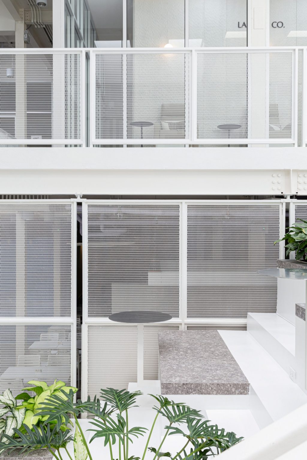 White Cloud Community Space – Community ฟีลบ้านเพื่อน ในพื้นที่บ้านเก่าอนุรักษ์และโครงสร้างใหม่จากเหล็ก SYS White Cloud Community Space เป็นการออกแบบพื้นที่ให้เช่าและ Community Space บนพื้นที่ย่านอารีย์ที่แต่เดิมมีบ้านหลังเก่าตั้งอยู่ โดยโจทย์ตั้งต้นคือการคงบ้านหลังเดิมที่มีความทรงจำและความสำคัญต่อเจ้าของที่ดินเอาไว้ สถาปนิกจึงทำการออกแบบพื้นที่ใช้งานใหม่โอบล้อมบ้านหลังเก่า เปลี่ยนบ้านเป็นไฮไลท์ และสร้างพื้นที่ใช้งานในร่มโอบล้อมโดยรอบ เพื่อให้ผู้คนเข้ามาใช้งานได้อย่างสะดวกสบายตลอดทั้งวัน ในพื้นที่อาคารประมาณ 1,200 ตารางเมตร (ไม่รวมพื้นที่จอดรถ) โครงการนี้ออกแบบโดย คุณอภิชัย จารุรัตนเกื้อ หรือคุณปริ้นท์ Architect Designer จาก Design to the Universe Co., Ltd. (บริษัท ดีไซน์ ทู เดอะ ยูนิเวิร์ส จำกัด) ผู้มีประสบการณ์ในการออกแบบงาน Commercial, Hospitality & Education Building ในหลากหลายโครงการ เช่น Holiday Pastry หน้าร้านชงดีที่ One Bangkok และ Central World หรือโรงพยาบาลหลายแห่ง เป็นผู้นำในการออกแบบ แบ่งสัดส่วนพื้นที่อย่างเป็นระบบ และสร้างเอกลักษณ์ให้กับแบรนด์ได้อย่างโดดเด่น ในโครงการ White Cloud Community Space ด้วยความต้องการให้ Space โปร่งโล่ง มีกรอบเวลาที่ชัดเจน และง่ายต่อการรื้อถอนหลังหมดสัญญาเช่า ทางสถาปนิกจึงเลือกใช้เหล็กโครงสร้าง H-BEAM จาก SYS เป็นโครงสร้างหลักของโครงการ เพราะมีคุณสมบัติที่ตอบโจทย์ทั้งงานดีไซน์ ความแข็งแรง และจัดการก่อสร้างได้สะดวก ส่งผลให้โครงการนี้เสร็จสิ้นได้รวดเร็ว มีดีไซน์ที่โปร่งโล่ง ไม่มีเสาโผล่กลางพื้นที่และตอบโจทย์เรื่องการรักษ์โลกได้จริง เป็น Community Space ยุคใหม่ ที่คุ้มค่าต่อเจ้าของโครงการในระยะยาว อีกทั้งยังสร้างความประทับใจ ความทรงจำ และประสบการณ์การใช้งานที่อบอุ่นและพิเศษให้กับผู้คนได้ทุกครั้งที่เข้ามาใช้งาน จากบ้านเก่าย่านอารีย์สู่ Community แห่งใหม่ในคอนเซ็ปต์ไข่แดง โครงการ White Cloud Community Space เริ่มต้นมาจากเจ้าของโครงการที่ต้องการเปลี่ยนบ้านเช่าหลังเก่าที่มีเอกลักษณ์เฉพาะตัวในย่านอารีย์ กรุงเทพมหานคร ให้กลายเป็น Commercial Building ที่ผู้คนสามารถเข้ามาใช้งานได้อย่างอิสระ ในขณะเดียวกันก็เปิดพื้นที่เช่าให้กับร้านค้าต่าง ๆ เข้ามาประกอบกิจกรรม ออกแบบโดยคุณอภิชัย จารุรัตนเกื้อ หรือคุณปริ้นท์ Architect Designer จาก Design to the Universe Co., Ltd. (บริษัท ดีไซน์ ทู เดอะ ยูนิเวิร์ส จำกัด) เดิมพื้นที่มีบ้านเก่า 2 ชั้นตั้งอยู่ และด้วยการเป็นพื้นที่เช่า เมื่อจบสัญญาเช่าเจ้าของโครงการจำเป็นต้องคืนพื้นที่ในสภาพเดิม ดังนั้นโครงการจึงเน้นไปที่การต่อเติมและสร้างโครงสร้างใหม่เข้ามาเสริม เพื่อรักษาโครงสร้างของบ้านเดิมเอาไว้ให้มากที่สุด และถือโอกาสชูบ้านหลังนี้ให้เป็นจุดเด่นของโครงการด้วย ทำให้บรรยากาศเสมือนการมานั่งเล่นที่บ้านเพื่อน เมื่อต้องการรักษาโครงสร้างเดิมของตัวบ้านเอาไว้ สถาปนิกจึงใช้การออกแบบและวางโครงสร้างส่วนใหม่เข้าไปรอบบ้านแทน เปรียบเสมือน “ไข่แดง (ตัวบ้านเดิม)” ที่ถูกล้อมรอบด้วย “ไข่ขาว (โครงสร้างใหม่)” โดยมีการวางพื้นที่จอดรถไว้ด้านหน้า ช่วยสร้างระยะการรับรู้จากถนน ให้ผู้ใช้งานสามารถมองเห็นความสวยงามของสถาปัตยกรรมและสัมผัสได้ถึงบรรยากาศสบาย ๆ ของโครงการได้ตั้งแต่ทางเข้า ส่วนตัวบ้านเดิมจะเป็นกระบวนการแบบ “กึ่งอนุรักษ์” คือพยายามรักษาวัสดุ โครงสร้างเดิมเอาไว้ เพื่อให้ความทรงจำของบ้านเด่นชัดและสื่อสารความรู้สึกแก่ผู้เข้ามาใช้งานได้อย่างชัดเจนที่สุด นอกจากนี้ยังใช้ “สวน” เพื่อแบ่งโซนการใช้งาน คือ สวนหน้าบ้าน เพิ่มความเขียวให้โครงการดูร่มรื่น และสวนหลังบ้านที่เป็นไฮไลท์ของโครงการ ที่มีร้านค้าหลากหลาย รวมถึงที่นั่ง บริเวณนี้จึงเกิดกิจกรรมและการเคลื่อนไหวค่อนข้างมาก เสริมให้โครงการมีชีวิตชีวามากขึ้น โครงการสีขาว เบาสบาย กับโจทย์ตั้งต้นที่โครงสร้างเหล็กกลายมาเป็นคำตอบ จากโจทย์หลักที่เป็นพื้นที่เช่า “โครงสร้างเหล็ก” จึงกลายเป็นคำตอบที่ชัดเจนสำหรับการออกแบบ เพราะโครงสร้างเหล็กสามารถต่อเติมได้สะดวกและรวดเร็วในพื้นที่ทุกขนาด เช่นเดียวกับโครงการนี้ที่ถนนหน้าโครงการค่อนข้างแคบ การเลือกความยาวเหล็กสำเร็จมาจากโรงงานทำให้การขนส่งเข้ามายังหน้างานเป็นไปอย่างราบรื่น อีกทั้งเหล็กยังสามารถติดตั้งได้รวดเร็ว ไม่กระทบโครงสร้างบ้านหลัก ตลอดจนไม่ก่อมลภาวะทางเสียงหรือฝุ่นให้กับบริบทข้างเคียงที่เป็นย่านที่พักอาศัย โดย White Cloud Community Space ใช้เวลาในการจัดการโครงสร้างเหล็กประมาณ 6 เดือนเท่านั้น (หากรวมระยะเวลาออกแบบจะใช้เวลา 9 เดือน) คุณปรินท์เล่าถึงความสำคัญของ “เวลา” ในโครงการประเภท Commercial Building ว่าโครงการประเภทนี้มักจะมีระยะเวลาในการเกิดชัดเจน ดังนั้นจึงเป็นเรื่องสำคัญมากในการเลือกใช้วัสดุให้เหมาะกับแบบที่คิดไว้และระยะเวลาที่มี ซึ่งเหล็ก H-BEAM จาก SYS ก็ตอบโจทย์ทั้งเรื่องระยะเวลาและรองรับรูปแบบของดีไซน์ที่ต้องการได้เป็นอย่างดี ไม่ว่าจะเป็นความโปร่ง เบา บางของโครงสร้าง เพื่อให้อาคารดูทันสมัย เท่เรียบง่าย แต่ไม่บดบังตัวตนของบ้านเดิม Span (ระยะห่างระหว่างเสา) ที่ยืดได้ยาวขึ้น เป็นอีกหนึ่งข้อดีของการเลือกใช้เหล็กเช่นกัน เมื่อเทียบกับโครงสร้างคอนกรีตที่ต้องมีการหล่อโครงสร้างเสาคาน อาจต้องมีคานทุก 4 เมตร ทำให้หนัาตัดคานอยู่ที่ประมาณ 40 – 50 เซนติเมตร (รวมความหนาคอนกรีตที่เททับด้านบนพื้น) แต่เมื่อเป็นโครงสร้างเหล็ก สามารถยืด Span ได้กว้างกว่าเดิม อีกทั้งในโครงการยังเลือกใช้โครงสร้าง Steel Truss ทำให้ยืดได้กว้างขึ้น ใช้จำนวนเสาในการรับน้ำหนักน้อยลง ส่งผลให้พื้นที่มีความโปร่งโล่งได้อย่างที่ต้องการ Highlight โถงสูงกลางบ้าน สร้างพื้นที่ให้กิจกรรมเชื่อมโยงถึงกัน สถาปนิกมองเผื่อไปยังอนาคตว่า ณ Community Space แห่งนี้อาจมีการขยายตัวของกิจกรรม เช่น การจัดคอนเสิร์ต จัดงานอีเวนต์ หรือทำการแสดงต่าง ๆ ซึ่งจะมีการรวมตัวของผู้คนจำนวนมาก ดังนั้นจึงเป็นแนวคิดที่ดีหากในโครงการมีพื้นที่โถงกลางเพื่อรองรับกิจกรรมนั้น โดยเมื่อเดินเข้ามาด้านในอาคาร จะเจอกับโถง Double Space ที่ฝ้าสูงประมาณ 7 – 8 เมตร มีพื้นที่ลานขนาดใหญ่ และมีการออกแบบเป็นอัฒจรรย์หรือ Amphitheater สีขาวขนาดใหญ่ที่สามารถใช้เป็นทั้งบันไดเชื่อมต่อไปยังชั้น 2 ของอาคารและใช้เป็นที่นั่งได้ ส่วนฝ้าเพดานออกแบบให้เป็นตารางรังผึ้ง มีการสลับกับช่องเปิดเพื่อนำแสงธรรมชาติลงมาสู่พื้นที่ผ่านหลังคาลอนคู่ใส 2 โทนสี คือ ลอนใสและลอนที่เคลือบสีเหลืองอบอุ่น ช่วยลดการเปิดไฟในตอนกลางวันและทำให้โถงสว่างเพียงพอต่อการใช้งาน อีกทั้งยังได้แสงที่นุ่มนวลและมีมิติมากขึ้น นอกจากนี้ยังมีการเติมรายละเอียดตามจุดต่าง ๆ ของอาคารเพื่อให้ภาพลักษณ์ สีสันที่ดูขาวสว่าง โปร่งโล่งนั้นเชื่อมโยงโดยทั่วกัน ผ่านดีไซน์ของขาโต๊ะที่ใช้เหล็ก H-BEAM นำมาตัดให้ได้ระยะใช้งานที่เหมาะสม หรือการเพิ่มฉากระแนงสีขาวแบ่งพื้นที่ใช้งานให้เป็นสัดส่วนแต่ยังคงเชื่อมโยงถึงกันผ่านการมองเห็น หลังคาที่ถูกยกความสูง เพิ่มความโปร่งให้ Space เหล็ก H-BEAM จาก SYS ไม่ได้ถูกใช้เป็นโครงสร้างของอาคารหลังใหม่เพียงเท่านั้น แต่ยังถูกใช้เพิ่มต่อเติมและเสริมให้บ้านเดิมมีความโปร่งโล่งแข็งแรงมากขึ้น ดีเทลหนึ่งที่น่าสนใจของโครงการ คือการใช้เหล็ก H-BEAM เข้ามายกความสูงของโครงสร้างหลังคาของบ้านเดิมขึ้น จากเดิมที่เพดานชั้นสองของบ้านค่อนข้างต่ำ เมื่อถูกรื้อฝ้าออกเพื่อโชว์ให้เห็น Slope ของโครงหลังคา ทำให้พื้นที่ภายในดูโปร่งมากขึ้น ส่วนของชั้นหนึ่งเองก็มีการยกเพดานขึ้นเช่นกัน โดยใช้โครงสร้างเหล็กต่อเข้ากับโครงสร้างคอนกรีตเดิมเพื่อพยุงโครงสร้างบ้านทั้งหมดให้มั่นคง อีกทั้งยังมีการรื้อฝ้าเพดานออกเพื่อให้พื้นที่ได้ความสูงโปร่งมากขึ้น โครงสร้างเหล็ก H-BEAM สีขาวที่ต่อเติมเข้ามามีความทันสมัยที่ตัดกับบรรยากาศบ้านโมเดิร์นที่ดูย้อนยุค ทำให้เกิด Contrast ของพื้นที่ที่น่าสนใจ เสมือนเดินเข้าสู่อาคารอนุรักษ์แบบร่วมสมัย เหล็ก = วัสดุที่ตอบโจทย์คุ้มค่าตั้งแต่วันแรกที่เลือกใช้ จนถึงวันสุดท้ายที่รื้อถอนอาคาร จากการที่ได้พูดคุยถึงขั้นตอนการคิด การออกแบบ และการก่อสร้างของโครงการ White Cloud Community Space กับคุณปรินท์ ทำให้ทราบว่า “สถาปนิก” หรือ “ผู้ออกแบบ” มีส่วนสำคัญที่ช่วยให้ความรู้ในเรื่องวัสดุที่เหมาะสมกับเจ้าของโครงการเป็นอย่างมาก เช่นเดียวกับในโครงการนี้ที่ทางคุณปรินท์ได้มีการเล่าเกี่ยวกับการเลือกใช้เหล็ก H-BEAM ที่นอกจากจะช่วยให้ภาพที่ออกแบบเป็นจริงตามที่ต้องการแล้ว ยังมีข้อดีอีกหลายอย่างในเชิงการใช้งาน เช่น ความรวดเร็ว ความเพรียวบางของโครงสร้าง เป็นโครงสร้างที่ไม่มีฝุ่น และที่สำคัญ คือในวันที่หมดสัญญาเช่า สามารถรื้อถอนได้ทันที สามารถขายหรือรีไซเคิลใช้งานต่อได้ ซึ่งทั้งหมดนี้ตอบโจทย์ความคุ้มค่าให้กับลูกค้าได้ในหลากหลายมุม ทั้งความใส่ใจของแบรนด์ที่มีต่ออาคารข้างเคียง และการคิดเผื่อด้านสิ่งแวดล้อมของโครงการซึ่งเป็นสิ่งที่ทั่วโลกต่างให้ความสำคัญอยู่ ณ เวลานี้ งานออกแบบที่สะท้อนให้เห็นความยืดหยุ่นในการใช้เหล็ก H-BEAM ในงานสถาปัตยกรรม (กึ่งอนุรักษ์ จากโครงการที่มีโครงสร้างบ้านเดิมอยู่แล้ว) และการก่อสร้าง ที่ช่วยสร้างเอกลักษณ์ให้กับโครงการ และตอบโจทย์หรือเงื่อนไขของโครงการได้อย่างตรงจุด ทั้งในเชิงความแข็งแรง ความสวยงาม และความยั่งยืน สนใจสินค้าเหล็ก H-BEAM และบริการจาก SYS สามารถติดต่อสอบถามได้ทางช่องทาง WEBSITE-SYS STEEL: https://bit.ly/3qYADQ0 YOUTUBE: http://bit.ly/3asNqnp LINE: https://bit.ly/3gEI0tz TikTok: https://bit.ly/46AnaTP White Cloud Community Space – Community ฟีลบ้านเพื่อน ในพื้นที่บ้านเก่าอนุรักษ์และโครงสร้างใหม่จากเหล็ก SYS White Cloud Community Space เป็นการออกแบบพื้นที่ให้เช่าและ Community Space บนพื้นที่ย่านอารีย์ที่แต่เดิมมีบ้านหลังเก่าตั้งอยู่ โดยโจทย์ตั้งต้นคือการคงบ้านหลังเดิมที่มีความทรงจำและความสำคัญต่อเจ้าของที่ดินเอาไว้ สถาปนิกจึงทำการออกแบบพื้นที่ใช้งานใหม่โอบล้อมบ้านหลังเก่า เปลี่ยนบ้านเป็นไฮไลท์ และสร้างพื้นที่ใช้งานในร่มโอบล้อมโดยรอบ เพื่อให้ผู้คนเข้ามาใช้งานได้อย่างสะดวกสบายตลอดทั้งวัน ในพื้นที่อาคารประมาณ 1,200 ตารางเมตร (ไม่รวมพื้นที่จอดรถ) โครงการนี้ออกแบบโดย คุณอภิชัย จารุรัตนเกื้อ หรือคุณปริ้นท์ Architect Designer จาก Design to the Universe Co., Ltd. (บริษัท ดีไซน์ ทู เดอะ ยูนิเวิร์ส จำกัด) ผู้มีประสบการณ์ในการออกแบบงาน Commercial, Hospitality & Education Building ในหลากหลายโครงการ เช่น Holiday Pastry หน้าร้านชงดีที่ One Bangkok และ Central World หรือโรงพยาบาลหลายแห่ง เป็นผู้นำในการออกแบบ แบ่งสัดส่วนพื้นที่อย่างเป็นระบบ และสร้างเอกลักษณ์ให้กับแบรนด์ได้อย่างโดดเด่น ในโครงการ White Cloud Community Space ด้วยความต้องการให้ Space โปร่งโล่ง มีกรอบเวลาที่ชัดเจน และง่ายต่อการรื้อถอนหลังหมดสัญญาเช่า ทางสถาปนิกจึงเลือกใช้เหล็กโครงสร้าง H-BEAM จาก SYS เป็นโครงสร้างหลักของโครงการ เพราะมีคุณสมบัติที่ตอบโจทย์ทั้งงานดีไซน์ ความแข็งแรง และจัดการก่อสร้างได้สะดวก ส่งผลให้โครงการนี้เสร็จสิ้นได้รวดเร็ว มีดีไซน์ที่โปร่งโล่ง ไม่มีเสาโผล่กลางพื้นที่และตอบโจทย์เรื่องการรักษ์โลกได้จริง เป็น Community Space ยุคใหม่ ที่คุ้มค่าต่อเจ้าของโครงการในระยะยาว อีกทั้งยังสร้างความประทับใจ ความทรงจำ และประสบการณ์การใช้งานที่อบอุ่นและพิเศษให้กับผู้คนได้ทุกครั้งที่เข้ามาใช้งาน จากบ้านเก่าย่านอารีย์สู่ Community แห่งใหม่ในคอนเซ็ปต์ไข่แดง โครงการ White Cloud Community Space เริ่มต้นมาจากเจ้าของโครงการที่ต้องการเปลี่ยนบ้านเช่าหลังเก่าที่มีเอกลักษณ์เฉพาะตัวในย่านอารีย์ กรุงเทพมหานคร ให้กลายเป็น Commercial Building ที่ผู้คนสามารถเข้ามาใช้งานได้อย่างอิสระ ในขณะเดียวกันก็เปิดพื้นที่เช่าให้กับร้านค้าต่าง ๆ เข้ามาประกอบกิจกรรม ออกแบบโดยคุณอภิชัย จารุรัตนเกื้อ หรือคุณปริ้นท์ Architect Designer จาก Design to the Universe Co., Ltd. (บริษัท ดีไซน์ ทู เดอะ ยูนิเวิร์ส จำกัด) เดิมพื้นที่มีบ้านเก่า 2 ชั้นตั้งอยู่ และด้วยการเป็นพื้นที่เช่า เมื่อจบสัญญาเช่าเจ้าของโครงการจำเป็นต้องคืนพื้นที่ในสภาพเดิม ดังนั้นโครงการจึงเน้นไปที่การต่อเติมและสร้างโครงสร้างใหม่เข้ามาเสริม เพื่อรักษาโครงสร้างของบ้านเดิมเอาไว้ให้มากที่สุด และถือโอกาสชูบ้านหลังนี้ให้เป็นจุดเด่นของโครงการด้วย ทำให้บรรยากาศเสมือนการมานั่งเล่นที่บ้านเพื่อน เมื่อต้องการรักษาโครงสร้างเดิมของตัวบ้านเอาไว้ สถาปนิกจึงใช้การออกแบบและวางโครงสร้างส่วนใหม่เข้าไปรอบบ้านแทน เปรียบเสมือน “ไข่แดง (ตัวบ้านเดิม)” ที่ถูกล้อมรอบด้วย “ไข่ขาว (โครงสร้างใหม่)” โดยมีการวางพื้นที่จอดรถไว้ด้านหน้า ช่วยสร้างระยะการรับรู้จากถนน ให้ผู้ใช้งานสามารถมองเห็นความสวยงามของสถาปัตยกรรมและสัมผัสได้ถึงบรรยากาศสบาย ๆ ของโครงการได้ตั้งแต่ทางเข้า ส่วนตัวบ้านเดิมจะเป็นกระบวนการแบบ “กึ่งอนุรักษ์” คือพยายามรักษาวัสดุ โครงสร้างเดิมเอาไว้ เพื่อให้ความทรงจำของบ้านเด่นชัดและสื่อสารความรู้สึกแก่ผู้เข้ามาใช้งานได้อย่างชัดเจนที่สุด นอกจากนี้ยังใช้ “สวน” เพื่อแบ่งโซนการใช้งาน คือ สวนหน้าบ้าน เพิ่มความเขียวให้โครงการดูร่มรื่น และสวนหลังบ้านที่เป็นไฮไลท์ของโครงการ ที่มีร้านค้าหลากหลาย รวมถึงที่นั่ง บริเวณนี้จึงเกิดกิจกรรมและการเคลื่อนไหวค่อนข้างมาก เสริมให้โครงการมีชีวิตชีวามากขึ้น โครงการสีขาว เบาสบาย กับโจทย์ตั้งต้นที่โครงสร้างเหล็กกลายมาเป็นคำตอบ จากโจทย์หลักที่เป็นพื้นที่เช่า “โครงสร้างเหล็ก” จึงกลายเป็นคำตอบที่ชัดเจนสำหรับการออกแบบ เพราะโครงสร้างเหล็กสามารถต่อเติมได้สะดวกและรวดเร็วในพื้นที่ทุกขนาด เช่นเดียวกับโครงการนี้ที่ถนนหน้าโครงการค่อนข้างแคบ การเลือกความยาวเหล็กสำเร็จมาจากโรงงานทำให้การขนส่งเข้ามายังหน้างานเป็นไปอย่างราบรื่น อีกทั้งเหล็กยังสามารถติดตั้งได้รวดเร็ว ไม่กระทบโครงสร้างบ้านหลัก ตลอดจนไม่ก่อมลภาวะทางเสียงหรือฝุ่นให้กับบริบทข้างเคียงที่เป็นย่านที่พักอาศัย โดย White Cloud Community Space ใช้เวลาในการจัดการโครงสร้างเหล็กประมาณ 6 เดือนเท่านั้น (หากรวมระยะเวลาออกแบบจะใช้เวลา 9 เดือน) คุณปรินท์เล่าถึงความสำคัญของ “เวลา” ในโครงการประเภท Commercial Building ว่าโครงการประเภทนี้มักจะมีระยะเวลาในการเกิดชัดเจน ดังนั้นจึงเป็นเรื่องสำคัญมากในการเลือกใช้วัสดุให้เหมาะกับแบบที่คิดไว้และระยะเวลาที่มี ซึ่งเหล็ก H-BEAM จาก SYS ก็ตอบโจทย์ทั้งเรื่องระยะเวลาและรองรับรูปแบบของดีไซน์ที่ต้องการได้เป็นอย่างดี ไม่ว่าจะเป็นความโปร่ง เบา บางของโครงสร้าง เพื่อให้อาคารดูทันสมัย เท่เรียบง่าย แต่ไม่บดบังตัวตนของบ้านเดิม Span (ระยะห่างระหว่างเสา) ที่ยืดได้ยาวขึ้น เป็นอีกหนึ่งข้อดีของการเลือกใช้เหล็กเช่นกัน เมื่อเทียบกับโครงสร้างคอนกรีตที่ต้องมีการหล่อโครงสร้างเสาคาน อาจต้องมีคานทุก 4 เมตร ทำให้หนัาตัดคานอยู่ที่ประมาณ 40 – 50 เซนติเมตร (รวมความหนาคอนกรีตที่เททับด้านบนพื้น) แต่เมื่อเป็นโครงสร้างเหล็ก สามารถยืด Span ได้กว้างกว่าเดิม อีกทั้งในโครงการยังเลือกใช้โครงสร้าง Steel Truss ทำให้ยืดได้กว้างขึ้น ใช้จำนวนเสาในการรับน้ำหนักน้อยลง ส่งผลให้พื้นที่มีความโปร่งโล่งได้อย่างที่ต้องการ Highlight โถงสูงกลางบ้าน สร้างพื้นที่ให้กิจกรรมเชื่อมโยงถึงกัน สถาปนิกมองเผื่อไปยังอนาคตว่า ณ Community Space แห่งนี้อาจมีการขยายตัวของกิจกรรม เช่น การจัดคอนเสิร์ต จัดงานอีเวนต์ หรือทำการแสดงต่าง ๆ ซึ่งจะมีการรวมตัวของผู้คนจำนวนมาก ดังนั้นจึงเป็นแนวคิดที่ดีหากในโครงการมีพื้นที่โถงกลางเพื่อรองรับกิจกรรมนั้น โดยเมื่อเดินเข้ามาด้านในอาคาร จะเจอกับโถง Double Space ที่ฝ้าสูงประมาณ 7 – 8 เมตร มีพื้นที่ลานขนาดใหญ่ และมีการออกแบบเป็นอัฒจรรย์หรือ Amphitheater สีขาวขนาดใหญ่ที่สามารถใช้เป็นทั้งบันไดเชื่อมต่อไปยังชั้น 2 ของอาคารและใช้เป็นที่นั่งได้ ส่วนฝ้าเพดานออกแบบให้เป็นตารางรังผึ้ง มีการสลับกับช่องเปิดเพื่อนำแสงธรรมชาติลงมาสู่พื้นที่ผ่านหลังคาลอนคู่ใส 2 โทนสี คือ ลอนใสและลอนที่เคลือบสีเหลืองอบอุ่น ช่วยลดการเปิดไฟในตอนกลางวันและทำให้โถงสว่างเพียงพอต่อการใช้งาน อีกทั้งยังได้แสงที่นุ่มนวลและมีมิติมากขึ้น นอกจากนี้ยังมีการเติมรายละเอียดตามจุดต่าง ๆ ของอาคารเพื่อให้ภาพลักษณ์ สีสันที่ดูขาวสว่าง โปร่งโล่งนั้นเชื่อมโยงโดยทั่วกัน ผ่านดีไซน์ของขาโต๊ะที่ใช้เหล็ก H-BEAM นำมาตัดให้ได้ระยะใช้งานที่เหมาะสม หรือการเพิ่มฉากระแนงสีขาวแบ่งพื้นที่ใช้งานให้เป็นสัดส่วนแต่ยังคงเชื่อมโยงถึงกันผ่านการมองเห็น หลังคาที่ถูกยกความสูง เพิ่มความโปร่งให้ Space เหล็ก H-BEAM จาก SYS ไม่ได้ถูกใช้เป็นโครงสร้างของอาคารหลังใหม่เพียงเท่านั้น แต่ยังถูกใช้เพิ่มต่อเติมและเสริมให้บ้านเดิมมีความโปร่งโล่งแข็งแรงมากขึ้น ดีเทลหนึ่งที่น่าสนใจของโครงการ คือการใช้เหล็ก H-BEAM เข้ามายกความสูงของโครงสร้างหลังคาของบ้านเดิมขึ้น จากเดิมที่เพดานชั้นสองของบ้านค่อนข้างต่ำ เมื่อถูกรื้อฝ้าออกเพื่อโชว์ให้เห็น Slope ของโครงหลังคา ทำให้พื้นที่ภายในดูโปร่งมากขึ้น ส่วนของชั้นหนึ่งเองก็มีการยกเพดานขึ้นเช่นกัน โดยใช้โครงสร้างเหล็กต่อเข้ากับโครงสร้างคอนกรีตเดิมเพื่อพยุงโครงสร้างบ้านทั้งหมดให้มั่นคง อีกทั้งยังมีการรื้อฝ้าเพดานออกเพื่อให้พื้นที่ได้ความสูงโปร่งมากขึ้น โครงสร้างเหล็ก H-BEAM สีขาวที่ต่อเติมเข้ามามีความทันสมัยที่ตัดกับบรรยากาศบ้านโมเดิร์นที่ดูย้อนยุค ทำให้เกิด Contrast ของพื้นที่ที่น่าสนใจ เสมือนเดินเข้าสู่อาคารอนุรักษ์แบบร่วมสมัย เหล็ก = วัสดุที่ตอบโจทย์คุ้มค่าตั้งแต่วันแรกที่เลือกใช้ จนถึงวันสุดท้ายที่รื้อถอนอาคาร จากการที่ได้พูดคุยถึงขั้นตอนการคิด การออกแบบ และการก่อสร้างของโครงการ White Cloud Community Space กับคุณปรินท์ ทำให้ทราบว่า “สถาปนิก” หรือ “ผู้ออกแบบ” มีส่วนสำคัญที่ช่วยให้ความรู้ในเรื่องวัสดุที่เหมาะสมกับเจ้าของโครงการเป็นอย่างมาก เช่นเดียวกับในโครงการนี้ที่ทางคุณปรินท์ได้มีการเล่าเกี่ยวกับการเลือกใช้เหล็ก H-BEAM ที่นอกจากจะช่วยให้ภาพที่ออกแบบเป็นจริงตามที่ต้องการแล้ว ยังมีข้อดีอีกหลายอย่างในเชิงการใช้งาน เช่น ความรวดเร็ว ความเพรียวบางของโครงสร้าง เป็นโครงสร้างที่ไม่มีฝุ่น และที่สำคัญ คือในวันที่หมดสัญญาเช่า สามารถรื้อถอนได้ทันที สามารถขายหรือรีไซเคิลใช้งานต่อได้ ซึ่งทั้งหมดนี้ตอบโจทย์ความคุ้มค่าให้กับลูกค้าได้ในหลากหลายมุม ทั้งความใส่ใจของแบรนด์ที่มีต่ออาคารข้างเคียง และการคิดเผื่อด้านสิ่งแวดล้อมของโครงการซึ่งเป็นสิ่งที่ทั่วโลกต่างให้ความสำคัญอยู่ ณ เวลานี้ งานออกแบบที่สะท้อนให้เห็นความยืดหยุ่นในการใช้เหล็ก H-BEAM ในงานสถาปัตยกรรม (กึ่งอนุรักษ์ จากโครงการที่มีโครงสร้างบ้านเดิมอยู่แล้ว) และการก่อสร้าง ที่ช่วยสร้างเอกลักษณ์ให้กับโครงการ และตอบโจทย์หรือเงื่อนไขของโครงการได้อย่างตรงจุด ทั้งในเชิงความแข็งแรง ความสวยงาม และความยั่งยืน สนใจสินค้าเหล็ก H-BEAM และบริการจาก SYS สามารถติดต่อสอบถามได้ทางช่องทาง WEBSITE-SYS STEEL: https://bit.ly/3qYADQ0 YOUTUBE: http://bit.ly/3asNqnp LINE: https://bit.ly/3gEI0tz TikTok: https://bit.ly/46AnaTP