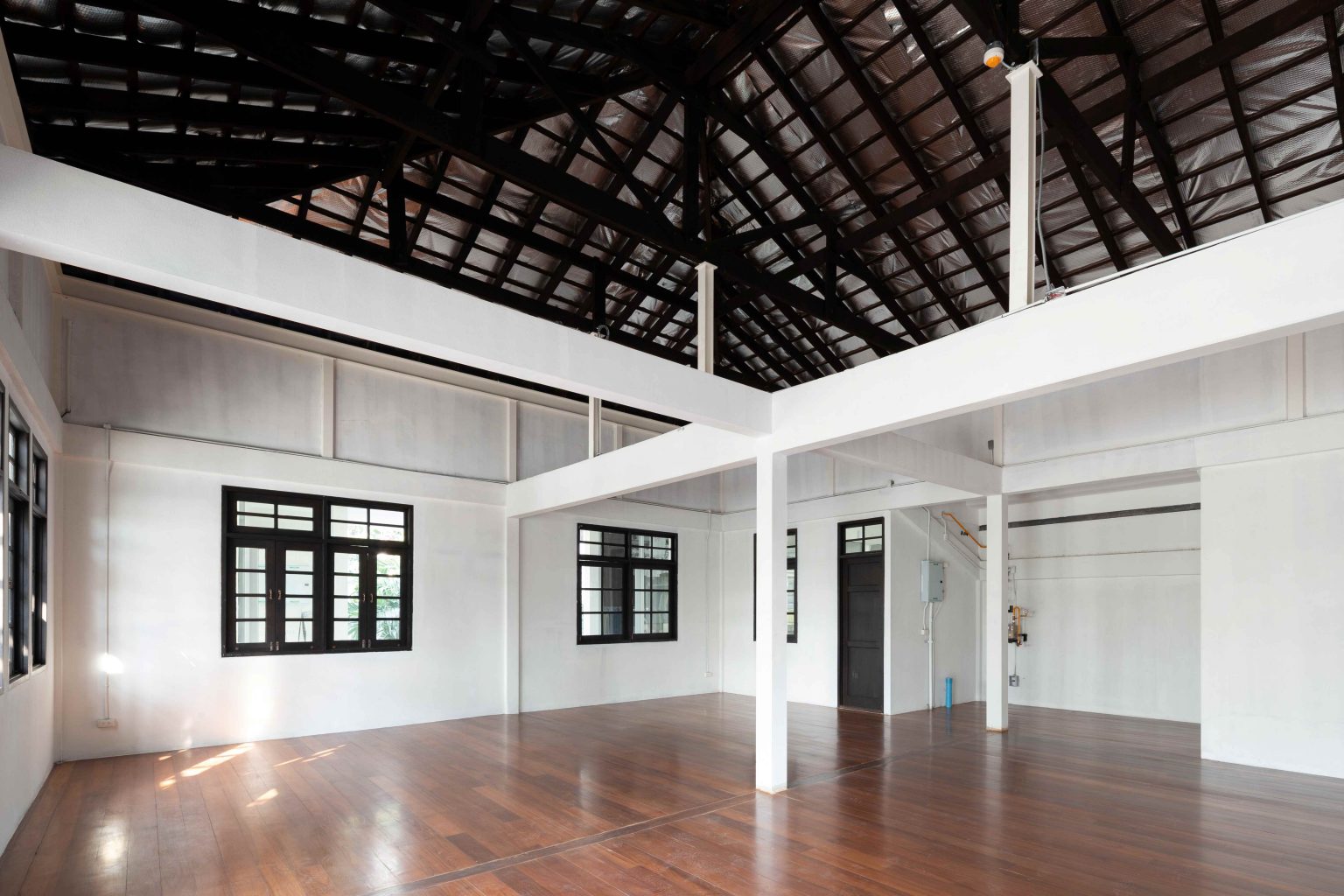 White Cloud Community Space – Community ฟีลบ้านเพื่อน ในพื้นที่บ้านเก่าอนุรักษ์และโครงสร้างใหม่จากเหล็ก SYS White Cloud Community Space เป็นการออกแบบพื้นที่ให้เช่าและ Community Space บนพื้นที่ย่านอารีย์ที่แต่เดิมมีบ้านหลังเก่าตั้งอยู่ โดยโจทย์ตั้งต้นคือการคงบ้านหลังเดิมที่มีความทรงจำและความสำคัญต่อเจ้าของที่ดินเอาไว้ สถาปนิกจึงทำการออกแบบพื้นที่ใช้งานใหม่โอบล้อมบ้านหลังเก่า เปลี่ยนบ้านเป็นไฮไลท์ และสร้างพื้นที่ใช้งานในร่มโอบล้อมโดยรอบ เพื่อให้ผู้คนเข้ามาใช้งานได้อย่างสะดวกสบายตลอดทั้งวัน ในพื้นที่อาคารประมาณ 1,200 ตารางเมตร (ไม่รวมพื้นที่จอดรถ) โครงการนี้ออกแบบโดย คุณอภิชัย จารุรัตนเกื้อ หรือคุณปริ้นท์ Architect Designer จาก Design to the Universe Co., Ltd. (บริษัท ดีไซน์ ทู เดอะ ยูนิเวิร์ส จำกัด) ผู้มีประสบการณ์ในการออกแบบงาน Commercial, Hospitality & Education Building ในหลากหลายโครงการ เช่น Holiday Pastry หน้าร้านชงดีที่ One Bangkok และ Central World หรือโรงพยาบาลหลายแห่ง เป็นผู้นำในการออกแบบ แบ่งสัดส่วนพื้นที่อย่างเป็นระบบ และสร้างเอกลักษณ์ให้กับแบรนด์ได้อย่างโดดเด่น ในโครงการ White Cloud Community Space ด้วยความต้องการให้ Space โปร่งโล่ง มีกรอบเวลาที่ชัดเจน และง่ายต่อการรื้อถอนหลังหมดสัญญาเช่า ทางสถาปนิกจึงเลือกใช้เหล็กโครงสร้าง H-BEAM จาก SYS เป็นโครงสร้างหลักของโครงการ เพราะมีคุณสมบัติที่ตอบโจทย์ทั้งงานดีไซน์ ความแข็งแรง และจัดการก่อสร้างได้สะดวก ส่งผลให้โครงการนี้เสร็จสิ้นได้รวดเร็ว มีดีไซน์ที่โปร่งโล่ง ไม่มีเสาโผล่กลางพื้นที่และตอบโจทย์เรื่องการรักษ์โลกได้จริง เป็น Community Space ยุคใหม่ ที่คุ้มค่าต่อเจ้าของโครงการในระยะยาว อีกทั้งยังสร้างความประทับใจ ความทรงจำ และประสบการณ์การใช้งานที่อบอุ่นและพิเศษให้กับผู้คนได้ทุกครั้งที่เข้ามาใช้งาน จากบ้านเก่าย่านอารีย์สู่ Community แห่งใหม่ในคอนเซ็ปต์ไข่แดง โครงการ White Cloud Community Space เริ่มต้นมาจากเจ้าของโครงการที่ต้องการเปลี่ยนบ้านเช่าหลังเก่าที่มีเอกลักษณ์เฉพาะตัวในย่านอารีย์ กรุงเทพมหานคร ให้กลายเป็น Commercial Building ที่ผู้คนสามารถเข้ามาใช้งานได้อย่างอิสระ ในขณะเดียวกันก็เปิดพื้นที่เช่าให้กับร้านค้าต่าง ๆ เข้ามาประกอบกิจกรรม ออกแบบโดยคุณอภิชัย จารุรัตนเกื้อ หรือคุณปริ้นท์ Architect Designer จาก Design to the Universe Co., Ltd. (บริษัท ดีไซน์ ทู เดอะ ยูนิเวิร์ส จำกัด) เดิมพื้นที่มีบ้านเก่า 2 ชั้นตั้งอยู่ และด้วยการเป็นพื้นที่เช่า เมื่อจบสัญญาเช่าเจ้าของโครงการจำเป็นต้องคืนพื้นที่ในสภาพเดิม ดังนั้นโครงการจึงเน้นไปที่การต่อเติมและสร้างโครงสร้างใหม่เข้ามาเสริม เพื่อรักษาโครงสร้างของบ้านเดิมเอาไว้ให้มากที่สุด และถือโอกาสชูบ้านหลังนี้ให้เป็นจุดเด่นของโครงการด้วย ทำให้บรรยากาศเสมือนการมานั่งเล่นที่บ้านเพื่อน เมื่อต้องการรักษาโครงสร้างเดิมของตัวบ้านเอาไว้ สถาปนิกจึงใช้การออกแบบและวางโครงสร้างส่วนใหม่เข้าไปรอบบ้านแทน เปรียบเสมือน “ไข่แดง (ตัวบ้านเดิม)” ที่ถูกล้อมรอบด้วย “ไข่ขาว (โครงสร้างใหม่)” โดยมีการวางพื้นที่จอดรถไว้ด้านหน้า ช่วยสร้างระยะการรับรู้จากถนน ให้ผู้ใช้งานสามารถมองเห็นความสวยงามของสถาปัตยกรรมและสัมผัสได้ถึงบรรยากาศสบาย ๆ ของโครงการได้ตั้งแต่ทางเข้า ส่วนตัวบ้านเดิมจะเป็นกระบวนการแบบ “กึ่งอนุรักษ์” คือพยายามรักษาวัสดุ โครงสร้างเดิมเอาไว้ เพื่อให้ความทรงจำของบ้านเด่นชัดและสื่อสารความรู้สึกแก่ผู้เข้ามาใช้งานได้อย่างชัดเจนที่สุด นอกจากนี้ยังใช้ “สวน” เพื่อแบ่งโซนการใช้งาน คือ สวนหน้าบ้าน เพิ่มความเขียวให้โครงการดูร่มรื่น และสวนหลังบ้านที่เป็นไฮไลท์ของโครงการ ที่มีร้านค้าหลากหลาย รวมถึงที่นั่ง บริเวณนี้จึงเกิดกิจกรรมและการเคลื่อนไหวค่อนข้างมาก เสริมให้โครงการมีชีวิตชีวามากขึ้น โครงการสีขาว เบาสบาย กับโจทย์ตั้งต้นที่โครงสร้างเหล็กกลายมาเป็นคำตอบ จากโจทย์หลักที่เป็นพื้นที่เช่า “โครงสร้างเหล็ก” จึงกลายเป็นคำตอบที่ชัดเจนสำหรับการออกแบบ เพราะโครงสร้างเหล็กสามารถต่อเติมได้สะดวกและรวดเร็วในพื้นที่ทุกขนาด เช่นเดียวกับโครงการนี้ที่ถนนหน้าโครงการค่อนข้างแคบ การเลือกความยาวเหล็กสำเร็จมาจากโรงงานทำให้การขนส่งเข้ามายังหน้างานเป็นไปอย่างราบรื่น อีกทั้งเหล็กยังสามารถติดตั้งได้รวดเร็ว ไม่กระทบโครงสร้างบ้านหลัก ตลอดจนไม่ก่อมลภาวะทางเสียงหรือฝุ่นให้กับบริบทข้างเคียงที่เป็นย่านที่พักอาศัย โดย White Cloud Community Space ใช้เวลาในการจัดการโครงสร้างเหล็กประมาณ 6 เดือนเท่านั้น (หากรวมระยะเวลาออกแบบจะใช้เวลา 9 เดือน) คุณปรินท์เล่าถึงความสำคัญของ “เวลา” ในโครงการประเภท Commercial Building ว่าโครงการประเภทนี้มักจะมีระยะเวลาในการเกิดชัดเจน ดังนั้นจึงเป็นเรื่องสำคัญมากในการเลือกใช้วัสดุให้เหมาะกับแบบที่คิดไว้และระยะเวลาที่มี ซึ่งเหล็ก H-BEAM จาก SYS ก็ตอบโจทย์ทั้งเรื่องระยะเวลาและรองรับรูปแบบของดีไซน์ที่ต้องการได้เป็นอย่างดี ไม่ว่าจะเป็นความโปร่ง เบา บางของโครงสร้าง เพื่อให้อาคารดูทันสมัย เท่เรียบง่าย แต่ไม่บดบังตัวตนของบ้านเดิม Span (ระยะห่างระหว่างเสา) ที่ยืดได้ยาวขึ้น เป็นอีกหนึ่งข้อดีของการเลือกใช้เหล็กเช่นกัน เมื่อเทียบกับโครงสร้างคอนกรีตที่ต้องมีการหล่อโครงสร้างเสาคาน อาจต้องมีคานทุก 4 เมตร ทำให้หนัาตัดคานอยู่ที่ประมาณ 40 – 50 เซนติเมตร (รวมความหนาคอนกรีตที่เททับด้านบนพื้น) แต่เมื่อเป็นโครงสร้างเหล็ก สามารถยืด Span ได้กว้างกว่าเดิม อีกทั้งในโครงการยังเลือกใช้โครงสร้าง Steel Truss ทำให้ยืดได้กว้างขึ้น ใช้จำนวนเสาในการรับน้ำหนักน้อยลง ส่งผลให้พื้นที่มีความโปร่งโล่งได้อย่างที่ต้องการ Highlight โถงสูงกลางบ้าน สร้างพื้นที่ให้กิจกรรมเชื่อมโยงถึงกัน สถาปนิกมองเผื่อไปยังอนาคตว่า ณ Community Space แห่งนี้อาจมีการขยายตัวของกิจกรรม เช่น การจัดคอนเสิร์ต จัดงานอีเวนต์ หรือทำการแสดงต่าง ๆ ซึ่งจะมีการรวมตัวของผู้คนจำนวนมาก ดังนั้นจึงเป็นแนวคิดที่ดีหากในโครงการมีพื้นที่โถงกลางเพื่อรองรับกิจกรรมนั้น โดยเมื่อเดินเข้ามาด้านในอาคาร จะเจอกับโถง Double Space ที่ฝ้าสูงประมาณ 7 – 8 เมตร มีพื้นที่ลานขนาดใหญ่ และมีการออกแบบเป็นอัฒจรรย์หรือ Amphitheater สีขาวขนาดใหญ่ที่สามารถใช้เป็นทั้งบันไดเชื่อมต่อไปยังชั้น 2 ของอาคารและใช้เป็นที่นั่งได้ ส่วนฝ้าเพดานออกแบบให้เป็นตารางรังผึ้ง มีการสลับกับช่องเปิดเพื่อนำแสงธรรมชาติลงมาสู่พื้นที่ผ่านหลังคาลอนคู่ใส 2 โทนสี คือ ลอนใสและลอนที่เคลือบสีเหลืองอบอุ่น ช่วยลดการเปิดไฟในตอนกลางวันและทำให้โถงสว่างเพียงพอต่อการใช้งาน อีกทั้งยังได้แสงที่นุ่มนวลและมีมิติมากขึ้น นอกจากนี้ยังมีการเติมรายละเอียดตามจุดต่าง ๆ ของอาคารเพื่อให้ภาพลักษณ์ สีสันที่ดูขาวสว่าง โปร่งโล่งนั้นเชื่อมโยงโดยทั่วกัน ผ่านดีไซน์ของขาโต๊ะที่ใช้เหล็ก H-BEAM นำมาตัดให้ได้ระยะใช้งานที่เหมาะสม หรือการเพิ่มฉากระแนงสีขาวแบ่งพื้นที่ใช้งานให้เป็นสัดส่วนแต่ยังคงเชื่อมโยงถึงกันผ่านการมองเห็น หลังคาที่ถูกยกความสูง เพิ่มความโปร่งให้ Space เหล็ก H-BEAM จาก SYS ไม่ได้ถูกใช้เป็นโครงสร้างของอาคารหลังใหม่เพียงเท่านั้น แต่ยังถูกใช้เพิ่มต่อเติมและเสริมให้บ้านเดิมมีความโปร่งโล่งแข็งแรงมากขึ้น ดีเทลหนึ่งที่น่าสนใจของโครงการ คือการใช้เหล็ก H-BEAM เข้ามายกความสูงของโครงสร้างหลังคาของบ้านเดิมขึ้น จากเดิมที่เพดานชั้นสองของบ้านค่อนข้างต่ำ เมื่อถูกรื้อฝ้าออกเพื่อโชว์ให้เห็น Slope ของโครงหลังคา ทำให้พื้นที่ภายในดูโปร่งมากขึ้น ส่วนของชั้นหนึ่งเองก็มีการยกเพดานขึ้นเช่นกัน โดยใช้โครงสร้างเหล็กต่อเข้ากับโครงสร้างคอนกรีตเดิมเพื่อพยุงโครงสร้างบ้านทั้งหมดให้มั่นคง อีกทั้งยังมีการรื้อฝ้าเพดานออกเพื่อให้พื้นที่ได้ความสูงโปร่งมากขึ้น โครงสร้างเหล็ก H-BEAM สีขาวที่ต่อเติมเข้ามามีความทันสมัยที่ตัดกับบรรยากาศบ้านโมเดิร์นที่ดูย้อนยุค ทำให้เกิด Contrast ของพื้นที่ที่น่าสนใจ เสมือนเดินเข้าสู่อาคารอนุรักษ์แบบร่วมสมัย เหล็ก = วัสดุที่ตอบโจทย์คุ้มค่าตั้งแต่วันแรกที่เลือกใช้ จนถึงวันสุดท้ายที่รื้อถอนอาคาร จากการที่ได้พูดคุยถึงขั้นตอนการคิด การออกแบบ และการก่อสร้างของโครงการ White Cloud Community Space กับคุณปรินท์ ทำให้ทราบว่า “สถาปนิก” หรือ “ผู้ออกแบบ” มีส่วนสำคัญที่ช่วยให้ความรู้ในเรื่องวัสดุที่เหมาะสมกับเจ้าของโครงการเป็นอย่างมาก เช่นเดียวกับในโครงการนี้ที่ทางคุณปรินท์ได้มีการเล่าเกี่ยวกับการเลือกใช้เหล็ก H-BEAM ที่นอกจากจะช่วยให้ภาพที่ออกแบบเป็นจริงตามที่ต้องการแล้ว ยังมีข้อดีอีกหลายอย่างในเชิงการใช้งาน เช่น ความรวดเร็ว ความเพรียวบางของโครงสร้าง เป็นโครงสร้างที่ไม่มีฝุ่น และที่สำคัญ คือในวันที่หมดสัญญาเช่า สามารถรื้อถอนได้ทันที สามารถขายหรือรีไซเคิลใช้งานต่อได้ ซึ่งทั้งหมดนี้ตอบโจทย์ความคุ้มค่าให้กับลูกค้าได้ในหลากหลายมุม ทั้งความใส่ใจของแบรนด์ที่มีต่ออาคารข้างเคียง และการคิดเผื่อด้านสิ่งแวดล้อมของโครงการซึ่งเป็นสิ่งที่ทั่วโลกต่างให้ความสำคัญอยู่ ณ เวลานี้ งานออกแบบที่สะท้อนให้เห็นความยืดหยุ่นในการใช้เหล็ก H-BEAM ในงานสถาปัตยกรรม (กึ่งอนุรักษ์ จากโครงการที่มีโครงสร้างบ้านเดิมอยู่แล้ว) และการก่อสร้าง ที่ช่วยสร้างเอกลักษณ์ให้กับโครงการ และตอบโจทย์หรือเงื่อนไขของโครงการได้อย่างตรงจุด ทั้งในเชิงความแข็งแรง ความสวยงาม และความยั่งยืน สนใจสินค้าเหล็ก H-BEAM และบริการจาก SYS สามารถติดต่อสอบถามได้ทางช่องทาง WEBSITE-SYS STEEL: https://bit.ly/3qYADQ0 YOUTUBE: http://bit.ly/3asNqnp LINE: https://bit.ly/3gEI0tz TikTok: https://bit.ly/46AnaTP White Cloud Community Space – Community ฟีลบ้านเพื่อน ในพื้นที่บ้านเก่าอนุรักษ์และโครงสร้างใหม่จากเหล็ก SYS White Cloud Community Space เป็นการออกแบบพื้นที่ให้เช่าและ Community Space บนพื้นที่ย่านอารีย์ที่แต่เดิมมีบ้านหลังเก่าตั้งอยู่ โดยโจทย์ตั้งต้นคือการคงบ้านหลังเดิมที่มีความทรงจำและความสำคัญต่อเจ้าของที่ดินเอาไว้ สถาปนิกจึงทำการออกแบบพื้นที่ใช้งานใหม่โอบล้อมบ้านหลังเก่า เปลี่ยนบ้านเป็นไฮไลท์ และสร้างพื้นที่ใช้งานในร่มโอบล้อมโดยรอบ เพื่อให้ผู้คนเข้ามาใช้งานได้อย่างสะดวกสบายตลอดทั้งวัน ในพื้นที่อาคารประมาณ 1,200 ตารางเมตร (ไม่รวมพื้นที่จอดรถ) โครงการนี้ออกแบบโดย คุณอภิชัย จารุรัตนเกื้อ หรือคุณปริ้นท์ Architect Designer จาก Design to the Universe Co., Ltd. (บริษัท ดีไซน์ ทู เดอะ ยูนิเวิร์ส จำกัด) ผู้มีประสบการณ์ในการออกแบบงาน Commercial, Hospitality & Education Building ในหลากหลายโครงการ เช่น Holiday Pastry หน้าร้านชงดีที่ One Bangkok และ Central World หรือโรงพยาบาลหลายแห่ง เป็นผู้นำในการออกแบบ แบ่งสัดส่วนพื้นที่อย่างเป็นระบบ และสร้างเอกลักษณ์ให้กับแบรนด์ได้อย่างโดดเด่น ในโครงการ White Cloud Community Space ด้วยความต้องการให้ Space โปร่งโล่ง มีกรอบเวลาที่ชัดเจน และง่ายต่อการรื้อถอนหลังหมดสัญญาเช่า ทางสถาปนิกจึงเลือกใช้เหล็กโครงสร้าง H-BEAM จาก SYS เป็นโครงสร้างหลักของโครงการ เพราะมีคุณสมบัติที่ตอบโจทย์ทั้งงานดีไซน์ ความแข็งแรง และจัดการก่อสร้างได้สะดวก ส่งผลให้โครงการนี้เสร็จสิ้นได้รวดเร็ว มีดีไซน์ที่โปร่งโล่ง ไม่มีเสาโผล่กลางพื้นที่และตอบโจทย์เรื่องการรักษ์โลกได้จริง เป็น Community Space ยุคใหม่ ที่คุ้มค่าต่อเจ้าของโครงการในระยะยาว อีกทั้งยังสร้างความประทับใจ ความทรงจำ และประสบการณ์การใช้งานที่อบอุ่นและพิเศษให้กับผู้คนได้ทุกครั้งที่เข้ามาใช้งาน จากบ้านเก่าย่านอารีย์สู่ Community แห่งใหม่ในคอนเซ็ปต์ไข่แดง โครงการ White Cloud Community Space เริ่มต้นมาจากเจ้าของโครงการที่ต้องการเปลี่ยนบ้านเช่าหลังเก่าที่มีเอกลักษณ์เฉพาะตัวในย่านอารีย์ กรุงเทพมหานคร ให้กลายเป็น Commercial Building ที่ผู้คนสามารถเข้ามาใช้งานได้อย่างอิสระ ในขณะเดียวกันก็เปิดพื้นที่เช่าให้กับร้านค้าต่าง ๆ เข้ามาประกอบกิจกรรม ออกแบบโดยคุณอภิชัย จารุรัตนเกื้อ หรือคุณปริ้นท์ Architect Designer จาก Design to the Universe Co., Ltd. (บริษัท ดีไซน์ ทู เดอะ ยูนิเวิร์ส จำกัด) เดิมพื้นที่มีบ้านเก่า 2 ชั้นตั้งอยู่ และด้วยการเป็นพื้นที่เช่า เมื่อจบสัญญาเช่าเจ้าของโครงการจำเป็นต้องคืนพื้นที่ในสภาพเดิม ดังนั้นโครงการจึงเน้นไปที่การต่อเติมและสร้างโครงสร้างใหม่เข้ามาเสริม เพื่อรักษาโครงสร้างของบ้านเดิมเอาไว้ให้มากที่สุด และถือโอกาสชูบ้านหลังนี้ให้เป็นจุดเด่นของโครงการด้วย ทำให้บรรยากาศเสมือนการมานั่งเล่นที่บ้านเพื่อน เมื่อต้องการรักษาโครงสร้างเดิมของตัวบ้านเอาไว้ สถาปนิกจึงใช้การออกแบบและวางโครงสร้างส่วนใหม่เข้าไปรอบบ้านแทน เปรียบเสมือน “ไข่แดง (ตัวบ้านเดิม)” ที่ถูกล้อมรอบด้วย “ไข่ขาว (โครงสร้างใหม่)” โดยมีการวางพื้นที่จอดรถไว้ด้านหน้า ช่วยสร้างระยะการรับรู้จากถนน ให้ผู้ใช้งานสามารถมองเห็นความสวยงามของสถาปัตยกรรมและสัมผัสได้ถึงบรรยากาศสบาย ๆ ของโครงการได้ตั้งแต่ทางเข้า ส่วนตัวบ้านเดิมจะเป็นกระบวนการแบบ “กึ่งอนุรักษ์” คือพยายามรักษาวัสดุ โครงสร้างเดิมเอาไว้ เพื่อให้ความทรงจำของบ้านเด่นชัดและสื่อสารความรู้สึกแก่ผู้เข้ามาใช้งานได้อย่างชัดเจนที่สุด นอกจากนี้ยังใช้ “สวน” เพื่อแบ่งโซนการใช้งาน คือ สวนหน้าบ้าน เพิ่มความเขียวให้โครงการดูร่มรื่น และสวนหลังบ้านที่เป็นไฮไลท์ของโครงการ ที่มีร้านค้าหลากหลาย รวมถึงที่นั่ง บริเวณนี้จึงเกิดกิจกรรมและการเคลื่อนไหวค่อนข้างมาก เสริมให้โครงการมีชีวิตชีวามากขึ้น โครงการสีขาว เบาสบาย กับโจทย์ตั้งต้นที่โครงสร้างเหล็กกลายมาเป็นคำตอบ จากโจทย์หลักที่เป็นพื้นที่เช่า “โครงสร้างเหล็ก” จึงกลายเป็นคำตอบที่ชัดเจนสำหรับการออกแบบ เพราะโครงสร้างเหล็กสามารถต่อเติมได้สะดวกและรวดเร็วในพื้นที่ทุกขนาด เช่นเดียวกับโครงการนี้ที่ถนนหน้าโครงการค่อนข้างแคบ การเลือกความยาวเหล็กสำเร็จมาจากโรงงานทำให้การขนส่งเข้ามายังหน้างานเป็นไปอย่างราบรื่น อีกทั้งเหล็กยังสามารถติดตั้งได้รวดเร็ว ไม่กระทบโครงสร้างบ้านหลัก ตลอดจนไม่ก่อมลภาวะทางเสียงหรือฝุ่นให้กับบริบทข้างเคียงที่เป็นย่านที่พักอาศัย โดย White Cloud Community Space ใช้เวลาในการจัดการโครงสร้างเหล็กประมาณ 6 เดือนเท่านั้น (หากรวมระยะเวลาออกแบบจะใช้เวลา 9 เดือน) คุณปรินท์เล่าถึงความสำคัญของ “เวลา” ในโครงการประเภท Commercial Building ว่าโครงการประเภทนี้มักจะมีระยะเวลาในการเกิดชัดเจน ดังนั้นจึงเป็นเรื่องสำคัญมากในการเลือกใช้วัสดุให้เหมาะกับแบบที่คิดไว้และระยะเวลาที่มี ซึ่งเหล็ก H-BEAM จาก SYS ก็ตอบโจทย์ทั้งเรื่องระยะเวลาและรองรับรูปแบบของดีไซน์ที่ต้องการได้เป็นอย่างดี ไม่ว่าจะเป็นความโปร่ง เบา บางของโครงสร้าง เพื่อให้อาคารดูทันสมัย เท่เรียบง่าย แต่ไม่บดบังตัวตนของบ้านเดิม Span (ระยะห่างระหว่างเสา) ที่ยืดได้ยาวขึ้น เป็นอีกหนึ่งข้อดีของการเลือกใช้เหล็กเช่นกัน เมื่อเทียบกับโครงสร้างคอนกรีตที่ต้องมีการหล่อโครงสร้างเสาคาน อาจต้องมีคานทุก 4 เมตร ทำให้หนัาตัดคานอยู่ที่ประมาณ 40 – 50 เซนติเมตร (รวมความหนาคอนกรีตที่เททับด้านบนพื้น) แต่เมื่อเป็นโครงสร้างเหล็ก สามารถยืด Span ได้กว้างกว่าเดิม อีกทั้งในโครงการยังเลือกใช้โครงสร้าง Steel Truss ทำให้ยืดได้กว้างขึ้น ใช้จำนวนเสาในการรับน้ำหนักน้อยลง ส่งผลให้พื้นที่มีความโปร่งโล่งได้อย่างที่ต้องการ Highlight โถงสูงกลางบ้าน สร้างพื้นที่ให้กิจกรรมเชื่อมโยงถึงกัน สถาปนิกมองเผื่อไปยังอนาคตว่า ณ Community Space แห่งนี้อาจมีการขยายตัวของกิจกรรม เช่น การจัดคอนเสิร์ต จัดงานอีเวนต์ หรือทำการแสดงต่าง ๆ ซึ่งจะมีการรวมตัวของผู้คนจำนวนมาก ดังนั้นจึงเป็นแนวคิดที่ดีหากในโครงการมีพื้นที่โถงกลางเพื่อรองรับกิจกรรมนั้น โดยเมื่อเดินเข้ามาด้านในอาคาร จะเจอกับโถง Double Space ที่ฝ้าสูงประมาณ 7 – 8 เมตร มีพื้นที่ลานขนาดใหญ่ และมีการออกแบบเป็นอัฒจรรย์หรือ Amphitheater สีขาวขนาดใหญ่ที่สามารถใช้เป็นทั้งบันไดเชื่อมต่อไปยังชั้น 2 ของอาคารและใช้เป็นที่นั่งได้ ส่วนฝ้าเพดานออกแบบให้เป็นตารางรังผึ้ง มีการสลับกับช่องเปิดเพื่อนำแสงธรรมชาติลงมาสู่พื้นที่ผ่านหลังคาลอนคู่ใส 2 โทนสี คือ ลอนใสและลอนที่เคลือบสีเหลืองอบอุ่น ช่วยลดการเปิดไฟในตอนกลางวันและทำให้โถงสว่างเพียงพอต่อการใช้งาน อีกทั้งยังได้แสงที่นุ่มนวลและมีมิติมากขึ้น นอกจากนี้ยังมีการเติมรายละเอียดตามจุดต่าง ๆ ของอาคารเพื่อให้ภาพลักษณ์ สีสันที่ดูขาวสว่าง โปร่งโล่งนั้นเชื่อมโยงโดยทั่วกัน ผ่านดีไซน์ของขาโต๊ะที่ใช้เหล็ก H-BEAM นำมาตัดให้ได้ระยะใช้งานที่เหมาะสม หรือการเพิ่มฉากระแนงสีขาวแบ่งพื้นที่ใช้งานให้เป็นสัดส่วนแต่ยังคงเชื่อมโยงถึงกันผ่านการมองเห็น หลังคาที่ถูกยกความสูง เพิ่มความโปร่งให้ Space เหล็ก H-BEAM จาก SYS ไม่ได้ถูกใช้เป็นโครงสร้างของอาคารหลังใหม่เพียงเท่านั้น แต่ยังถูกใช้เพิ่มต่อเติมและเสริมให้บ้านเดิมมีความโปร่งโล่งแข็งแรงมากขึ้น ดีเทลหนึ่งที่น่าสนใจของโครงการ คือการใช้เหล็ก H-BEAM เข้ามายกความสูงของโครงสร้างหลังคาของบ้านเดิมขึ้น จากเดิมที่เพดานชั้นสองของบ้านค่อนข้างต่ำ เมื่อถูกรื้อฝ้าออกเพื่อโชว์ให้เห็น Slope ของโครงหลังคา ทำให้พื้นที่ภายในดูโปร่งมากขึ้น ส่วนของชั้นหนึ่งเองก็มีการยกเพดานขึ้นเช่นกัน โดยใช้โครงสร้างเหล็กต่อเข้ากับโครงสร้างคอนกรีตเดิมเพื่อพยุงโครงสร้างบ้านทั้งหมดให้มั่นคง อีกทั้งยังมีการรื้อฝ้าเพดานออกเพื่อให้พื้นที่ได้ความสูงโปร่งมากขึ้น โครงสร้างเหล็ก H-BEAM สีขาวที่ต่อเติมเข้ามามีความทันสมัยที่ตัดกับบรรยากาศบ้านโมเดิร์นที่ดูย้อนยุค ทำให้เกิด Contrast ของพื้นที่ที่น่าสนใจ เสมือนเดินเข้าสู่อาคารอนุรักษ์แบบร่วมสมัย เหล็ก = วัสดุที่ตอบโจทย์คุ้มค่าตั้งแต่วันแรกที่เลือกใช้ จนถึงวันสุดท้ายที่รื้อถอนอาคาร จากการที่ได้พูดคุยถึงขั้นตอนการคิด การออกแบบ และการก่อสร้างของโครงการ White Cloud Community Space กับคุณปรินท์ ทำให้ทราบว่า “สถาปนิก” หรือ “ผู้ออกแบบ” มีส่วนสำคัญที่ช่วยให้ความรู้ในเรื่องวัสดุที่เหมาะสมกับเจ้าของโครงการเป็นอย่างมาก เช่นเดียวกับในโครงการนี้ที่ทางคุณปรินท์ได้มีการเล่าเกี่ยวกับการเลือกใช้เหล็ก H-BEAM ที่นอกจากจะช่วยให้ภาพที่ออกแบบเป็นจริงตามที่ต้องการแล้ว ยังมีข้อดีอีกหลายอย่างในเชิงการใช้งาน เช่น ความรวดเร็ว ความเพรียวบางของโครงสร้าง เป็นโครงสร้างที่ไม่มีฝุ่น และที่สำคัญ คือในวันที่หมดสัญญาเช่า สามารถรื้อถอนได้ทันที สามารถขายหรือรีไซเคิลใช้งานต่อได้ ซึ่งทั้งหมดนี้ตอบโจทย์ความคุ้มค่าให้กับลูกค้าได้ในหลากหลายมุม ทั้งความใส่ใจของแบรนด์ที่มีต่ออาคารข้างเคียง และการคิดเผื่อด้านสิ่งแวดล้อมของโครงการซึ่งเป็นสิ่งที่ทั่วโลกต่างให้ความสำคัญอยู่ ณ เวลานี้ งานออกแบบที่สะท้อนให้เห็นความยืดหยุ่นในการใช้เหล็ก H-BEAM ในงานสถาปัตยกรรม (กึ่งอนุรักษ์ จากโครงการที่มีโครงสร้างบ้านเดิมอยู่แล้ว) และการก่อสร้าง ที่ช่วยสร้างเอกลักษณ์ให้กับโครงการ และตอบโจทย์หรือเงื่อนไขของโครงการได้อย่างตรงจุด ทั้งในเชิงความแข็งแรง ความสวยงาม และความยั่งยืน สนใจสินค้าเหล็ก H-BEAM และบริการจาก SYS สามารถติดต่อสอบถามได้ทางช่องทาง WEBSITE-SYS STEEL: https://bit.ly/3qYADQ0 YOUTUBE: http://bit.ly/3asNqnp LINE: https://bit.ly/3gEI0tz TikTok: https://bit.ly/46AnaTP