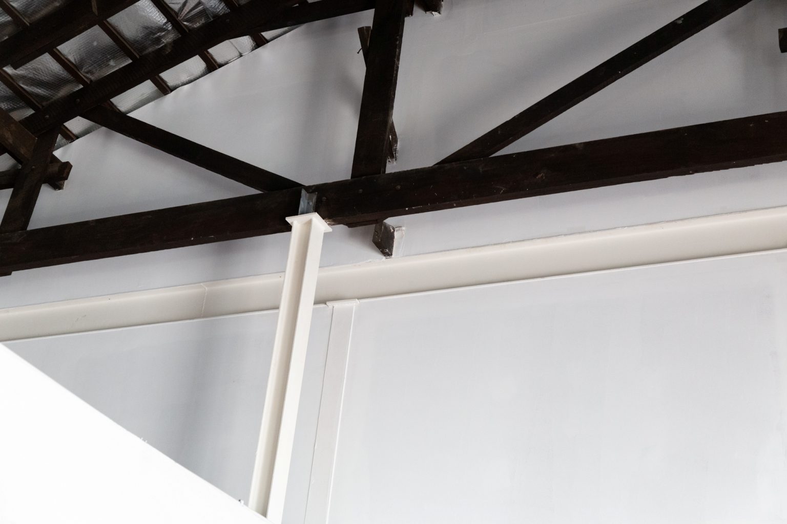 White Cloud Community Space – Community ฟีลบ้านเพื่อน ในพื้นที่บ้านเก่าอนุรักษ์และโครงสร้างใหม่จากเหล็ก SYS White Cloud Community Space เป็นการออกแบบพื้นที่ให้เช่าและ Community Space บนพื้นที่ย่านอารีย์ที่แต่เดิมมีบ้านหลังเก่าตั้งอยู่ โดยโจทย์ตั้งต้นคือการคงบ้านหลังเดิมที่มีความทรงจำและความสำคัญต่อเจ้าของที่ดินเอาไว้ สถาปนิกจึงทำการออกแบบพื้นที่ใช้งานใหม่โอบล้อมบ้านหลังเก่า เปลี่ยนบ้านเป็นไฮไลท์ และสร้างพื้นที่ใช้งานในร่มโอบล้อมโดยรอบ เพื่อให้ผู้คนเข้ามาใช้งานได้อย่างสะดวกสบายตลอดทั้งวัน ในพื้นที่อาคารประมาณ 1,200 ตารางเมตร (ไม่รวมพื้นที่จอดรถ) โครงการนี้ออกแบบโดย คุณอภิชัย จารุรัตนเกื้อ หรือคุณปริ้นท์ Architect Designer จาก Design to the Universe Co., Ltd. (บริษัท ดีไซน์ ทู เดอะ ยูนิเวิร์ส จำกัด) ผู้มีประสบการณ์ในการออกแบบงาน Commercial, Hospitality & Education Building ในหลากหลายโครงการ เช่น Holiday Pastry หน้าร้านชงดีที่ One Bangkok และ Central World หรือโรงพยาบาลหลายแห่ง เป็นผู้นำในการออกแบบ แบ่งสัดส่วนพื้นที่อย่างเป็นระบบ และสร้างเอกลักษณ์ให้กับแบรนด์ได้อย่างโดดเด่น ในโครงการ White Cloud Community Space ด้วยความต้องการให้ Space โปร่งโล่ง มีกรอบเวลาที่ชัดเจน และง่ายต่อการรื้อถอนหลังหมดสัญญาเช่า ทางสถาปนิกจึงเลือกใช้เหล็กโครงสร้าง H-BEAM จาก SYS เป็นโครงสร้างหลักของโครงการ เพราะมีคุณสมบัติที่ตอบโจทย์ทั้งงานดีไซน์ ความแข็งแรง และจัดการก่อสร้างได้สะดวก ส่งผลให้โครงการนี้เสร็จสิ้นได้รวดเร็ว มีดีไซน์ที่โปร่งโล่ง ไม่มีเสาโผล่กลางพื้นที่และตอบโจทย์เรื่องการรักษ์โลกได้จริง เป็น Community Space ยุคใหม่ ที่คุ้มค่าต่อเจ้าของโครงการในระยะยาว อีกทั้งยังสร้างความประทับใจ ความทรงจำ และประสบการณ์การใช้งานที่อบอุ่นและพิเศษให้กับผู้คนได้ทุกครั้งที่เข้ามาใช้งาน จากบ้านเก่าย่านอารีย์สู่ Community แห่งใหม่ในคอนเซ็ปต์ไข่แดง โครงการ White Cloud Community Space เริ่มต้นมาจากเจ้าของโครงการที่ต้องการเปลี่ยนบ้านเช่าหลังเก่าที่มีเอกลักษณ์เฉพาะตัวในย่านอารีย์ กรุงเทพมหานคร ให้กลายเป็น Commercial Building ที่ผู้คนสามารถเข้ามาใช้งานได้อย่างอิสระ ในขณะเดียวกันก็เปิดพื้นที่เช่าให้กับร้านค้าต่าง ๆ เข้ามาประกอบกิจกรรม ออกแบบโดยคุณอภิชัย จารุรัตนเกื้อ หรือคุณปริ้นท์ Architect Designer จาก Design to the Universe Co., Ltd. (บริษัท ดีไซน์ ทู เดอะ ยูนิเวิร์ส จำกัด) เดิมพื้นที่มีบ้านเก่า 2 ชั้นตั้งอยู่ และด้วยการเป็นพื้นที่เช่า เมื่อจบสัญญาเช่าเจ้าของโครงการจำเป็นต้องคืนพื้นที่ในสภาพเดิม ดังนั้นโครงการจึงเน้นไปที่การต่อเติมและสร้างโครงสร้างใหม่เข้ามาเสริม เพื่อรักษาโครงสร้างของบ้านเดิมเอาไว้ให้มากที่สุด และถือโอกาสชูบ้านหลังนี้ให้เป็นจุดเด่นของโครงการด้วย ทำให้บรรยากาศเสมือนการมานั่งเล่นที่บ้านเพื่อน เมื่อต้องการรักษาโครงสร้างเดิมของตัวบ้านเอาไว้ สถาปนิกจึงใช้การออกแบบและวางโครงสร้างส่วนใหม่เข้าไปรอบบ้านแทน เปรียบเสมือน “ไข่แดง (ตัวบ้านเดิม)” ที่ถูกล้อมรอบด้วย “ไข่ขาว (โครงสร้างใหม่)” โดยมีการวางพื้นที่จอดรถไว้ด้านหน้า ช่วยสร้างระยะการรับรู้จากถนน ให้ผู้ใช้งานสามารถมองเห็นความสวยงามของสถาปัตยกรรมและสัมผัสได้ถึงบรรยากาศสบาย ๆ ของโครงการได้ตั้งแต่ทางเข้า ส่วนตัวบ้านเดิมจะเป็นกระบวนการแบบ “กึ่งอนุรักษ์” คือพยายามรักษาวัสดุ โครงสร้างเดิมเอาไว้ เพื่อให้ความทรงจำของบ้านเด่นชัดและสื่อสารความรู้สึกแก่ผู้เข้ามาใช้งานได้อย่างชัดเจนที่สุด นอกจากนี้ยังใช้ “สวน” เพื่อแบ่งโซนการใช้งาน คือ สวนหน้าบ้าน เพิ่มความเขียวให้โครงการดูร่มรื่น และสวนหลังบ้านที่เป็นไฮไลท์ของโครงการ ที่มีร้านค้าหลากหลาย รวมถึงที่นั่ง บริเวณนี้จึงเกิดกิจกรรมและการเคลื่อนไหวค่อนข้างมาก เสริมให้โครงการมีชีวิตชีวามากขึ้น โครงการสีขาว เบาสบาย กับโจทย์ตั้งต้นที่โครงสร้างเหล็กกลายมาเป็นคำตอบ จากโจทย์หลักที่เป็นพื้นที่เช่า “โครงสร้างเหล็ก” จึงกลายเป็นคำตอบที่ชัดเจนสำหรับการออกแบบ เพราะโครงสร้างเหล็กสามารถต่อเติมได้สะดวกและรวดเร็วในพื้นที่ทุกขนาด เช่นเดียวกับโครงการนี้ที่ถนนหน้าโครงการค่อนข้างแคบ การเลือกความยาวเหล็กสำเร็จมาจากโรงงานทำให้การขนส่งเข้ามายังหน้างานเป็นไปอย่างราบรื่น อีกทั้งเหล็กยังสามารถติดตั้งได้รวดเร็ว ไม่กระทบโครงสร้างบ้านหลัก ตลอดจนไม่ก่อมลภาวะทางเสียงหรือฝุ่นให้กับบริบทข้างเคียงที่เป็นย่านที่พักอาศัย โดย White Cloud Community Space ใช้เวลาในการจัดการโครงสร้างเหล็กประมาณ 6 เดือนเท่านั้น (หากรวมระยะเวลาออกแบบจะใช้เวลา 9 เดือน) คุณปรินท์เล่าถึงความสำคัญของ “เวลา” ในโครงการประเภท Commercial Building ว่าโครงการประเภทนี้มักจะมีระยะเวลาในการเกิดชัดเจน ดังนั้นจึงเป็นเรื่องสำคัญมากในการเลือกใช้วัสดุให้เหมาะกับแบบที่คิดไว้และระยะเวลาที่มี ซึ่งเหล็ก H-BEAM จาก SYS ก็ตอบโจทย์ทั้งเรื่องระยะเวลาและรองรับรูปแบบของดีไซน์ที่ต้องการได้เป็นอย่างดี ไม่ว่าจะเป็นความโปร่ง เบา บางของโครงสร้าง เพื่อให้อาคารดูทันสมัย เท่เรียบง่าย แต่ไม่บดบังตัวตนของบ้านเดิม Span (ระยะห่างระหว่างเสา) ที่ยืดได้ยาวขึ้น เป็นอีกหนึ่งข้อดีของการเลือกใช้เหล็กเช่นกัน เมื่อเทียบกับโครงสร้างคอนกรีตที่ต้องมีการหล่อโครงสร้างเสาคาน อาจต้องมีคานทุก 4 เมตร ทำให้หนัาตัดคานอยู่ที่ประมาณ 40 – 50 เซนติเมตร (รวมความหนาคอนกรีตที่เททับด้านบนพื้น) แต่เมื่อเป็นโครงสร้างเหล็ก สามารถยืด Span ได้กว้างกว่าเดิม อีกทั้งในโครงการยังเลือกใช้โครงสร้าง Steel Truss ทำให้ยืดได้กว้างขึ้น ใช้จำนวนเสาในการรับน้ำหนักน้อยลง ส่งผลให้พื้นที่มีความโปร่งโล่งได้อย่างที่ต้องการ Highlight โถงสูงกลางบ้าน สร้างพื้นที่ให้กิจกรรมเชื่อมโยงถึงกัน สถาปนิกมองเผื่อไปยังอนาคตว่า ณ Community Space แห่งนี้อาจมีการขยายตัวของกิจกรรม เช่น การจัดคอนเสิร์ต จัดงานอีเวนต์ หรือทำการแสดงต่าง ๆ ซึ่งจะมีการรวมตัวของผู้คนจำนวนมาก ดังนั้นจึงเป็นแนวคิดที่ดีหากในโครงการมีพื้นที่โถงกลางเพื่อรองรับกิจกรรมนั้น โดยเมื่อเดินเข้ามาด้านในอาคาร จะเจอกับโถง Double Space ที่ฝ้าสูงประมาณ 7 – 8 เมตร มีพื้นที่ลานขนาดใหญ่ และมีการออกแบบเป็นอัฒจรรย์หรือ Amphitheater สีขาวขนาดใหญ่ที่สามารถใช้เป็นทั้งบันไดเชื่อมต่อไปยังชั้น 2 ของอาคารและใช้เป็นที่นั่งได้ ส่วนฝ้าเพดานออกแบบให้เป็นตารางรังผึ้ง มีการสลับกับช่องเปิดเพื่อนำแสงธรรมชาติลงมาสู่พื้นที่ผ่านหลังคาลอนคู่ใส 2 โทนสี คือ ลอนใสและลอนที่เคลือบสีเหลืองอบอุ่น ช่วยลดการเปิดไฟในตอนกลางวันและทำให้โถงสว่างเพียงพอต่อการใช้งาน อีกทั้งยังได้แสงที่นุ่มนวลและมีมิติมากขึ้น นอกจากนี้ยังมีการเติมรายละเอียดตามจุดต่าง ๆ ของอาคารเพื่อให้ภาพลักษณ์ สีสันที่ดูขาวสว่าง โปร่งโล่งนั้นเชื่อมโยงโดยทั่วกัน ผ่านดีไซน์ของขาโต๊ะที่ใช้เหล็ก H-BEAM นำมาตัดให้ได้ระยะใช้งานที่เหมาะสม หรือการเพิ่มฉากระแนงสีขาวแบ่งพื้นที่ใช้งานให้เป็นสัดส่วนแต่ยังคงเชื่อมโยงถึงกันผ่านการมองเห็น หลังคาที่ถูกยกความสูง เพิ่มความโปร่งให้ Space เหล็ก H-BEAM จาก SYS ไม่ได้ถูกใช้เป็นโครงสร้างของอาคารหลังใหม่เพียงเท่านั้น แต่ยังถูกใช้เพิ่มต่อเติมและเสริมให้บ้านเดิมมีความโปร่งโล่งแข็งแรงมากขึ้น ดีเทลหนึ่งที่น่าสนใจของโครงการ คือการใช้เหล็ก H-BEAM เข้ามายกความสูงของโครงสร้างหลังคาของบ้านเดิมขึ้น จากเดิมที่เพดานชั้นสองของบ้านค่อนข้างต่ำ เมื่อถูกรื้อฝ้าออกเพื่อโชว์ให้เห็น Slope ของโครงหลังคา ทำให้พื้นที่ภายในดูโปร่งมากขึ้น ส่วนของชั้นหนึ่งเองก็มีการยกเพดานขึ้นเช่นกัน โดยใช้โครงสร้างเหล็กต่อเข้ากับโครงสร้างคอนกรีตเดิมเพื่อพยุงโครงสร้างบ้านทั้งหมดให้มั่นคง อีกทั้งยังมีการรื้อฝ้าเพดานออกเพื่อให้พื้นที่ได้ความสูงโปร่งมากขึ้น โครงสร้างเหล็ก H-BEAM สีขาวที่ต่อเติมเข้ามามีความทันสมัยที่ตัดกับบรรยากาศบ้านโมเดิร์นที่ดูย้อนยุค ทำให้เกิด Contrast ของพื้นที่ที่น่าสนใจ เสมือนเดินเข้าสู่อาคารอนุรักษ์แบบร่วมสมัย เหล็ก = วัสดุที่ตอบโจทย์คุ้มค่าตั้งแต่วันแรกที่เลือกใช้ จนถึงวันสุดท้ายที่รื้อถอนอาคาร จากการที่ได้พูดคุยถึงขั้นตอนการคิด การออกแบบ และการก่อสร้างของโครงการ White Cloud Community Space กับคุณปรินท์ ทำให้ทราบว่า “สถาปนิก” หรือ “ผู้ออกแบบ” มีส่วนสำคัญที่ช่วยให้ความรู้ในเรื่องวัสดุที่เหมาะสมกับเจ้าของโครงการเป็นอย่างมาก เช่นเดียวกับในโครงการนี้ที่ทางคุณปรินท์ได้มีการเล่าเกี่ยวกับการเลือกใช้เหล็ก H-BEAM ที่นอกจากจะช่วยให้ภาพที่ออกแบบเป็นจริงตามที่ต้องการแล้ว ยังมีข้อดีอีกหลายอย่างในเชิงการใช้งาน เช่น ความรวดเร็ว ความเพรียวบางของโครงสร้าง เป็นโครงสร้างที่ไม่มีฝุ่น และที่สำคัญ คือในวันที่หมดสัญญาเช่า สามารถรื้อถอนได้ทันที สามารถขายหรือรีไซเคิลใช้งานต่อได้ ซึ่งทั้งหมดนี้ตอบโจทย์ความคุ้มค่าให้กับลูกค้าได้ในหลากหลายมุม ทั้งความใส่ใจของแบรนด์ที่มีต่ออาคารข้างเคียง และการคิดเผื่อด้านสิ่งแวดล้อมของโครงการซึ่งเป็นสิ่งที่ทั่วโลกต่างให้ความสำคัญอยู่ ณ เวลานี้ งานออกแบบที่สะท้อนให้เห็นความยืดหยุ่นในการใช้เหล็ก H-BEAM ในงานสถาปัตยกรรม (กึ่งอนุรักษ์ จากโครงการที่มีโครงสร้างบ้านเดิมอยู่แล้ว) และการก่อสร้าง ที่ช่วยสร้างเอกลักษณ์ให้กับโครงการ และตอบโจทย์หรือเงื่อนไขของโครงการได้อย่างตรงจุด ทั้งในเชิงความแข็งแรง ความสวยงาม และความยั่งยืน สนใจสินค้าเหล็ก H-BEAM และบริการจาก SYS สามารถติดต่อสอบถามได้ทางช่องทาง WEBSITE-SYS STEEL: https://bit.ly/3qYADQ0 YOUTUBE: http://bit.ly/3asNqnp LINE: https://bit.ly/3gEI0tz TikTok: https://bit.ly/46AnaTP White Cloud Community Space – Community ฟีลบ้านเพื่อน ในพื้นที่บ้านเก่าอนุรักษ์และโครงสร้างใหม่จากเหล็ก SYS White Cloud Community Space เป็นการออกแบบพื้นที่ให้เช่าและ Community Space บนพื้นที่ย่านอารีย์ที่แต่เดิมมีบ้านหลังเก่าตั้งอยู่ โดยโจทย์ตั้งต้นคือการคงบ้านหลังเดิมที่มีความทรงจำและความสำคัญต่อเจ้าของที่ดินเอาไว้ สถาปนิกจึงทำการออกแบบพื้นที่ใช้งานใหม่โอบล้อมบ้านหลังเก่า เปลี่ยนบ้านเป็นไฮไลท์ และสร้างพื้นที่ใช้งานในร่มโอบล้อมโดยรอบ เพื่อให้ผู้คนเข้ามาใช้งานได้อย่างสะดวกสบายตลอดทั้งวัน ในพื้นที่อาคารประมาณ 1,200 ตารางเมตร (ไม่รวมพื้นที่จอดรถ) โครงการนี้ออกแบบโดย คุณอภิชัย จารุรัตนเกื้อ หรือคุณปริ้นท์ Architect Designer จาก Design to the Universe Co., Ltd. (บริษัท ดีไซน์ ทู เดอะ ยูนิเวิร์ส จำกัด) ผู้มีประสบการณ์ในการออกแบบงาน Commercial, Hospitality & Education Building ในหลากหลายโครงการ เช่น Holiday Pastry หน้าร้านชงดีที่ One Bangkok และ Central World หรือโรงพยาบาลหลายแห่ง เป็นผู้นำในการออกแบบ แบ่งสัดส่วนพื้นที่อย่างเป็นระบบ และสร้างเอกลักษณ์ให้กับแบรนด์ได้อย่างโดดเด่น ในโครงการ White Cloud Community Space ด้วยความต้องการให้ Space โปร่งโล่ง มีกรอบเวลาที่ชัดเจน และง่ายต่อการรื้อถอนหลังหมดสัญญาเช่า ทางสถาปนิกจึงเลือกใช้เหล็กโครงสร้าง H-BEAM จาก SYS เป็นโครงสร้างหลักของโครงการ เพราะมีคุณสมบัติที่ตอบโจทย์ทั้งงานดีไซน์ ความแข็งแรง และจัดการก่อสร้างได้สะดวก ส่งผลให้โครงการนี้เสร็จสิ้นได้รวดเร็ว มีดีไซน์ที่โปร่งโล่ง ไม่มีเสาโผล่กลางพื้นที่และตอบโจทย์เรื่องการรักษ์โลกได้จริง เป็น Community Space ยุคใหม่ ที่คุ้มค่าต่อเจ้าของโครงการในระยะยาว อีกทั้งยังสร้างความประทับใจ ความทรงจำ และประสบการณ์การใช้งานที่อบอุ่นและพิเศษให้กับผู้คนได้ทุกครั้งที่เข้ามาใช้งาน จากบ้านเก่าย่านอารีย์สู่ Community แห่งใหม่ในคอนเซ็ปต์ไข่แดง โครงการ White Cloud Community Space เริ่มต้นมาจากเจ้าของโครงการที่ต้องการเปลี่ยนบ้านเช่าหลังเก่าที่มีเอกลักษณ์เฉพาะตัวในย่านอารีย์ กรุงเทพมหานคร ให้กลายเป็น Commercial Building ที่ผู้คนสามารถเข้ามาใช้งานได้อย่างอิสระ ในขณะเดียวกันก็เปิดพื้นที่เช่าให้กับร้านค้าต่าง ๆ เข้ามาประกอบกิจกรรม ออกแบบโดยคุณอภิชัย จารุรัตนเกื้อ หรือคุณปริ้นท์ Architect Designer จาก Design to the Universe Co., Ltd. (บริษัท ดีไซน์ ทู เดอะ ยูนิเวิร์ส จำกัด) เดิมพื้นที่มีบ้านเก่า 2 ชั้นตั้งอยู่ และด้วยการเป็นพื้นที่เช่า เมื่อจบสัญญาเช่าเจ้าของโครงการจำเป็นต้องคืนพื้นที่ในสภาพเดิม ดังนั้นโครงการจึงเน้นไปที่การต่อเติมและสร้างโครงสร้างใหม่เข้ามาเสริม เพื่อรักษาโครงสร้างของบ้านเดิมเอาไว้ให้มากที่สุด และถือโอกาสชูบ้านหลังนี้ให้เป็นจุดเด่นของโครงการด้วย ทำให้บรรยากาศเสมือนการมานั่งเล่นที่บ้านเพื่อน เมื่อต้องการรักษาโครงสร้างเดิมของตัวบ้านเอาไว้ สถาปนิกจึงใช้การออกแบบและวางโครงสร้างส่วนใหม่เข้าไปรอบบ้านแทน เปรียบเสมือน “ไข่แดง (ตัวบ้านเดิม)” ที่ถูกล้อมรอบด้วย “ไข่ขาว (โครงสร้างใหม่)” โดยมีการวางพื้นที่จอดรถไว้ด้านหน้า ช่วยสร้างระยะการรับรู้จากถนน ให้ผู้ใช้งานสามารถมองเห็นความสวยงามของสถาปัตยกรรมและสัมผัสได้ถึงบรรยากาศสบาย ๆ ของโครงการได้ตั้งแต่ทางเข้า ส่วนตัวบ้านเดิมจะเป็นกระบวนการแบบ “กึ่งอนุรักษ์” คือพยายามรักษาวัสดุ โครงสร้างเดิมเอาไว้ เพื่อให้ความทรงจำของบ้านเด่นชัดและสื่อสารความรู้สึกแก่ผู้เข้ามาใช้งานได้อย่างชัดเจนที่สุด นอกจากนี้ยังใช้ “สวน” เพื่อแบ่งโซนการใช้งาน คือ สวนหน้าบ้าน เพิ่มความเขียวให้โครงการดูร่มรื่น และสวนหลังบ้านที่เป็นไฮไลท์ของโครงการ ที่มีร้านค้าหลากหลาย รวมถึงที่นั่ง บริเวณนี้จึงเกิดกิจกรรมและการเคลื่อนไหวค่อนข้างมาก เสริมให้โครงการมีชีวิตชีวามากขึ้น โครงการสีขาว เบาสบาย กับโจทย์ตั้งต้นที่โครงสร้างเหล็กกลายมาเป็นคำตอบ จากโจทย์หลักที่เป็นพื้นที่เช่า “โครงสร้างเหล็ก” จึงกลายเป็นคำตอบที่ชัดเจนสำหรับการออกแบบ เพราะโครงสร้างเหล็กสามารถต่อเติมได้สะดวกและรวดเร็วในพื้นที่ทุกขนาด เช่นเดียวกับโครงการนี้ที่ถนนหน้าโครงการค่อนข้างแคบ การเลือกความยาวเหล็กสำเร็จมาจากโรงงานทำให้การขนส่งเข้ามายังหน้างานเป็นไปอย่างราบรื่น อีกทั้งเหล็กยังสามารถติดตั้งได้รวดเร็ว ไม่กระทบโครงสร้างบ้านหลัก ตลอดจนไม่ก่อมลภาวะทางเสียงหรือฝุ่นให้กับบริบทข้างเคียงที่เป็นย่านที่พักอาศัย โดย White Cloud Community Space ใช้เวลาในการจัดการโครงสร้างเหล็กประมาณ 6 เดือนเท่านั้น (หากรวมระยะเวลาออกแบบจะใช้เวลา 9 เดือน) คุณปรินท์เล่าถึงความสำคัญของ “เวลา” ในโครงการประเภท Commercial Building ว่าโครงการประเภทนี้มักจะมีระยะเวลาในการเกิดชัดเจน ดังนั้นจึงเป็นเรื่องสำคัญมากในการเลือกใช้วัสดุให้เหมาะกับแบบที่คิดไว้และระยะเวลาที่มี ซึ่งเหล็ก H-BEAM จาก SYS ก็ตอบโจทย์ทั้งเรื่องระยะเวลาและรองรับรูปแบบของดีไซน์ที่ต้องการได้เป็นอย่างดี ไม่ว่าจะเป็นความโปร่ง เบา บางของโครงสร้าง เพื่อให้อาคารดูทันสมัย เท่เรียบง่าย แต่ไม่บดบังตัวตนของบ้านเดิม Span (ระยะห่างระหว่างเสา) ที่ยืดได้ยาวขึ้น เป็นอีกหนึ่งข้อดีของการเลือกใช้เหล็กเช่นกัน เมื่อเทียบกับโครงสร้างคอนกรีตที่ต้องมีการหล่อโครงสร้างเสาคาน อาจต้องมีคานทุก 4 เมตร ทำให้หนัาตัดคานอยู่ที่ประมาณ 40 – 50 เซนติเมตร (รวมความหนาคอนกรีตที่เททับด้านบนพื้น) แต่เมื่อเป็นโครงสร้างเหล็ก สามารถยืด Span ได้กว้างกว่าเดิม อีกทั้งในโครงการยังเลือกใช้โครงสร้าง Steel Truss ทำให้ยืดได้กว้างขึ้น ใช้จำนวนเสาในการรับน้ำหนักน้อยลง ส่งผลให้พื้นที่มีความโปร่งโล่งได้อย่างที่ต้องการ Highlight โถงสูงกลางบ้าน สร้างพื้นที่ให้กิจกรรมเชื่อมโยงถึงกัน สถาปนิกมองเผื่อไปยังอนาคตว่า ณ Community Space แห่งนี้อาจมีการขยายตัวของกิจกรรม เช่น การจัดคอนเสิร์ต จัดงานอีเวนต์ หรือทำการแสดงต่าง ๆ ซึ่งจะมีการรวมตัวของผู้คนจำนวนมาก ดังนั้นจึงเป็นแนวคิดที่ดีหากในโครงการมีพื้นที่โถงกลางเพื่อรองรับกิจกรรมนั้น โดยเมื่อเดินเข้ามาด้านในอาคาร จะเจอกับโถง Double Space ที่ฝ้าสูงประมาณ 7 – 8 เมตร มีพื้นที่ลานขนาดใหญ่ และมีการออกแบบเป็นอัฒจรรย์หรือ Amphitheater สีขาวขนาดใหญ่ที่สามารถใช้เป็นทั้งบันไดเชื่อมต่อไปยังชั้น 2 ของอาคารและใช้เป็นที่นั่งได้ ส่วนฝ้าเพดานออกแบบให้เป็นตารางรังผึ้ง มีการสลับกับช่องเปิดเพื่อนำแสงธรรมชาติลงมาสู่พื้นที่ผ่านหลังคาลอนคู่ใส 2 โทนสี คือ ลอนใสและลอนที่เคลือบสีเหลืองอบอุ่น ช่วยลดการเปิดไฟในตอนกลางวันและทำให้โถงสว่างเพียงพอต่อการใช้งาน อีกทั้งยังได้แสงที่นุ่มนวลและมีมิติมากขึ้น นอกจากนี้ยังมีการเติมรายละเอียดตามจุดต่าง ๆ ของอาคารเพื่อให้ภาพลักษณ์ สีสันที่ดูขาวสว่าง โปร่งโล่งนั้นเชื่อมโยงโดยทั่วกัน ผ่านดีไซน์ของขาโต๊ะที่ใช้เหล็ก H-BEAM นำมาตัดให้ได้ระยะใช้งานที่เหมาะสม หรือการเพิ่มฉากระแนงสีขาวแบ่งพื้นที่ใช้งานให้เป็นสัดส่วนแต่ยังคงเชื่อมโยงถึงกันผ่านการมองเห็น หลังคาที่ถูกยกความสูง เพิ่มความโปร่งให้ Space เหล็ก H-BEAM จาก SYS ไม่ได้ถูกใช้เป็นโครงสร้างของอาคารหลังใหม่เพียงเท่านั้น แต่ยังถูกใช้เพิ่มต่อเติมและเสริมให้บ้านเดิมมีความโปร่งโล่งแข็งแรงมากขึ้น ดีเทลหนึ่งที่น่าสนใจของโครงการ คือการใช้เหล็ก H-BEAM เข้ามายกความสูงของโครงสร้างหลังคาของบ้านเดิมขึ้น จากเดิมที่เพดานชั้นสองของบ้านค่อนข้างต่ำ เมื่อถูกรื้อฝ้าออกเพื่อโชว์ให้เห็น Slope ของโครงหลังคา ทำให้พื้นที่ภายในดูโปร่งมากขึ้น ส่วนของชั้นหนึ่งเองก็มีการยกเพดานขึ้นเช่นกัน โดยใช้โครงสร้างเหล็กต่อเข้ากับโครงสร้างคอนกรีตเดิมเพื่อพยุงโครงสร้างบ้านทั้งหมดให้มั่นคง อีกทั้งยังมีการรื้อฝ้าเพดานออกเพื่อให้พื้นที่ได้ความสูงโปร่งมากขึ้น โครงสร้างเหล็ก H-BEAM สีขาวที่ต่อเติมเข้ามามีความทันสมัยที่ตัดกับบรรยากาศบ้านโมเดิร์นที่ดูย้อนยุค ทำให้เกิด Contrast ของพื้นที่ที่น่าสนใจ เสมือนเดินเข้าสู่อาคารอนุรักษ์แบบร่วมสมัย เหล็ก = วัสดุที่ตอบโจทย์คุ้มค่าตั้งแต่วันแรกที่เลือกใช้ จนถึงวันสุดท้ายที่รื้อถอนอาคาร จากการที่ได้พูดคุยถึงขั้นตอนการคิด การออกแบบ และการก่อสร้างของโครงการ White Cloud Community Space กับคุณปรินท์ ทำให้ทราบว่า “สถาปนิก” หรือ “ผู้ออกแบบ” มีส่วนสำคัญที่ช่วยให้ความรู้ในเรื่องวัสดุที่เหมาะสมกับเจ้าของโครงการเป็นอย่างมาก เช่นเดียวกับในโครงการนี้ที่ทางคุณปรินท์ได้มีการเล่าเกี่ยวกับการเลือกใช้เหล็ก H-BEAM ที่นอกจากจะช่วยให้ภาพที่ออกแบบเป็นจริงตามที่ต้องการแล้ว ยังมีข้อดีอีกหลายอย่างในเชิงการใช้งาน เช่น ความรวดเร็ว ความเพรียวบางของโครงสร้าง เป็นโครงสร้างที่ไม่มีฝุ่น และที่สำคัญ คือในวันที่หมดสัญญาเช่า สามารถรื้อถอนได้ทันที สามารถขายหรือรีไซเคิลใช้งานต่อได้ ซึ่งทั้งหมดนี้ตอบโจทย์ความคุ้มค่าให้กับลูกค้าได้ในหลากหลายมุม ทั้งความใส่ใจของแบรนด์ที่มีต่ออาคารข้างเคียง และการคิดเผื่อด้านสิ่งแวดล้อมของโครงการซึ่งเป็นสิ่งที่ทั่วโลกต่างให้ความสำคัญอยู่ ณ เวลานี้ งานออกแบบที่สะท้อนให้เห็นความยืดหยุ่นในการใช้เหล็ก H-BEAM ในงานสถาปัตยกรรม (กึ่งอนุรักษ์ จากโครงการที่มีโครงสร้างบ้านเดิมอยู่แล้ว) และการก่อสร้าง ที่ช่วยสร้างเอกลักษณ์ให้กับโครงการ และตอบโจทย์หรือเงื่อนไขของโครงการได้อย่างตรงจุด ทั้งในเชิงความแข็งแรง ความสวยงาม และความยั่งยืน สนใจสินค้าเหล็ก H-BEAM และบริการจาก SYS สามารถติดต่อสอบถามได้ทางช่องทาง WEBSITE-SYS STEEL: https://bit.ly/3qYADQ0 YOUTUBE: http://bit.ly/3asNqnp LINE: https://bit.ly/3gEI0tz TikTok: https://bit.ly/46AnaTP