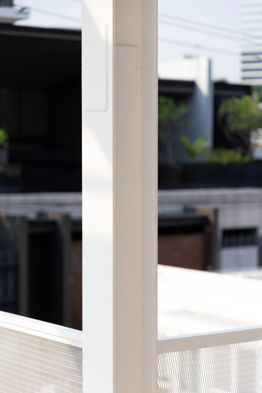 White Cloud Community Space – Community ฟีลบ้านเพื่อน ในพื้นที่บ้านเก่าอนุรักษ์และโครงสร้างใหม่จากเหล็ก SYS White Cloud Community Space เป็นการออกแบบพื้นที่ให้เช่าและ Community Space บนพื้นที่ย่านอารีย์ที่แต่เดิมมีบ้านหลังเก่าตั้งอยู่ โดยโจทย์ตั้งต้นคือการคงบ้านหลังเดิมที่มีความทรงจำและความสำคัญต่อเจ้าของที่ดินเอาไว้ สถาปนิกจึงทำการออกแบบพื้นที่ใช้งานใหม่โอบล้อมบ้านหลังเก่า เปลี่ยนบ้านเป็นไฮไลท์ และสร้างพื้นที่ใช้งานในร่มโอบล้อมโดยรอบ เพื่อให้ผู้คนเข้ามาใช้งานได้อย่างสะดวกสบายตลอดทั้งวัน ในพื้นที่อาคารประมาณ 1,200 ตารางเมตร (ไม่รวมพื้นที่จอดรถ) โครงการนี้ออกแบบโดย คุณอภิชัย จารุรัตนเกื้อ หรือคุณปริ้นท์ Architect Designer จาก Design to the Universe Co., Ltd. (บริษัท ดีไซน์ ทู เดอะ ยูนิเวิร์ส จำกัด) ผู้มีประสบการณ์ในการออกแบบงาน Commercial, Hospitality & Education Building ในหลากหลายโครงการ เช่น Holiday Pastry หน้าร้านชงดีที่ One Bangkok และ Central World หรือโรงพยาบาลหลายแห่ง เป็นผู้นำในการออกแบบ แบ่งสัดส่วนพื้นที่อย่างเป็นระบบ และสร้างเอกลักษณ์ให้กับแบรนด์ได้อย่างโดดเด่น ในโครงการ White Cloud Community Space ด้วยความต้องการให้ Space โปร่งโล่ง มีกรอบเวลาที่ชัดเจน และง่ายต่อการรื้อถอนหลังหมดสัญญาเช่า ทางสถาปนิกจึงเลือกใช้เหล็กโครงสร้าง H-BEAM จาก SYS เป็นโครงสร้างหลักของโครงการ เพราะมีคุณสมบัติที่ตอบโจทย์ทั้งงานดีไซน์ ความแข็งแรง และจัดการก่อสร้างได้สะดวก ส่งผลให้โครงการนี้เสร็จสิ้นได้รวดเร็ว มีดีไซน์ที่โปร่งโล่ง ไม่มีเสาโผล่กลางพื้นที่และตอบโจทย์เรื่องการรักษ์โลกได้จริง เป็น Community Space ยุคใหม่ ที่คุ้มค่าต่อเจ้าของโครงการในระยะยาว อีกทั้งยังสร้างความประทับใจ ความทรงจำ และประสบการณ์การใช้งานที่อบอุ่นและพิเศษให้กับผู้คนได้ทุกครั้งที่เข้ามาใช้งาน จากบ้านเก่าย่านอารีย์สู่ Community แห่งใหม่ในคอนเซ็ปต์ไข่แดง โครงการ White Cloud Community Space เริ่มต้นมาจากเจ้าของโครงการที่ต้องการเปลี่ยนบ้านเช่าหลังเก่าที่มีเอกลักษณ์เฉพาะตัวในย่านอารีย์ กรุงเทพมหานคร ให้กลายเป็น Commercial Building ที่ผู้คนสามารถเข้ามาใช้งานได้อย่างอิสระ ในขณะเดียวกันก็เปิดพื้นที่เช่าให้กับร้านค้าต่าง ๆ เข้ามาประกอบกิจกรรม ออกแบบโดยคุณอภิชัย จารุรัตนเกื้อ หรือคุณปริ้นท์ Architect Designer จาก Design to the Universe Co., Ltd. (บริษัท ดีไซน์ ทู เดอะ ยูนิเวิร์ส จำกัด) เดิมพื้นที่มีบ้านเก่า 2 ชั้นตั้งอยู่ และด้วยการเป็นพื้นที่เช่า เมื่อจบสัญญาเช่าเจ้าของโครงการจำเป็นต้องคืนพื้นที่ในสภาพเดิม ดังนั้นโครงการจึงเน้นไปที่การต่อเติมและสร้างโครงสร้างใหม่เข้ามาเสริม เพื่อรักษาโครงสร้างของบ้านเดิมเอาไว้ให้มากที่สุด และถือโอกาสชูบ้านหลังนี้ให้เป็นจุดเด่นของโครงการด้วย ทำให้บรรยากาศเสมือนการมานั่งเล่นที่บ้านเพื่อน เมื่อต้องการรักษาโครงสร้างเดิมของตัวบ้านเอาไว้ สถาปนิกจึงใช้การออกแบบและวางโครงสร้างส่วนใหม่เข้าไปรอบบ้านแทน เปรียบเสมือน “ไข่แดง (ตัวบ้านเดิม)” ที่ถูกล้อมรอบด้วย “ไข่ขาว (โครงสร้างใหม่)” โดยมีการวางพื้นที่จอดรถไว้ด้านหน้า ช่วยสร้างระยะการรับรู้จากถนน ให้ผู้ใช้งานสามารถมองเห็นความสวยงามของสถาปัตยกรรมและสัมผัสได้ถึงบรรยากาศสบาย ๆ ของโครงการได้ตั้งแต่ทางเข้า ส่วนตัวบ้านเดิมจะเป็นกระบวนการแบบ “กึ่งอนุรักษ์” คือพยายามรักษาวัสดุ โครงสร้างเดิมเอาไว้ เพื่อให้ความทรงจำของบ้านเด่นชัดและสื่อสารความรู้สึกแก่ผู้เข้ามาใช้งานได้อย่างชัดเจนที่สุด นอกจากนี้ยังใช้ “สวน” เพื่อแบ่งโซนการใช้งาน คือ สวนหน้าบ้าน เพิ่มความเขียวให้โครงการดูร่มรื่น และสวนหลังบ้านที่เป็นไฮไลท์ของโครงการ ที่มีร้านค้าหลากหลาย รวมถึงที่นั่ง บริเวณนี้จึงเกิดกิจกรรมและการเคลื่อนไหวค่อนข้างมาก เสริมให้โครงการมีชีวิตชีวามากขึ้น โครงการสีขาว เบาสบาย กับโจทย์ตั้งต้นที่โครงสร้างเหล็กกลายมาเป็นคำตอบ จากโจทย์หลักที่เป็นพื้นที่เช่า “โครงสร้างเหล็ก” จึงกลายเป็นคำตอบที่ชัดเจนสำหรับการออกแบบ เพราะโครงสร้างเหล็กสามารถต่อเติมได้สะดวกและรวดเร็วในพื้นที่ทุกขนาด เช่นเดียวกับโครงการนี้ที่ถนนหน้าโครงการค่อนข้างแคบ การเลือกความยาวเหล็กสำเร็จมาจากโรงงานทำให้การขนส่งเข้ามายังหน้างานเป็นไปอย่างราบรื่น อีกทั้งเหล็กยังสามารถติดตั้งได้รวดเร็ว ไม่กระทบโครงสร้างบ้านหลัก ตลอดจนไม่ก่อมลภาวะทางเสียงหรือฝุ่นให้กับบริบทข้างเคียงที่เป็นย่านที่พักอาศัย โดย White Cloud Community Space ใช้เวลาในการจัดการโครงสร้างเหล็กประมาณ 6 เดือนเท่านั้น (หากรวมระยะเวลาออกแบบจะใช้เวลา 9 เดือน) คุณปรินท์เล่าถึงความสำคัญของ “เวลา” ในโครงการประเภท Commercial Building ว่าโครงการประเภทนี้มักจะมีระยะเวลาในการเกิดชัดเจน ดังนั้นจึงเป็นเรื่องสำคัญมากในการเลือกใช้วัสดุให้เหมาะกับแบบที่คิดไว้และระยะเวลาที่มี ซึ่งเหล็ก H-BEAM จาก SYS ก็ตอบโจทย์ทั้งเรื่องระยะเวลาและรองรับรูปแบบของดีไซน์ที่ต้องการได้เป็นอย่างดี ไม่ว่าจะเป็นความโปร่ง เบา บางของโครงสร้าง เพื่อให้อาคารดูทันสมัย เท่เรียบง่าย แต่ไม่บดบังตัวตนของบ้านเดิม Span (ระยะห่างระหว่างเสา) ที่ยืดได้ยาวขึ้น เป็นอีกหนึ่งข้อดีของการเลือกใช้เหล็กเช่นกัน เมื่อเทียบกับโครงสร้างคอนกรีตที่ต้องมีการหล่อโครงสร้างเสาคาน อาจต้องมีคานทุก 4 เมตร ทำให้หนัาตัดคานอยู่ที่ประมาณ 40 – 50 เซนติเมตร (รวมความหนาคอนกรีตที่เททับด้านบนพื้น) แต่เมื่อเป็นโครงสร้างเหล็ก สามารถยืด Span ได้กว้างกว่าเดิม อีกทั้งในโครงการยังเลือกใช้โครงสร้าง Steel Truss ทำให้ยืดได้กว้างขึ้น ใช้จำนวนเสาในการรับน้ำหนักน้อยลง ส่งผลให้พื้นที่มีความโปร่งโล่งได้อย่างที่ต้องการ Highlight โถงสูงกลางบ้าน สร้างพื้นที่ให้กิจกรรมเชื่อมโยงถึงกัน สถาปนิกมองเผื่อไปยังอนาคตว่า ณ Community Space แห่งนี้อาจมีการขยายตัวของกิจกรรม เช่น การจัดคอนเสิร์ต จัดงานอีเวนต์ หรือทำการแสดงต่าง ๆ ซึ่งจะมีการรวมตัวของผู้คนจำนวนมาก ดังนั้นจึงเป็นแนวคิดที่ดีหากในโครงการมีพื้นที่โถงกลางเพื่อรองรับกิจกรรมนั้น โดยเมื่อเดินเข้ามาด้านในอาคาร จะเจอกับโถง Double Space ที่ฝ้าสูงประมาณ 7 – 8 เมตร มีพื้นที่ลานขนาดใหญ่ และมีการออกแบบเป็นอัฒจรรย์หรือ Amphitheater สีขาวขนาดใหญ่ที่สามารถใช้เป็นทั้งบันไดเชื่อมต่อไปยังชั้น 2 ของอาคารและใช้เป็นที่นั่งได้ ส่วนฝ้าเพดานออกแบบให้เป็นตารางรังผึ้ง มีการสลับกับช่องเปิดเพื่อนำแสงธรรมชาติลงมาสู่พื้นที่ผ่านหลังคาลอนคู่ใส 2 โทนสี คือ ลอนใสและลอนที่เคลือบสีเหลืองอบอุ่น ช่วยลดการเปิดไฟในตอนกลางวันและทำให้โถงสว่างเพียงพอต่อการใช้งาน อีกทั้งยังได้แสงที่นุ่มนวลและมีมิติมากขึ้น นอกจากนี้ยังมีการเติมรายละเอียดตามจุดต่าง ๆ ของอาคารเพื่อให้ภาพลักษณ์ สีสันที่ดูขาวสว่าง โปร่งโล่งนั้นเชื่อมโยงโดยทั่วกัน ผ่านดีไซน์ของขาโต๊ะที่ใช้เหล็ก H-BEAM นำมาตัดให้ได้ระยะใช้งานที่เหมาะสม หรือการเพิ่มฉากระแนงสีขาวแบ่งพื้นที่ใช้งานให้เป็นสัดส่วนแต่ยังคงเชื่อมโยงถึงกันผ่านการมองเห็น หลังคาที่ถูกยกความสูง เพิ่มความโปร่งให้ Space เหล็ก H-BEAM จาก SYS ไม่ได้ถูกใช้เป็นโครงสร้างของอาคารหลังใหม่เพียงเท่านั้น แต่ยังถูกใช้เพิ่มต่อเติมและเสริมให้บ้านเดิมมีความโปร่งโล่งแข็งแรงมากขึ้น ดีเทลหนึ่งที่น่าสนใจของโครงการ คือการใช้เหล็ก H-BEAM เข้ามายกความสูงของโครงสร้างหลังคาของบ้านเดิมขึ้น จากเดิมที่เพดานชั้นสองของบ้านค่อนข้างต่ำ เมื่อถูกรื้อฝ้าออกเพื่อโชว์ให้เห็น Slope ของโครงหลังคา ทำให้พื้นที่ภายในดูโปร่งมากขึ้น ส่วนของชั้นหนึ่งเองก็มีการยกเพดานขึ้นเช่นกัน โดยใช้โครงสร้างเหล็กต่อเข้ากับโครงสร้างคอนกรีตเดิมเพื่อพยุงโครงสร้างบ้านทั้งหมดให้มั่นคง อีกทั้งยังมีการรื้อฝ้าเพดานออกเพื่อให้พื้นที่ได้ความสูงโปร่งมากขึ้น โครงสร้างเหล็ก H-BEAM สีขาวที่ต่อเติมเข้ามามีความทันสมัยที่ตัดกับบรรยากาศบ้านโมเดิร์นที่ดูย้อนยุค ทำให้เกิด Contrast ของพื้นที่ที่น่าสนใจ เสมือนเดินเข้าสู่อาคารอนุรักษ์แบบร่วมสมัย เหล็ก = วัสดุที่ตอบโจทย์คุ้มค่าตั้งแต่วันแรกที่เลือกใช้ จนถึงวันสุดท้ายที่รื้อถอนอาคาร จากการที่ได้พูดคุยถึงขั้นตอนการคิด การออกแบบ และการก่อสร้างของโครงการ White Cloud Community Space กับคุณปรินท์ ทำให้ทราบว่า “สถาปนิก” หรือ “ผู้ออกแบบ” มีส่วนสำคัญที่ช่วยให้ความรู้ในเรื่องวัสดุที่เหมาะสมกับเจ้าของโครงการเป็นอย่างมาก เช่นเดียวกับในโครงการนี้ที่ทางคุณปรินท์ได้มีการเล่าเกี่ยวกับการเลือกใช้เหล็ก H-BEAM ที่นอกจากจะช่วยให้ภาพที่ออกแบบเป็นจริงตามที่ต้องการแล้ว ยังมีข้อดีอีกหลายอย่างในเชิงการใช้งาน เช่น ความรวดเร็ว ความเพรียวบางของโครงสร้าง เป็นโครงสร้างที่ไม่มีฝุ่น และที่สำคัญ คือในวันที่หมดสัญญาเช่า สามารถรื้อถอนได้ทันที สามารถขายหรือรีไซเคิลใช้งานต่อได้ ซึ่งทั้งหมดนี้ตอบโจทย์ความคุ้มค่าให้กับลูกค้าได้ในหลากหลายมุม ทั้งความใส่ใจของแบรนด์ที่มีต่ออาคารข้างเคียง และการคิดเผื่อด้านสิ่งแวดล้อมของโครงการซึ่งเป็นสิ่งที่ทั่วโลกต่างให้ความสำคัญอยู่ ณ เวลานี้ งานออกแบบที่สะท้อนให้เห็นความยืดหยุ่นในการใช้เหล็ก H-BEAM ในงานสถาปัตยกรรม (กึ่งอนุรักษ์ จากโครงการที่มีโครงสร้างบ้านเดิมอยู่แล้ว) และการก่อสร้าง ที่ช่วยสร้างเอกลักษณ์ให้กับโครงการ และตอบโจทย์หรือเงื่อนไขของโครงการได้อย่างตรงจุด ทั้งในเชิงความแข็งแรง ความสวยงาม และความยั่งยืน สนใจสินค้าเหล็ก H-BEAM และบริการจาก SYS สามารถติดต่อสอบถามได้ทางช่องทาง WEBSITE-SYS STEEL: https://bit.ly/3qYADQ0 YOUTUBE: http://bit.ly/3asNqnp LINE: https://bit.ly/3gEI0tz TikTok: https://bit.ly/46AnaTP White Cloud Community Space – Community ฟีลบ้านเพื่อน ในพื้นที่บ้านเก่าอนุรักษ์และโครงสร้างใหม่จากเหล็ก SYS White Cloud Community Space เป็นการออกแบบพื้นที่ให้เช่าและ Community Space บนพื้นที่ย่านอารีย์ที่แต่เดิมมีบ้านหลังเก่าตั้งอยู่ โดยโจทย์ตั้งต้นคือการคงบ้านหลังเดิมที่มีความทรงจำและความสำคัญต่อเจ้าของที่ดินเอาไว้ สถาปนิกจึงทำการออกแบบพื้นที่ใช้งานใหม่โอบล้อมบ้านหลังเก่า เปลี่ยนบ้านเป็นไฮไลท์ และสร้างพื้นที่ใช้งานในร่มโอบล้อมโดยรอบ เพื่อให้ผู้คนเข้ามาใช้งานได้อย่างสะดวกสบายตลอดทั้งวัน ในพื้นที่อาคารประมาณ 1,200 ตารางเมตร (ไม่รวมพื้นที่จอดรถ) โครงการนี้ออกแบบโดย คุณอภิชัย จารุรัตนเกื้อ หรือคุณปริ้นท์ Architect Designer จาก Design to the Universe Co., Ltd. (บริษัท ดีไซน์ ทู เดอะ ยูนิเวิร์ส จำกัด) ผู้มีประสบการณ์ในการออกแบบงาน Commercial, Hospitality & Education Building ในหลากหลายโครงการ เช่น Holiday Pastry หน้าร้านชงดีที่ One Bangkok และ Central World หรือโรงพยาบาลหลายแห่ง เป็นผู้นำในการออกแบบ แบ่งสัดส่วนพื้นที่อย่างเป็นระบบ และสร้างเอกลักษณ์ให้กับแบรนด์ได้อย่างโดดเด่น ในโครงการ White Cloud Community Space ด้วยความต้องการให้ Space โปร่งโล่ง มีกรอบเวลาที่ชัดเจน และง่ายต่อการรื้อถอนหลังหมดสัญญาเช่า ทางสถาปนิกจึงเลือกใช้เหล็กโครงสร้าง H-BEAM จาก SYS เป็นโครงสร้างหลักของโครงการ เพราะมีคุณสมบัติที่ตอบโจทย์ทั้งงานดีไซน์ ความแข็งแรง และจัดการก่อสร้างได้สะดวก ส่งผลให้โครงการนี้เสร็จสิ้นได้รวดเร็ว มีดีไซน์ที่โปร่งโล่ง ไม่มีเสาโผล่กลางพื้นที่และตอบโจทย์เรื่องการรักษ์โลกได้จริง เป็น Community Space ยุคใหม่ ที่คุ้มค่าต่อเจ้าของโครงการในระยะยาว อีกทั้งยังสร้างความประทับใจ ความทรงจำ และประสบการณ์การใช้งานที่อบอุ่นและพิเศษให้กับผู้คนได้ทุกครั้งที่เข้ามาใช้งาน จากบ้านเก่าย่านอารีย์สู่ Community แห่งใหม่ในคอนเซ็ปต์ไข่แดง โครงการ White Cloud Community Space เริ่มต้นมาจากเจ้าของโครงการที่ต้องการเปลี่ยนบ้านเช่าหลังเก่าที่มีเอกลักษณ์เฉพาะตัวในย่านอารีย์ กรุงเทพมหานคร ให้กลายเป็น Commercial Building ที่ผู้คนสามารถเข้ามาใช้งานได้อย่างอิสระ ในขณะเดียวกันก็เปิดพื้นที่เช่าให้กับร้านค้าต่าง ๆ เข้ามาประกอบกิจกรรม ออกแบบโดยคุณอภิชัย จารุรัตนเกื้อ หรือคุณปริ้นท์ Architect Designer จาก Design to the Universe Co., Ltd. (บริษัท ดีไซน์ ทู เดอะ ยูนิเวิร์ส จำกัด) เดิมพื้นที่มีบ้านเก่า 2 ชั้นตั้งอยู่ และด้วยการเป็นพื้นที่เช่า เมื่อจบสัญญาเช่าเจ้าของโครงการจำเป็นต้องคืนพื้นที่ในสภาพเดิม ดังนั้นโครงการจึงเน้นไปที่การต่อเติมและสร้างโครงสร้างใหม่เข้ามาเสริม เพื่อรักษาโครงสร้างของบ้านเดิมเอาไว้ให้มากที่สุด และถือโอกาสชูบ้านหลังนี้ให้เป็นจุดเด่นของโครงการด้วย ทำให้บรรยากาศเสมือนการมานั่งเล่นที่บ้านเพื่อน เมื่อต้องการรักษาโครงสร้างเดิมของตัวบ้านเอาไว้ สถาปนิกจึงใช้การออกแบบและวางโครงสร้างส่วนใหม่เข้าไปรอบบ้านแทน เปรียบเสมือน “ไข่แดง (ตัวบ้านเดิม)” ที่ถูกล้อมรอบด้วย “ไข่ขาว (โครงสร้างใหม่)” โดยมีการวางพื้นที่จอดรถไว้ด้านหน้า ช่วยสร้างระยะการรับรู้จากถนน ให้ผู้ใช้งานสามารถมองเห็นความสวยงามของสถาปัตยกรรมและสัมผัสได้ถึงบรรยากาศสบาย ๆ ของโครงการได้ตั้งแต่ทางเข้า ส่วนตัวบ้านเดิมจะเป็นกระบวนการแบบ “กึ่งอนุรักษ์” คือพยายามรักษาวัสดุ โครงสร้างเดิมเอาไว้ เพื่อให้ความทรงจำของบ้านเด่นชัดและสื่อสารความรู้สึกแก่ผู้เข้ามาใช้งานได้อย่างชัดเจนที่สุด นอกจากนี้ยังใช้ “สวน” เพื่อแบ่งโซนการใช้งาน คือ สวนหน้าบ้าน เพิ่มความเขียวให้โครงการดูร่มรื่น และสวนหลังบ้านที่เป็นไฮไลท์ของโครงการ ที่มีร้านค้าหลากหลาย รวมถึงที่นั่ง บริเวณนี้จึงเกิดกิจกรรมและการเคลื่อนไหวค่อนข้างมาก เสริมให้โครงการมีชีวิตชีวามากขึ้น โครงการสีขาว เบาสบาย กับโจทย์ตั้งต้นที่โครงสร้างเหล็กกลายมาเป็นคำตอบ จากโจทย์หลักที่เป็นพื้นที่เช่า “โครงสร้างเหล็ก” จึงกลายเป็นคำตอบที่ชัดเจนสำหรับการออกแบบ เพราะโครงสร้างเหล็กสามารถต่อเติมได้สะดวกและรวดเร็วในพื้นที่ทุกขนาด เช่นเดียวกับโครงการนี้ที่ถนนหน้าโครงการค่อนข้างแคบ การเลือกความยาวเหล็กสำเร็จมาจากโรงงานทำให้การขนส่งเข้ามายังหน้างานเป็นไปอย่างราบรื่น อีกทั้งเหล็กยังสามารถติดตั้งได้รวดเร็ว ไม่กระทบโครงสร้างบ้านหลัก ตลอดจนไม่ก่อมลภาวะทางเสียงหรือฝุ่นให้กับบริบทข้างเคียงที่เป็นย่านที่พักอาศัย โดย White Cloud Community Space ใช้เวลาในการจัดการโครงสร้างเหล็กประมาณ 6 เดือนเท่านั้น (หากรวมระยะเวลาออกแบบจะใช้เวลา 9 เดือน) คุณปรินท์เล่าถึงความสำคัญของ “เวลา” ในโครงการประเภท Commercial Building ว่าโครงการประเภทนี้มักจะมีระยะเวลาในการเกิดชัดเจน ดังนั้นจึงเป็นเรื่องสำคัญมากในการเลือกใช้วัสดุให้เหมาะกับแบบที่คิดไว้และระยะเวลาที่มี ซึ่งเหล็ก H-BEAM จาก SYS ก็ตอบโจทย์ทั้งเรื่องระยะเวลาและรองรับรูปแบบของดีไซน์ที่ต้องการได้เป็นอย่างดี ไม่ว่าจะเป็นความโปร่ง เบา บางของโครงสร้าง เพื่อให้อาคารดูทันสมัย เท่เรียบง่าย แต่ไม่บดบังตัวตนของบ้านเดิม Span (ระยะห่างระหว่างเสา) ที่ยืดได้ยาวขึ้น เป็นอีกหนึ่งข้อดีของการเลือกใช้เหล็กเช่นกัน เมื่อเทียบกับโครงสร้างคอนกรีตที่ต้องมีการหล่อโครงสร้างเสาคาน อาจต้องมีคานทุก 4 เมตร ทำให้หนัาตัดคานอยู่ที่ประมาณ 40 – 50 เซนติเมตร (รวมความหนาคอนกรีตที่เททับด้านบนพื้น) แต่เมื่อเป็นโครงสร้างเหล็ก สามารถยืด Span ได้กว้างกว่าเดิม อีกทั้งในโครงการยังเลือกใช้โครงสร้าง Steel Truss ทำให้ยืดได้กว้างขึ้น ใช้จำนวนเสาในการรับน้ำหนักน้อยลง ส่งผลให้พื้นที่มีความโปร่งโล่งได้อย่างที่ต้องการ Highlight โถงสูงกลางบ้าน สร้างพื้นที่ให้กิจกรรมเชื่อมโยงถึงกัน สถาปนิกมองเผื่อไปยังอนาคตว่า ณ Community Space แห่งนี้อาจมีการขยายตัวของกิจกรรม เช่น การจัดคอนเสิร์ต จัดงานอีเวนต์ หรือทำการแสดงต่าง ๆ ซึ่งจะมีการรวมตัวของผู้คนจำนวนมาก ดังนั้นจึงเป็นแนวคิดที่ดีหากในโครงการมีพื้นที่โถงกลางเพื่อรองรับกิจกรรมนั้น โดยเมื่อเดินเข้ามาด้านในอาคาร จะเจอกับโถง Double Space ที่ฝ้าสูงประมาณ 7 – 8 เมตร มีพื้นที่ลานขนาดใหญ่ และมีการออกแบบเป็นอัฒจรรย์หรือ Amphitheater สีขาวขนาดใหญ่ที่สามารถใช้เป็นทั้งบันไดเชื่อมต่อไปยังชั้น 2 ของอาคารและใช้เป็นที่นั่งได้ ส่วนฝ้าเพดานออกแบบให้เป็นตารางรังผึ้ง มีการสลับกับช่องเปิดเพื่อนำแสงธรรมชาติลงมาสู่พื้นที่ผ่านหลังคาลอนคู่ใส 2 โทนสี คือ ลอนใสและลอนที่เคลือบสีเหลืองอบอุ่น ช่วยลดการเปิดไฟในตอนกลางวันและทำให้โถงสว่างเพียงพอต่อการใช้งาน อีกทั้งยังได้แสงที่นุ่มนวลและมีมิติมากขึ้น นอกจากนี้ยังมีการเติมรายละเอียดตามจุดต่าง ๆ ของอาคารเพื่อให้ภาพลักษณ์ สีสันที่ดูขาวสว่าง โปร่งโล่งนั้นเชื่อมโยงโดยทั่วกัน ผ่านดีไซน์ของขาโต๊ะที่ใช้เหล็ก H-BEAM นำมาตัดให้ได้ระยะใช้งานที่เหมาะสม หรือการเพิ่มฉากระแนงสีขาวแบ่งพื้นที่ใช้งานให้เป็นสัดส่วนแต่ยังคงเชื่อมโยงถึงกันผ่านการมองเห็น หลังคาที่ถูกยกความสูง เพิ่มความโปร่งให้ Space เหล็ก H-BEAM จาก SYS ไม่ได้ถูกใช้เป็นโครงสร้างของอาคารหลังใหม่เพียงเท่านั้น แต่ยังถูกใช้เพิ่มต่อเติมและเสริมให้บ้านเดิมมีความโปร่งโล่งแข็งแรงมากขึ้น ดีเทลหนึ่งที่น่าสนใจของโครงการ คือการใช้เหล็ก H-BEAM เข้ามายกความสูงของโครงสร้างหลังคาของบ้านเดิมขึ้น จากเดิมที่เพดานชั้นสองของบ้านค่อนข้างต่ำ เมื่อถูกรื้อฝ้าออกเพื่อโชว์ให้เห็น Slope ของโครงหลังคา ทำให้พื้นที่ภายในดูโปร่งมากขึ้น ส่วนของชั้นหนึ่งเองก็มีการยกเพดานขึ้นเช่นกัน โดยใช้โครงสร้างเหล็กต่อเข้ากับโครงสร้างคอนกรีตเดิมเพื่อพยุงโครงสร้างบ้านทั้งหมดให้มั่นคง อีกทั้งยังมีการรื้อฝ้าเพดานออกเพื่อให้พื้นที่ได้ความสูงโปร่งมากขึ้น โครงสร้างเหล็ก H-BEAM สีขาวที่ต่อเติมเข้ามามีความทันสมัยที่ตัดกับบรรยากาศบ้านโมเดิร์นที่ดูย้อนยุค ทำให้เกิด Contrast ของพื้นที่ที่น่าสนใจ เสมือนเดินเข้าสู่อาคารอนุรักษ์แบบร่วมสมัย เหล็ก = วัสดุที่ตอบโจทย์คุ้มค่าตั้งแต่วันแรกที่เลือกใช้ จนถึงวันสุดท้ายที่รื้อถอนอาคาร จากการที่ได้พูดคุยถึงขั้นตอนการคิด การออกแบบ และการก่อสร้างของโครงการ White Cloud Community Space กับคุณปรินท์ ทำให้ทราบว่า “สถาปนิก” หรือ “ผู้ออกแบบ” มีส่วนสำคัญที่ช่วยให้ความรู้ในเรื่องวัสดุที่เหมาะสมกับเจ้าของโครงการเป็นอย่างมาก เช่นเดียวกับในโครงการนี้ที่ทางคุณปรินท์ได้มีการเล่าเกี่ยวกับการเลือกใช้เหล็ก H-BEAM ที่นอกจากจะช่วยให้ภาพที่ออกแบบเป็นจริงตามที่ต้องการแล้ว ยังมีข้อดีอีกหลายอย่างในเชิงการใช้งาน เช่น ความรวดเร็ว ความเพรียวบางของโครงสร้าง เป็นโครงสร้างที่ไม่มีฝุ่น และที่สำคัญ คือในวันที่หมดสัญญาเช่า สามารถรื้อถอนได้ทันที สามารถขายหรือรีไซเคิลใช้งานต่อได้ ซึ่งทั้งหมดนี้ตอบโจทย์ความคุ้มค่าให้กับลูกค้าได้ในหลากหลายมุม ทั้งความใส่ใจของแบรนด์ที่มีต่ออาคารข้างเคียง และการคิดเผื่อด้านสิ่งแวดล้อมของโครงการซึ่งเป็นสิ่งที่ทั่วโลกต่างให้ความสำคัญอยู่ ณ เวลานี้ งานออกแบบที่สะท้อนให้เห็นความยืดหยุ่นในการใช้เหล็ก H-BEAM ในงานสถาปัตยกรรม (กึ่งอนุรักษ์ จากโครงการที่มีโครงสร้างบ้านเดิมอยู่แล้ว) และการก่อสร้าง ที่ช่วยสร้างเอกลักษณ์ให้กับโครงการ และตอบโจทย์หรือเงื่อนไขของโครงการได้อย่างตรงจุด ทั้งในเชิงความแข็งแรง ความสวยงาม และความยั่งยืน สนใจสินค้าเหล็ก H-BEAM และบริการจาก SYS สามารถติดต่อสอบถามได้ทางช่องทาง WEBSITE-SYS STEEL: https://bit.ly/3qYADQ0 YOUTUBE: http://bit.ly/3asNqnp LINE: https://bit.ly/3gEI0tz TikTok: https://bit.ly/46AnaTP