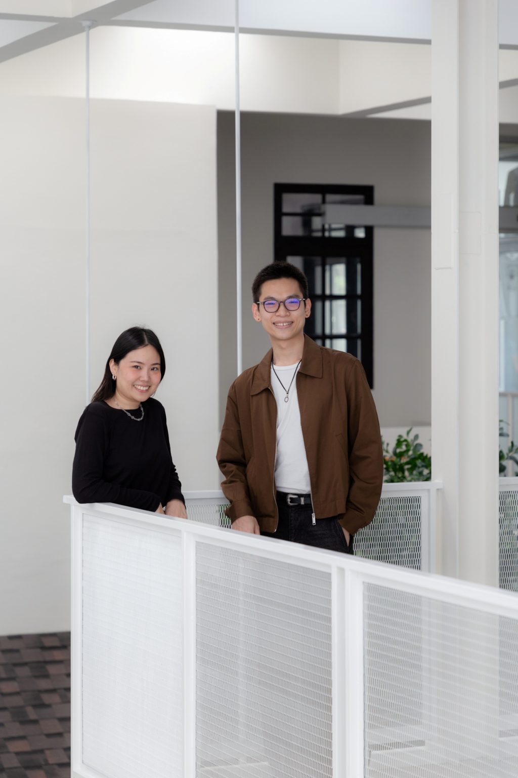 White Cloud Community Space – Community ฟีลบ้านเพื่อน ในพื้นที่บ้านเก่าอนุรักษ์และโครงสร้างใหม่จากเหล็ก SYS White Cloud Community Space เป็นการออกแบบพื้นที่ให้เช่าและ Community Space บนพื้นที่ย่านอารีย์ที่แต่เดิมมีบ้านหลังเก่าตั้งอยู่ โดยโจทย์ตั้งต้นคือการคงบ้านหลังเดิมที่มีความทรงจำและความสำคัญต่อเจ้าของที่ดินเอาไว้ สถาปนิกจึงทำการออกแบบพื้นที่ใช้งานใหม่โอบล้อมบ้านหลังเก่า เปลี่ยนบ้านเป็นไฮไลท์ และสร้างพื้นที่ใช้งานในร่มโอบล้อมโดยรอบ เพื่อให้ผู้คนเข้ามาใช้งานได้อย่างสะดวกสบายตลอดทั้งวัน ในพื้นที่อาคารประมาณ 1,200 ตารางเมตร (ไม่รวมพื้นที่จอดรถ) โครงการนี้ออกแบบโดย คุณอภิชัย จารุรัตนเกื้อ หรือคุณปริ้นท์ Architect Designer จาก Design to the Universe Co., Ltd. (บริษัท ดีไซน์ ทู เดอะ ยูนิเวิร์ส จำกัด) ผู้มีประสบการณ์ในการออกแบบงาน Commercial, Hospitality & Education Building ในหลากหลายโครงการ เช่น Holiday Pastry หน้าร้านชงดีที่ One Bangkok และ Central World หรือโรงพยาบาลหลายแห่ง เป็นผู้นำในการออกแบบ แบ่งสัดส่วนพื้นที่อย่างเป็นระบบ และสร้างเอกลักษณ์ให้กับแบรนด์ได้อย่างโดดเด่น ในโครงการ White Cloud Community Space ด้วยความต้องการให้ Space โปร่งโล่ง มีกรอบเวลาที่ชัดเจน และง่ายต่อการรื้อถอนหลังหมดสัญญาเช่า ทางสถาปนิกจึงเลือกใช้เหล็กโครงสร้าง H-BEAM จาก SYS เป็นโครงสร้างหลักของโครงการ เพราะมีคุณสมบัติที่ตอบโจทย์ทั้งงานดีไซน์ ความแข็งแรง และจัดการก่อสร้างได้สะดวก ส่งผลให้โครงการนี้เสร็จสิ้นได้รวดเร็ว มีดีไซน์ที่โปร่งโล่ง ไม่มีเสาโผล่กลางพื้นที่และตอบโจทย์เรื่องการรักษ์โลกได้จริง เป็น Community Space ยุคใหม่ ที่คุ้มค่าต่อเจ้าของโครงการในระยะยาว อีกทั้งยังสร้างความประทับใจ ความทรงจำ และประสบการณ์การใช้งานที่อบอุ่นและพิเศษให้กับผู้คนได้ทุกครั้งที่เข้ามาใช้งาน จากบ้านเก่าย่านอารีย์สู่ Community แห่งใหม่ในคอนเซ็ปต์ไข่แดง โครงการ White Cloud Community Space เริ่มต้นมาจากเจ้าของโครงการที่ต้องการเปลี่ยนบ้านเช่าหลังเก่าที่มีเอกลักษณ์เฉพาะตัวในย่านอารีย์ กรุงเทพมหานคร ให้กลายเป็น Commercial Building ที่ผู้คนสามารถเข้ามาใช้งานได้อย่างอิสระ ในขณะเดียวกันก็เปิดพื้นที่เช่าให้กับร้านค้าต่าง ๆ เข้ามาประกอบกิจกรรม ออกแบบโดยคุณอภิชัย จารุรัตนเกื้อ หรือคุณปริ้นท์ Architect Designer จาก Design to the Universe Co., Ltd. (บริษัท ดีไซน์ ทู เดอะ ยูนิเวิร์ส จำกัด) เดิมพื้นที่มีบ้านเก่า 2 ชั้นตั้งอยู่ และด้วยการเป็นพื้นที่เช่า เมื่อจบสัญญาเช่าเจ้าของโครงการจำเป็นต้องคืนพื้นที่ในสภาพเดิม ดังนั้นโครงการจึงเน้นไปที่การต่อเติมและสร้างโครงสร้างใหม่เข้ามาเสริม เพื่อรักษาโครงสร้างของบ้านเดิมเอาไว้ให้มากที่สุด และถือโอกาสชูบ้านหลังนี้ให้เป็นจุดเด่นของโครงการด้วย ทำให้บรรยากาศเสมือนการมานั่งเล่นที่บ้านเพื่อน เมื่อต้องการรักษาโครงสร้างเดิมของตัวบ้านเอาไว้ สถาปนิกจึงใช้การออกแบบและวางโครงสร้างส่วนใหม่เข้าไปรอบบ้านแทน เปรียบเสมือน “ไข่แดง (ตัวบ้านเดิม)” ที่ถูกล้อมรอบด้วย “ไข่ขาว (โครงสร้างใหม่)” โดยมีการวางพื้นที่จอดรถไว้ด้านหน้า ช่วยสร้างระยะการรับรู้จากถนน ให้ผู้ใช้งานสามารถมองเห็นความสวยงามของสถาปัตยกรรมและสัมผัสได้ถึงบรรยากาศสบาย ๆ ของโครงการได้ตั้งแต่ทางเข้า ส่วนตัวบ้านเดิมจะเป็นกระบวนการแบบ “กึ่งอนุรักษ์” คือพยายามรักษาวัสดุ โครงสร้างเดิมเอาไว้ เพื่อให้ความทรงจำของบ้านเด่นชัดและสื่อสารความรู้สึกแก่ผู้เข้ามาใช้งานได้อย่างชัดเจนที่สุด นอกจากนี้ยังใช้ “สวน” เพื่อแบ่งโซนการใช้งาน คือ สวนหน้าบ้าน เพิ่มความเขียวให้โครงการดูร่มรื่น และสวนหลังบ้านที่เป็นไฮไลท์ของโครงการ ที่มีร้านค้าหลากหลาย รวมถึงที่นั่ง บริเวณนี้จึงเกิดกิจกรรมและการเคลื่อนไหวค่อนข้างมาก เสริมให้โครงการมีชีวิตชีวามากขึ้น โครงการสีขาว เบาสบาย กับโจทย์ตั้งต้นที่โครงสร้างเหล็กกลายมาเป็นคำตอบ จากโจทย์หลักที่เป็นพื้นที่เช่า “โครงสร้างเหล็ก” จึงกลายเป็นคำตอบที่ชัดเจนสำหรับการออกแบบ เพราะโครงสร้างเหล็กสามารถต่อเติมได้สะดวกและรวดเร็วในพื้นที่ทุกขนาด เช่นเดียวกับโครงการนี้ที่ถนนหน้าโครงการค่อนข้างแคบ การเลือกความยาวเหล็กสำเร็จมาจากโรงงานทำให้การขนส่งเข้ามายังหน้างานเป็นไปอย่างราบรื่น อีกทั้งเหล็กยังสามารถติดตั้งได้รวดเร็ว ไม่กระทบโครงสร้างบ้านหลัก ตลอดจนไม่ก่อมลภาวะทางเสียงหรือฝุ่นให้กับบริบทข้างเคียงที่เป็นย่านที่พักอาศัย โดย White Cloud Community Space ใช้เวลาในการจัดการโครงสร้างเหล็กประมาณ 6 เดือนเท่านั้น (หากรวมระยะเวลาออกแบบจะใช้เวลา 9 เดือน) คุณปรินท์เล่าถึงความสำคัญของ “เวลา” ในโครงการประเภท Commercial Building ว่าโครงการประเภทนี้มักจะมีระยะเวลาในการเกิดชัดเจน ดังนั้นจึงเป็นเรื่องสำคัญมากในการเลือกใช้วัสดุให้เหมาะกับแบบที่คิดไว้และระยะเวลาที่มี ซึ่งเหล็ก H-BEAM จาก SYS ก็ตอบโจทย์ทั้งเรื่องระยะเวลาและรองรับรูปแบบของดีไซน์ที่ต้องการได้เป็นอย่างดี ไม่ว่าจะเป็นความโปร่ง เบา บางของโครงสร้าง เพื่อให้อาคารดูทันสมัย เท่เรียบง่าย แต่ไม่บดบังตัวตนของบ้านเดิม Span (ระยะห่างระหว่างเสา) ที่ยืดได้ยาวขึ้น เป็นอีกหนึ่งข้อดีของการเลือกใช้เหล็กเช่นกัน เมื่อเทียบกับโครงสร้างคอนกรีตที่ต้องมีการหล่อโครงสร้างเสาคาน อาจต้องมีคานทุก 4 เมตร ทำให้หนัาตัดคานอยู่ที่ประมาณ 40 – 50 เซนติเมตร (รวมความหนาคอนกรีตที่เททับด้านบนพื้น) แต่เมื่อเป็นโครงสร้างเหล็ก สามารถยืด Span ได้กว้างกว่าเดิม อีกทั้งในโครงการยังเลือกใช้โครงสร้าง Steel Truss ทำให้ยืดได้กว้างขึ้น ใช้จำนวนเสาในการรับน้ำหนักน้อยลง ส่งผลให้พื้นที่มีความโปร่งโล่งได้อย่างที่ต้องการ Highlight โถงสูงกลางบ้าน สร้างพื้นที่ให้กิจกรรมเชื่อมโยงถึงกัน สถาปนิกมองเผื่อไปยังอนาคตว่า ณ Community Space แห่งนี้อาจมีการขยายตัวของกิจกรรม เช่น การจัดคอนเสิร์ต จัดงานอีเวนต์ หรือทำการแสดงต่าง ๆ ซึ่งจะมีการรวมตัวของผู้คนจำนวนมาก ดังนั้นจึงเป็นแนวคิดที่ดีหากในโครงการมีพื้นที่โถงกลางเพื่อรองรับกิจกรรมนั้น โดยเมื่อเดินเข้ามาด้านในอาคาร จะเจอกับโถง Double Space ที่ฝ้าสูงประมาณ 7 – 8 เมตร มีพื้นที่ลานขนาดใหญ่ และมีการออกแบบเป็นอัฒจรรย์หรือ Amphitheater สีขาวขนาดใหญ่ที่สามารถใช้เป็นทั้งบันไดเชื่อมต่อไปยังชั้น 2 ของอาคารและใช้เป็นที่นั่งได้ ส่วนฝ้าเพดานออกแบบให้เป็นตารางรังผึ้ง มีการสลับกับช่องเปิดเพื่อนำแสงธรรมชาติลงมาสู่พื้นที่ผ่านหลังคาลอนคู่ใส 2 โทนสี คือ ลอนใสและลอนที่เคลือบสีเหลืองอบอุ่น ช่วยลดการเปิดไฟในตอนกลางวันและทำให้โถงสว่างเพียงพอต่อการใช้งาน อีกทั้งยังได้แสงที่นุ่มนวลและมีมิติมากขึ้น นอกจากนี้ยังมีการเติมรายละเอียดตามจุดต่าง ๆ ของอาคารเพื่อให้ภาพลักษณ์ สีสันที่ดูขาวสว่าง โปร่งโล่งนั้นเชื่อมโยงโดยทั่วกัน ผ่านดีไซน์ของขาโต๊ะที่ใช้เหล็ก H-BEAM นำมาตัดให้ได้ระยะใช้งานที่เหมาะสม หรือการเพิ่มฉากระแนงสีขาวแบ่งพื้นที่ใช้งานให้เป็นสัดส่วนแต่ยังคงเชื่อมโยงถึงกันผ่านการมองเห็น หลังคาที่ถูกยกความสูง เพิ่มความโปร่งให้ Space เหล็ก H-BEAM จาก SYS ไม่ได้ถูกใช้เป็นโครงสร้างของอาคารหลังใหม่เพียงเท่านั้น แต่ยังถูกใช้เพิ่มต่อเติมและเสริมให้บ้านเดิมมีความโปร่งโล่งแข็งแรงมากขึ้น ดีเทลหนึ่งที่น่าสนใจของโครงการ คือการใช้เหล็ก H-BEAM เข้ามายกความสูงของโครงสร้างหลังคาของบ้านเดิมขึ้น จากเดิมที่เพดานชั้นสองของบ้านค่อนข้างต่ำ เมื่อถูกรื้อฝ้าออกเพื่อโชว์ให้เห็น Slope ของโครงหลังคา ทำให้พื้นที่ภายในดูโปร่งมากขึ้น ส่วนของชั้นหนึ่งเองก็มีการยกเพดานขึ้นเช่นกัน โดยใช้โครงสร้างเหล็กต่อเข้ากับโครงสร้างคอนกรีตเดิมเพื่อพยุงโครงสร้างบ้านทั้งหมดให้มั่นคง อีกทั้งยังมีการรื้อฝ้าเพดานออกเพื่อให้พื้นที่ได้ความสูงโปร่งมากขึ้น โครงสร้างเหล็ก H-BEAM สีขาวที่ต่อเติมเข้ามามีความทันสมัยที่ตัดกับบรรยากาศบ้านโมเดิร์นที่ดูย้อนยุค ทำให้เกิด Contrast ของพื้นที่ที่น่าสนใจ เสมือนเดินเข้าสู่อาคารอนุรักษ์แบบร่วมสมัย เหล็ก = วัสดุที่ตอบโจทย์คุ้มค่าตั้งแต่วันแรกที่เลือกใช้ จนถึงวันสุดท้ายที่รื้อถอนอาคาร จากการที่ได้พูดคุยถึงขั้นตอนการคิด การออกแบบ และการก่อสร้างของโครงการ White Cloud Community Space กับคุณปรินท์ ทำให้ทราบว่า “สถาปนิก” หรือ “ผู้ออกแบบ” มีส่วนสำคัญที่ช่วยให้ความรู้ในเรื่องวัสดุที่เหมาะสมกับเจ้าของโครงการเป็นอย่างมาก เช่นเดียวกับในโครงการนี้ที่ทางคุณปรินท์ได้มีการเล่าเกี่ยวกับการเลือกใช้เหล็ก H-BEAM ที่นอกจากจะช่วยให้ภาพที่ออกแบบเป็นจริงตามที่ต้องการแล้ว ยังมีข้อดีอีกหลายอย่างในเชิงการใช้งาน เช่น ความรวดเร็ว ความเพรียวบางของโครงสร้าง เป็นโครงสร้างที่ไม่มีฝุ่น และที่สำคัญ คือในวันที่หมดสัญญาเช่า สามารถรื้อถอนได้ทันที สามารถขายหรือรีไซเคิลใช้งานต่อได้ ซึ่งทั้งหมดนี้ตอบโจทย์ความคุ้มค่าให้กับลูกค้าได้ในหลากหลายมุม ทั้งความใส่ใจของแบรนด์ที่มีต่ออาคารข้างเคียง และการคิดเผื่อด้านสิ่งแวดล้อมของโครงการซึ่งเป็นสิ่งที่ทั่วโลกต่างให้ความสำคัญอยู่ ณ เวลานี้ งานออกแบบที่สะท้อนให้เห็นความยืดหยุ่นในการใช้เหล็ก H-BEAM ในงานสถาปัตยกรรม (กึ่งอนุรักษ์ จากโครงการที่มีโครงสร้างบ้านเดิมอยู่แล้ว) และการก่อสร้าง ที่ช่วยสร้างเอกลักษณ์ให้กับโครงการ และตอบโจทย์หรือเงื่อนไขของโครงการได้อย่างตรงจุด ทั้งในเชิงความแข็งแรง ความสวยงาม และความยั่งยืน สนใจสินค้าเหล็ก H-BEAM และบริการจาก SYS สามารถติดต่อสอบถามได้ทางช่องทาง WEBSITE-SYS STEEL: https://bit.ly/3qYADQ0 YOUTUBE: http://bit.ly/3asNqnp LINE: https://bit.ly/3gEI0tz TikTok: https://bit.ly/46AnaTP White Cloud Community Space – Community ฟีลบ้านเพื่อน ในพื้นที่บ้านเก่าอนุรักษ์และโครงสร้างใหม่จากเหล็ก SYS White Cloud Community Space เป็นการออกแบบพื้นที่ให้เช่าและ Community Space บนพื้นที่ย่านอารีย์ที่แต่เดิมมีบ้านหลังเก่าตั้งอยู่ โดยโจทย์ตั้งต้นคือการคงบ้านหลังเดิมที่มีความทรงจำและความสำคัญต่อเจ้าของที่ดินเอาไว้ สถาปนิกจึงทำการออกแบบพื้นที่ใช้งานใหม่โอบล้อมบ้านหลังเก่า เปลี่ยนบ้านเป็นไฮไลท์ และสร้างพื้นที่ใช้งานในร่มโอบล้อมโดยรอบ เพื่อให้ผู้คนเข้ามาใช้งานได้อย่างสะดวกสบายตลอดทั้งวัน ในพื้นที่อาคารประมาณ 1,200 ตารางเมตร (ไม่รวมพื้นที่จอดรถ) โครงการนี้ออกแบบโดย คุณอภิชัย จารุรัตนเกื้อ หรือคุณปริ้นท์ Architect Designer จาก Design to the Universe Co., Ltd. (บริษัท ดีไซน์ ทู เดอะ ยูนิเวิร์ส จำกัด) ผู้มีประสบการณ์ในการออกแบบงาน Commercial, Hospitality & Education Building ในหลากหลายโครงการ เช่น Holiday Pastry หน้าร้านชงดีที่ One Bangkok และ Central World หรือโรงพยาบาลหลายแห่ง เป็นผู้นำในการออกแบบ แบ่งสัดส่วนพื้นที่อย่างเป็นระบบ และสร้างเอกลักษณ์ให้กับแบรนด์ได้อย่างโดดเด่น ในโครงการ White Cloud Community Space ด้วยความต้องการให้ Space โปร่งโล่ง มีกรอบเวลาที่ชัดเจน และง่ายต่อการรื้อถอนหลังหมดสัญญาเช่า ทางสถาปนิกจึงเลือกใช้เหล็กโครงสร้าง H-BEAM จาก SYS เป็นโครงสร้างหลักของโครงการ เพราะมีคุณสมบัติที่ตอบโจทย์ทั้งงานดีไซน์ ความแข็งแรง และจัดการก่อสร้างได้สะดวก ส่งผลให้โครงการนี้เสร็จสิ้นได้รวดเร็ว มีดีไซน์ที่โปร่งโล่ง ไม่มีเสาโผล่กลางพื้นที่และตอบโจทย์เรื่องการรักษ์โลกได้จริง เป็น Community Space ยุคใหม่ ที่คุ้มค่าต่อเจ้าของโครงการในระยะยาว อีกทั้งยังสร้างความประทับใจ ความทรงจำ และประสบการณ์การใช้งานที่อบอุ่นและพิเศษให้กับผู้คนได้ทุกครั้งที่เข้ามาใช้งาน จากบ้านเก่าย่านอารีย์สู่ Community แห่งใหม่ในคอนเซ็ปต์ไข่แดง โครงการ White Cloud Community Space เริ่มต้นมาจากเจ้าของโครงการที่ต้องการเปลี่ยนบ้านเช่าหลังเก่าที่มีเอกลักษณ์เฉพาะตัวในย่านอารีย์ กรุงเทพมหานคร ให้กลายเป็น Commercial Building ที่ผู้คนสามารถเข้ามาใช้งานได้อย่างอิสระ ในขณะเดียวกันก็เปิดพื้นที่เช่าให้กับร้านค้าต่าง ๆ เข้ามาประกอบกิจกรรม ออกแบบโดยคุณอภิชัย จารุรัตนเกื้อ หรือคุณปริ้นท์ Architect Designer จาก Design to the Universe Co., Ltd. (บริษัท ดีไซน์ ทู เดอะ ยูนิเวิร์ส จำกัด) เดิมพื้นที่มีบ้านเก่า 2 ชั้นตั้งอยู่ และด้วยการเป็นพื้นที่เช่า เมื่อจบสัญญาเช่าเจ้าของโครงการจำเป็นต้องคืนพื้นที่ในสภาพเดิม ดังนั้นโครงการจึงเน้นไปที่การต่อเติมและสร้างโครงสร้างใหม่เข้ามาเสริม เพื่อรักษาโครงสร้างของบ้านเดิมเอาไว้ให้มากที่สุด และถือโอกาสชูบ้านหลังนี้ให้เป็นจุดเด่นของโครงการด้วย ทำให้บรรยากาศเสมือนการมานั่งเล่นที่บ้านเพื่อน เมื่อต้องการรักษาโครงสร้างเดิมของตัวบ้านเอาไว้ สถาปนิกจึงใช้การออกแบบและวางโครงสร้างส่วนใหม่เข้าไปรอบบ้านแทน เปรียบเสมือน “ไข่แดง (ตัวบ้านเดิม)” ที่ถูกล้อมรอบด้วย “ไข่ขาว (โครงสร้างใหม่)” โดยมีการวางพื้นที่จอดรถไว้ด้านหน้า ช่วยสร้างระยะการรับรู้จากถนน ให้ผู้ใช้งานสามารถมองเห็นความสวยงามของสถาปัตยกรรมและสัมผัสได้ถึงบรรยากาศสบาย ๆ ของโครงการได้ตั้งแต่ทางเข้า ส่วนตัวบ้านเดิมจะเป็นกระบวนการแบบ “กึ่งอนุรักษ์” คือพยายามรักษาวัสดุ โครงสร้างเดิมเอาไว้ เพื่อให้ความทรงจำของบ้านเด่นชัดและสื่อสารความรู้สึกแก่ผู้เข้ามาใช้งานได้อย่างชัดเจนที่สุด นอกจากนี้ยังใช้ “สวน” เพื่อแบ่งโซนการใช้งาน คือ สวนหน้าบ้าน เพิ่มความเขียวให้โครงการดูร่มรื่น และสวนหลังบ้านที่เป็นไฮไลท์ของโครงการ ที่มีร้านค้าหลากหลาย รวมถึงที่นั่ง บริเวณนี้จึงเกิดกิจกรรมและการเคลื่อนไหวค่อนข้างมาก เสริมให้โครงการมีชีวิตชีวามากขึ้น โครงการสีขาว เบาสบาย กับโจทย์ตั้งต้นที่โครงสร้างเหล็กกลายมาเป็นคำตอบ จากโจทย์หลักที่เป็นพื้นที่เช่า “โครงสร้างเหล็ก” จึงกลายเป็นคำตอบที่ชัดเจนสำหรับการออกแบบ เพราะโครงสร้างเหล็กสามารถต่อเติมได้สะดวกและรวดเร็วในพื้นที่ทุกขนาด เช่นเดียวกับโครงการนี้ที่ถนนหน้าโครงการค่อนข้างแคบ การเลือกความยาวเหล็กสำเร็จมาจากโรงงานทำให้การขนส่งเข้ามายังหน้างานเป็นไปอย่างราบรื่น อีกทั้งเหล็กยังสามารถติดตั้งได้รวดเร็ว ไม่กระทบโครงสร้างบ้านหลัก ตลอดจนไม่ก่อมลภาวะทางเสียงหรือฝุ่นให้กับบริบทข้างเคียงที่เป็นย่านที่พักอาศัย โดย White Cloud Community Space ใช้เวลาในการจัดการโครงสร้างเหล็กประมาณ 6 เดือนเท่านั้น (หากรวมระยะเวลาออกแบบจะใช้เวลา 9 เดือน) คุณปรินท์เล่าถึงความสำคัญของ “เวลา” ในโครงการประเภท Commercial Building ว่าโครงการประเภทนี้มักจะมีระยะเวลาในการเกิดชัดเจน ดังนั้นจึงเป็นเรื่องสำคัญมากในการเลือกใช้วัสดุให้เหมาะกับแบบที่คิดไว้และระยะเวลาที่มี ซึ่งเหล็ก H-BEAM จาก SYS ก็ตอบโจทย์ทั้งเรื่องระยะเวลาและรองรับรูปแบบของดีไซน์ที่ต้องการได้เป็นอย่างดี ไม่ว่าจะเป็นความโปร่ง เบา บางของโครงสร้าง เพื่อให้อาคารดูทันสมัย เท่เรียบง่าย แต่ไม่บดบังตัวตนของบ้านเดิม Span (ระยะห่างระหว่างเสา) ที่ยืดได้ยาวขึ้น เป็นอีกหนึ่งข้อดีของการเลือกใช้เหล็กเช่นกัน เมื่อเทียบกับโครงสร้างคอนกรีตที่ต้องมีการหล่อโครงสร้างเสาคาน อาจต้องมีคานทุก 4 เมตร ทำให้หนัาตัดคานอยู่ที่ประมาณ 40 – 50 เซนติเมตร (รวมความหนาคอนกรีตที่เททับด้านบนพื้น) แต่เมื่อเป็นโครงสร้างเหล็ก สามารถยืด Span ได้กว้างกว่าเดิม อีกทั้งในโครงการยังเลือกใช้โครงสร้าง Steel Truss ทำให้ยืดได้กว้างขึ้น ใช้จำนวนเสาในการรับน้ำหนักน้อยลง ส่งผลให้พื้นที่มีความโปร่งโล่งได้อย่างที่ต้องการ Highlight โถงสูงกลางบ้าน สร้างพื้นที่ให้กิจกรรมเชื่อมโยงถึงกัน สถาปนิกมองเผื่อไปยังอนาคตว่า ณ Community Space แห่งนี้อาจมีการขยายตัวของกิจกรรม เช่น การจัดคอนเสิร์ต จัดงานอีเวนต์ หรือทำการแสดงต่าง ๆ ซึ่งจะมีการรวมตัวของผู้คนจำนวนมาก ดังนั้นจึงเป็นแนวคิดที่ดีหากในโครงการมีพื้นที่โถงกลางเพื่อรองรับกิจกรรมนั้น โดยเมื่อเดินเข้ามาด้านในอาคาร จะเจอกับโถง Double Space ที่ฝ้าสูงประมาณ 7 – 8 เมตร มีพื้นที่ลานขนาดใหญ่ และมีการออกแบบเป็นอัฒจรรย์หรือ Amphitheater สีขาวขนาดใหญ่ที่สามารถใช้เป็นทั้งบันไดเชื่อมต่อไปยังชั้น 2 ของอาคารและใช้เป็นที่นั่งได้ ส่วนฝ้าเพดานออกแบบให้เป็นตารางรังผึ้ง มีการสลับกับช่องเปิดเพื่อนำแสงธรรมชาติลงมาสู่พื้นที่ผ่านหลังคาลอนคู่ใส 2 โทนสี คือ ลอนใสและลอนที่เคลือบสีเหลืองอบอุ่น ช่วยลดการเปิดไฟในตอนกลางวันและทำให้โถงสว่างเพียงพอต่อการใช้งาน อีกทั้งยังได้แสงที่นุ่มนวลและมีมิติมากขึ้น นอกจากนี้ยังมีการเติมรายละเอียดตามจุดต่าง ๆ ของอาคารเพื่อให้ภาพลักษณ์ สีสันที่ดูขาวสว่าง โปร่งโล่งนั้นเชื่อมโยงโดยทั่วกัน ผ่านดีไซน์ของขาโต๊ะที่ใช้เหล็ก H-BEAM นำมาตัดให้ได้ระยะใช้งานที่เหมาะสม หรือการเพิ่มฉากระแนงสีขาวแบ่งพื้นที่ใช้งานให้เป็นสัดส่วนแต่ยังคงเชื่อมโยงถึงกันผ่านการมองเห็น หลังคาที่ถูกยกความสูง เพิ่มความโปร่งให้ Space เหล็ก H-BEAM จาก SYS ไม่ได้ถูกใช้เป็นโครงสร้างของอาคารหลังใหม่เพียงเท่านั้น แต่ยังถูกใช้เพิ่มต่อเติมและเสริมให้บ้านเดิมมีความโปร่งโล่งแข็งแรงมากขึ้น ดีเทลหนึ่งที่น่าสนใจของโครงการ คือการใช้เหล็ก H-BEAM เข้ามายกความสูงของโครงสร้างหลังคาของบ้านเดิมขึ้น จากเดิมที่เพดานชั้นสองของบ้านค่อนข้างต่ำ เมื่อถูกรื้อฝ้าออกเพื่อโชว์ให้เห็น Slope ของโครงหลังคา ทำให้พื้นที่ภายในดูโปร่งมากขึ้น ส่วนของชั้นหนึ่งเองก็มีการยกเพดานขึ้นเช่นกัน โดยใช้โครงสร้างเหล็กต่อเข้ากับโครงสร้างคอนกรีตเดิมเพื่อพยุงโครงสร้างบ้านทั้งหมดให้มั่นคง อีกทั้งยังมีการรื้อฝ้าเพดานออกเพื่อให้พื้นที่ได้ความสูงโปร่งมากขึ้น โครงสร้างเหล็ก H-BEAM สีขาวที่ต่อเติมเข้ามามีความทันสมัยที่ตัดกับบรรยากาศบ้านโมเดิร์นที่ดูย้อนยุค ทำให้เกิด Contrast ของพื้นที่ที่น่าสนใจ เสมือนเดินเข้าสู่อาคารอนุรักษ์แบบร่วมสมัย เหล็ก = วัสดุที่ตอบโจทย์คุ้มค่าตั้งแต่วันแรกที่เลือกใช้ จนถึงวันสุดท้ายที่รื้อถอนอาคาร จากการที่ได้พูดคุยถึงขั้นตอนการคิด การออกแบบ และการก่อสร้างของโครงการ White Cloud Community Space กับคุณปรินท์ ทำให้ทราบว่า “สถาปนิก” หรือ “ผู้ออกแบบ” มีส่วนสำคัญที่ช่วยให้ความรู้ในเรื่องวัสดุที่เหมาะสมกับเจ้าของโครงการเป็นอย่างมาก เช่นเดียวกับในโครงการนี้ที่ทางคุณปรินท์ได้มีการเล่าเกี่ยวกับการเลือกใช้เหล็ก H-BEAM ที่นอกจากจะช่วยให้ภาพที่ออกแบบเป็นจริงตามที่ต้องการแล้ว ยังมีข้อดีอีกหลายอย่างในเชิงการใช้งาน เช่น ความรวดเร็ว ความเพรียวบางของโครงสร้าง เป็นโครงสร้างที่ไม่มีฝุ่น และที่สำคัญ คือในวันที่หมดสัญญาเช่า สามารถรื้อถอนได้ทันที สามารถขายหรือรีไซเคิลใช้งานต่อได้ ซึ่งทั้งหมดนี้ตอบโจทย์ความคุ้มค่าให้กับลูกค้าได้ในหลากหลายมุม ทั้งความใส่ใจของแบรนด์ที่มีต่ออาคารข้างเคียง และการคิดเผื่อด้านสิ่งแวดล้อมของโครงการซึ่งเป็นสิ่งที่ทั่วโลกต่างให้ความสำคัญอยู่ ณ เวลานี้ งานออกแบบที่สะท้อนให้เห็นความยืดหยุ่นในการใช้เหล็ก H-BEAM ในงานสถาปัตยกรรม (กึ่งอนุรักษ์ จากโครงการที่มีโครงสร้างบ้านเดิมอยู่แล้ว) และการก่อสร้าง ที่ช่วยสร้างเอกลักษณ์ให้กับโครงการ และตอบโจทย์หรือเงื่อนไขของโครงการได้อย่างตรงจุด ทั้งในเชิงความแข็งแรง ความสวยงาม และความยั่งยืน สนใจสินค้าเหล็ก H-BEAM และบริการจาก SYS สามารถติดต่อสอบถามได้ทางช่องทาง WEBSITE-SYS STEEL: https://bit.ly/3qYADQ0 YOUTUBE: http://bit.ly/3asNqnp LINE: https://bit.ly/3gEI0tz TikTok: https://bit.ly/46AnaTP