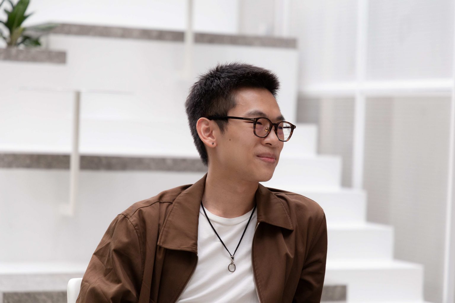 White Cloud Community Space – Community ฟีลบ้านเพื่อน ในพื้นที่บ้านเก่าอนุรักษ์และโครงสร้างใหม่จากเหล็ก SYS White Cloud Community Space เป็นการออกแบบพื้นที่ให้เช่าและ Community Space บนพื้นที่ย่านอารีย์ที่แต่เดิมมีบ้านหลังเก่าตั้งอยู่ โดยโจทย์ตั้งต้นคือการคงบ้านหลังเดิมที่มีความทรงจำและความสำคัญต่อเจ้าของที่ดินเอาไว้ สถาปนิกจึงทำการออกแบบพื้นที่ใช้งานใหม่โอบล้อมบ้านหลังเก่า เปลี่ยนบ้านเป็นไฮไลท์ และสร้างพื้นที่ใช้งานในร่มโอบล้อมโดยรอบ เพื่อให้ผู้คนเข้ามาใช้งานได้อย่างสะดวกสบายตลอดทั้งวัน ในพื้นที่อาคารประมาณ 1,200 ตารางเมตร (ไม่รวมพื้นที่จอดรถ) โครงการนี้ออกแบบโดย คุณอภิชัย จารุรัตนเกื้อ หรือคุณปริ้นท์ Architect Designer จาก Design to the Universe Co., Ltd. (บริษัท ดีไซน์ ทู เดอะ ยูนิเวิร์ส จำกัด) ผู้มีประสบการณ์ในการออกแบบงาน Commercial, Hospitality & Education Building ในหลากหลายโครงการ เช่น Holiday Pastry หน้าร้านชงดีที่ One Bangkok และ Central World หรือโรงพยาบาลหลายแห่ง เป็นผู้นำในการออกแบบ แบ่งสัดส่วนพื้นที่อย่างเป็นระบบ และสร้างเอกลักษณ์ให้กับแบรนด์ได้อย่างโดดเด่น ในโครงการ White Cloud Community Space ด้วยความต้องการให้ Space โปร่งโล่ง มีกรอบเวลาที่ชัดเจน และง่ายต่อการรื้อถอนหลังหมดสัญญาเช่า ทางสถาปนิกจึงเลือกใช้เหล็กโครงสร้าง H-BEAM จาก SYS เป็นโครงสร้างหลักของโครงการ เพราะมีคุณสมบัติที่ตอบโจทย์ทั้งงานดีไซน์ ความแข็งแรง และจัดการก่อสร้างได้สะดวก ส่งผลให้โครงการนี้เสร็จสิ้นได้รวดเร็ว มีดีไซน์ที่โปร่งโล่ง ไม่มีเสาโผล่กลางพื้นที่และตอบโจทย์เรื่องการรักษ์โลกได้จริง เป็น Community Space ยุคใหม่ ที่คุ้มค่าต่อเจ้าของโครงการในระยะยาว อีกทั้งยังสร้างความประทับใจ ความทรงจำ และประสบการณ์การใช้งานที่อบอุ่นและพิเศษให้กับผู้คนได้ทุกครั้งที่เข้ามาใช้งาน จากบ้านเก่าย่านอารีย์สู่ Community แห่งใหม่ในคอนเซ็ปต์ไข่แดง โครงการ White Cloud Community Space เริ่มต้นมาจากเจ้าของโครงการที่ต้องการเปลี่ยนบ้านเช่าหลังเก่าที่มีเอกลักษณ์เฉพาะตัวในย่านอารีย์ กรุงเทพมหานคร ให้กลายเป็น Commercial Building ที่ผู้คนสามารถเข้ามาใช้งานได้อย่างอิสระ ในขณะเดียวกันก็เปิดพื้นที่เช่าให้กับร้านค้าต่าง ๆ เข้ามาประกอบกิจกรรม ออกแบบโดยคุณอภิชัย จารุรัตนเกื้อ หรือคุณปริ้นท์ Architect Designer จาก Design to the Universe Co., Ltd. (บริษัท ดีไซน์ ทู เดอะ ยูนิเวิร์ส จำกัด) เดิมพื้นที่มีบ้านเก่า 2 ชั้นตั้งอยู่ และด้วยการเป็นพื้นที่เช่า เมื่อจบสัญญาเช่าเจ้าของโครงการจำเป็นต้องคืนพื้นที่ในสภาพเดิม ดังนั้นโครงการจึงเน้นไปที่การต่อเติมและสร้างโครงสร้างใหม่เข้ามาเสริม เพื่อรักษาโครงสร้างของบ้านเดิมเอาไว้ให้มากที่สุด และถือโอกาสชูบ้านหลังนี้ให้เป็นจุดเด่นของโครงการด้วย ทำให้บรรยากาศเสมือนการมานั่งเล่นที่บ้านเพื่อน เมื่อต้องการรักษาโครงสร้างเดิมของตัวบ้านเอาไว้ สถาปนิกจึงใช้การออกแบบและวางโครงสร้างส่วนใหม่เข้าไปรอบบ้านแทน เปรียบเสมือน “ไข่แดง (ตัวบ้านเดิม)” ที่ถูกล้อมรอบด้วย “ไข่ขาว (โครงสร้างใหม่)” โดยมีการวางพื้นที่จอดรถไว้ด้านหน้า ช่วยสร้างระยะการรับรู้จากถนน ให้ผู้ใช้งานสามารถมองเห็นความสวยงามของสถาปัตยกรรมและสัมผัสได้ถึงบรรยากาศสบาย ๆ ของโครงการได้ตั้งแต่ทางเข้า ส่วนตัวบ้านเดิมจะเป็นกระบวนการแบบ “กึ่งอนุรักษ์” คือพยายามรักษาวัสดุ โครงสร้างเดิมเอาไว้ เพื่อให้ความทรงจำของบ้านเด่นชัดและสื่อสารความรู้สึกแก่ผู้เข้ามาใช้งานได้อย่างชัดเจนที่สุด นอกจากนี้ยังใช้ “สวน” เพื่อแบ่งโซนการใช้งาน คือ สวนหน้าบ้าน เพิ่มความเขียวให้โครงการดูร่มรื่น และสวนหลังบ้านที่เป็นไฮไลท์ของโครงการ ที่มีร้านค้าหลากหลาย รวมถึงที่นั่ง บริเวณนี้จึงเกิดกิจกรรมและการเคลื่อนไหวค่อนข้างมาก เสริมให้โครงการมีชีวิตชีวามากขึ้น โครงการสีขาว เบาสบาย กับโจทย์ตั้งต้นที่โครงสร้างเหล็กกลายมาเป็นคำตอบ จากโจทย์หลักที่เป็นพื้นที่เช่า “โครงสร้างเหล็ก” จึงกลายเป็นคำตอบที่ชัดเจนสำหรับการออกแบบ เพราะโครงสร้างเหล็กสามารถต่อเติมได้สะดวกและรวดเร็วในพื้นที่ทุกขนาด เช่นเดียวกับโครงการนี้ที่ถนนหน้าโครงการค่อนข้างแคบ การเลือกความยาวเหล็กสำเร็จมาจากโรงงานทำให้การขนส่งเข้ามายังหน้างานเป็นไปอย่างราบรื่น อีกทั้งเหล็กยังสามารถติดตั้งได้รวดเร็ว ไม่กระทบโครงสร้างบ้านหลัก ตลอดจนไม่ก่อมลภาวะทางเสียงหรือฝุ่นให้กับบริบทข้างเคียงที่เป็นย่านที่พักอาศัย โดย White Cloud Community Space ใช้เวลาในการจัดการโครงสร้างเหล็กประมาณ 6 เดือนเท่านั้น (หากรวมระยะเวลาออกแบบจะใช้เวลา 9 เดือน) คุณปรินท์เล่าถึงความสำคัญของ “เวลา” ในโครงการประเภท Commercial Building ว่าโครงการประเภทนี้มักจะมีระยะเวลาในการเกิดชัดเจน ดังนั้นจึงเป็นเรื่องสำคัญมากในการเลือกใช้วัสดุให้เหมาะกับแบบที่คิดไว้และระยะเวลาที่มี ซึ่งเหล็ก H-BEAM จาก SYS ก็ตอบโจทย์ทั้งเรื่องระยะเวลาและรองรับรูปแบบของดีไซน์ที่ต้องการได้เป็นอย่างดี ไม่ว่าจะเป็นความโปร่ง เบา บางของโครงสร้าง เพื่อให้อาคารดูทันสมัย เท่เรียบง่าย แต่ไม่บดบังตัวตนของบ้านเดิม Span (ระยะห่างระหว่างเสา) ที่ยืดได้ยาวขึ้น เป็นอีกหนึ่งข้อดีของการเลือกใช้เหล็กเช่นกัน เมื่อเทียบกับโครงสร้างคอนกรีตที่ต้องมีการหล่อโครงสร้างเสาคาน อาจต้องมีคานทุก 4 เมตร ทำให้หนัาตัดคานอยู่ที่ประมาณ 40 – 50 เซนติเมตร (รวมความหนาคอนกรีตที่เททับด้านบนพื้น) แต่เมื่อเป็นโครงสร้างเหล็ก สามารถยืด Span ได้กว้างกว่าเดิม อีกทั้งในโครงการยังเลือกใช้โครงสร้าง Steel Truss ทำให้ยืดได้กว้างขึ้น ใช้จำนวนเสาในการรับน้ำหนักน้อยลง ส่งผลให้พื้นที่มีความโปร่งโล่งได้อย่างที่ต้องการ Highlight โถงสูงกลางบ้าน สร้างพื้นที่ให้กิจกรรมเชื่อมโยงถึงกัน สถาปนิกมองเผื่อไปยังอนาคตว่า ณ Community Space แห่งนี้อาจมีการขยายตัวของกิจกรรม เช่น การจัดคอนเสิร์ต จัดงานอีเวนต์ หรือทำการแสดงต่าง ๆ ซึ่งจะมีการรวมตัวของผู้คนจำนวนมาก ดังนั้นจึงเป็นแนวคิดที่ดีหากในโครงการมีพื้นที่โถงกลางเพื่อรองรับกิจกรรมนั้น โดยเมื่อเดินเข้ามาด้านในอาคาร จะเจอกับโถง Double Space ที่ฝ้าสูงประมาณ 7 – 8 เมตร มีพื้นที่ลานขนาดใหญ่ และมีการออกแบบเป็นอัฒจรรย์หรือ Amphitheater สีขาวขนาดใหญ่ที่สามารถใช้เป็นทั้งบันไดเชื่อมต่อไปยังชั้น 2 ของอาคารและใช้เป็นที่นั่งได้ ส่วนฝ้าเพดานออกแบบให้เป็นตารางรังผึ้ง มีการสลับกับช่องเปิดเพื่อนำแสงธรรมชาติลงมาสู่พื้นที่ผ่านหลังคาลอนคู่ใส 2 โทนสี คือ ลอนใสและลอนที่เคลือบสีเหลืองอบอุ่น ช่วยลดการเปิดไฟในตอนกลางวันและทำให้โถงสว่างเพียงพอต่อการใช้งาน อีกทั้งยังได้แสงที่นุ่มนวลและมีมิติมากขึ้น นอกจากนี้ยังมีการเติมรายละเอียดตามจุดต่าง ๆ ของอาคารเพื่อให้ภาพลักษณ์ สีสันที่ดูขาวสว่าง โปร่งโล่งนั้นเชื่อมโยงโดยทั่วกัน ผ่านดีไซน์ของขาโต๊ะที่ใช้เหล็ก H-BEAM นำมาตัดให้ได้ระยะใช้งานที่เหมาะสม หรือการเพิ่มฉากระแนงสีขาวแบ่งพื้นที่ใช้งานให้เป็นสัดส่วนแต่ยังคงเชื่อมโยงถึงกันผ่านการมองเห็น หลังคาที่ถูกยกความสูง เพิ่มความโปร่งให้ Space เหล็ก H-BEAM จาก SYS ไม่ได้ถูกใช้เป็นโครงสร้างของอาคารหลังใหม่เพียงเท่านั้น แต่ยังถูกใช้เพิ่มต่อเติมและเสริมให้บ้านเดิมมีความโปร่งโล่งแข็งแรงมากขึ้น ดีเทลหนึ่งที่น่าสนใจของโครงการ คือการใช้เหล็ก H-BEAM เข้ามายกความสูงของโครงสร้างหลังคาของบ้านเดิมขึ้น จากเดิมที่เพดานชั้นสองของบ้านค่อนข้างต่ำ เมื่อถูกรื้อฝ้าออกเพื่อโชว์ให้เห็น Slope ของโครงหลังคา ทำให้พื้นที่ภายในดูโปร่งมากขึ้น ส่วนของชั้นหนึ่งเองก็มีการยกเพดานขึ้นเช่นกัน โดยใช้โครงสร้างเหล็กต่อเข้ากับโครงสร้างคอนกรีตเดิมเพื่อพยุงโครงสร้างบ้านทั้งหมดให้มั่นคง อีกทั้งยังมีการรื้อฝ้าเพดานออกเพื่อให้พื้นที่ได้ความสูงโปร่งมากขึ้น โครงสร้างเหล็ก H-BEAM สีขาวที่ต่อเติมเข้ามามีความทันสมัยที่ตัดกับบรรยากาศบ้านโมเดิร์นที่ดูย้อนยุค ทำให้เกิด Contrast ของพื้นที่ที่น่าสนใจ เสมือนเดินเข้าสู่อาคารอนุรักษ์แบบร่วมสมัย เหล็ก = วัสดุที่ตอบโจทย์คุ้มค่าตั้งแต่วันแรกที่เลือกใช้ จนถึงวันสุดท้ายที่รื้อถอนอาคาร จากการที่ได้พูดคุยถึงขั้นตอนการคิด การออกแบบ และการก่อสร้างของโครงการ White Cloud Community Space กับคุณปรินท์ ทำให้ทราบว่า “สถาปนิก” หรือ “ผู้ออกแบบ” มีส่วนสำคัญที่ช่วยให้ความรู้ในเรื่องวัสดุที่เหมาะสมกับเจ้าของโครงการเป็นอย่างมาก เช่นเดียวกับในโครงการนี้ที่ทางคุณปรินท์ได้มีการเล่าเกี่ยวกับการเลือกใช้เหล็ก H-BEAM ที่นอกจากจะช่วยให้ภาพที่ออกแบบเป็นจริงตามที่ต้องการแล้ว ยังมีข้อดีอีกหลายอย่างในเชิงการใช้งาน เช่น ความรวดเร็ว ความเพรียวบางของโครงสร้าง เป็นโครงสร้างที่ไม่มีฝุ่น และที่สำคัญ คือในวันที่หมดสัญญาเช่า สามารถรื้อถอนได้ทันที สามารถขายหรือรีไซเคิลใช้งานต่อได้ ซึ่งทั้งหมดนี้ตอบโจทย์ความคุ้มค่าให้กับลูกค้าได้ในหลากหลายมุม ทั้งความใส่ใจของแบรนด์ที่มีต่ออาคารข้างเคียง และการคิดเผื่อด้านสิ่งแวดล้อมของโครงการซึ่งเป็นสิ่งที่ทั่วโลกต่างให้ความสำคัญอยู่ ณ เวลานี้ งานออกแบบที่สะท้อนให้เห็นความยืดหยุ่นในการใช้เหล็ก H-BEAM ในงานสถาปัตยกรรม (กึ่งอนุรักษ์ จากโครงการที่มีโครงสร้างบ้านเดิมอยู่แล้ว) และการก่อสร้าง ที่ช่วยสร้างเอกลักษณ์ให้กับโครงการ และตอบโจทย์หรือเงื่อนไขของโครงการได้อย่างตรงจุด ทั้งในเชิงความแข็งแรง ความสวยงาม และความยั่งยืน สนใจสินค้าเหล็ก H-BEAM และบริการจาก SYS สามารถติดต่อสอบถามได้ทางช่องทาง WEBSITE-SYS STEEL: https://bit.ly/3qYADQ0 YOUTUBE: http://bit.ly/3asNqnp LINE: https://bit.ly/3gEI0tz TikTok: https://bit.ly/46AnaTP White Cloud Community Space – Community ฟีลบ้านเพื่อน ในพื้นที่บ้านเก่าอนุรักษ์และโครงสร้างใหม่จากเหล็ก SYS White Cloud Community Space เป็นการออกแบบพื้นที่ให้เช่าและ Community Space บนพื้นที่ย่านอารีย์ที่แต่เดิมมีบ้านหลังเก่าตั้งอยู่ โดยโจทย์ตั้งต้นคือการคงบ้านหลังเดิมที่มีความทรงจำและความสำคัญต่อเจ้าของที่ดินเอาไว้ สถาปนิกจึงทำการออกแบบพื้นที่ใช้งานใหม่โอบล้อมบ้านหลังเก่า เปลี่ยนบ้านเป็นไฮไลท์ และสร้างพื้นที่ใช้งานในร่มโอบล้อมโดยรอบ เพื่อให้ผู้คนเข้ามาใช้งานได้อย่างสะดวกสบายตลอดทั้งวัน ในพื้นที่อาคารประมาณ 1,200 ตารางเมตร (ไม่รวมพื้นที่จอดรถ) โครงการนี้ออกแบบโดย คุณอภิชัย จารุรัตนเกื้อ หรือคุณปริ้นท์ Architect Designer จาก Design to the Universe Co., Ltd. (บริษัท ดีไซน์ ทู เดอะ ยูนิเวิร์ส จำกัด) ผู้มีประสบการณ์ในการออกแบบงาน Commercial, Hospitality & Education Building ในหลากหลายโครงการ เช่น Holiday Pastry หน้าร้านชงดีที่ One Bangkok และ Central World หรือโรงพยาบาลหลายแห่ง เป็นผู้นำในการออกแบบ แบ่งสัดส่วนพื้นที่อย่างเป็นระบบ และสร้างเอกลักษณ์ให้กับแบรนด์ได้อย่างโดดเด่น ในโครงการ White Cloud Community Space ด้วยความต้องการให้ Space โปร่งโล่ง มีกรอบเวลาที่ชัดเจน และง่ายต่อการรื้อถอนหลังหมดสัญญาเช่า ทางสถาปนิกจึงเลือกใช้เหล็กโครงสร้าง H-BEAM จาก SYS เป็นโครงสร้างหลักของโครงการ เพราะมีคุณสมบัติที่ตอบโจทย์ทั้งงานดีไซน์ ความแข็งแรง และจัดการก่อสร้างได้สะดวก ส่งผลให้โครงการนี้เสร็จสิ้นได้รวดเร็ว มีดีไซน์ที่โปร่งโล่ง ไม่มีเสาโผล่กลางพื้นที่และตอบโจทย์เรื่องการรักษ์โลกได้จริง เป็น Community Space ยุคใหม่ ที่คุ้มค่าต่อเจ้าของโครงการในระยะยาว อีกทั้งยังสร้างความประทับใจ ความทรงจำ และประสบการณ์การใช้งานที่อบอุ่นและพิเศษให้กับผู้คนได้ทุกครั้งที่เข้ามาใช้งาน จากบ้านเก่าย่านอารีย์สู่ Community แห่งใหม่ในคอนเซ็ปต์ไข่แดง โครงการ White Cloud Community Space เริ่มต้นมาจากเจ้าของโครงการที่ต้องการเปลี่ยนบ้านเช่าหลังเก่าที่มีเอกลักษณ์เฉพาะตัวในย่านอารีย์ กรุงเทพมหานคร ให้กลายเป็น Commercial Building ที่ผู้คนสามารถเข้ามาใช้งานได้อย่างอิสระ ในขณะเดียวกันก็เปิดพื้นที่เช่าให้กับร้านค้าต่าง ๆ เข้ามาประกอบกิจกรรม ออกแบบโดยคุณอภิชัย จารุรัตนเกื้อ หรือคุณปริ้นท์ Architect Designer จาก Design to the Universe Co., Ltd. (บริษัท ดีไซน์ ทู เดอะ ยูนิเวิร์ส จำกัด) เดิมพื้นที่มีบ้านเก่า 2 ชั้นตั้งอยู่ และด้วยการเป็นพื้นที่เช่า เมื่อจบสัญญาเช่าเจ้าของโครงการจำเป็นต้องคืนพื้นที่ในสภาพเดิม ดังนั้นโครงการจึงเน้นไปที่การต่อเติมและสร้างโครงสร้างใหม่เข้ามาเสริม เพื่อรักษาโครงสร้างของบ้านเดิมเอาไว้ให้มากที่สุด และถือโอกาสชูบ้านหลังนี้ให้เป็นจุดเด่นของโครงการด้วย ทำให้บรรยากาศเสมือนการมานั่งเล่นที่บ้านเพื่อน เมื่อต้องการรักษาโครงสร้างเดิมของตัวบ้านเอาไว้ สถาปนิกจึงใช้การออกแบบและวางโครงสร้างส่วนใหม่เข้าไปรอบบ้านแทน เปรียบเสมือน “ไข่แดง (ตัวบ้านเดิม)” ที่ถูกล้อมรอบด้วย “ไข่ขาว (โครงสร้างใหม่)” โดยมีการวางพื้นที่จอดรถไว้ด้านหน้า ช่วยสร้างระยะการรับรู้จากถนน ให้ผู้ใช้งานสามารถมองเห็นความสวยงามของสถาปัตยกรรมและสัมผัสได้ถึงบรรยากาศสบาย ๆ ของโครงการได้ตั้งแต่ทางเข้า ส่วนตัวบ้านเดิมจะเป็นกระบวนการแบบ “กึ่งอนุรักษ์” คือพยายามรักษาวัสดุ โครงสร้างเดิมเอาไว้ เพื่อให้ความทรงจำของบ้านเด่นชัดและสื่อสารความรู้สึกแก่ผู้เข้ามาใช้งานได้อย่างชัดเจนที่สุด นอกจากนี้ยังใช้ “สวน” เพื่อแบ่งโซนการใช้งาน คือ สวนหน้าบ้าน เพิ่มความเขียวให้โครงการดูร่มรื่น และสวนหลังบ้านที่เป็นไฮไลท์ของโครงการ ที่มีร้านค้าหลากหลาย รวมถึงที่นั่ง บริเวณนี้จึงเกิดกิจกรรมและการเคลื่อนไหวค่อนข้างมาก เสริมให้โครงการมีชีวิตชีวามากขึ้น โครงการสีขาว เบาสบาย กับโจทย์ตั้งต้นที่โครงสร้างเหล็กกลายมาเป็นคำตอบ จากโจทย์หลักที่เป็นพื้นที่เช่า “โครงสร้างเหล็ก” จึงกลายเป็นคำตอบที่ชัดเจนสำหรับการออกแบบ เพราะโครงสร้างเหล็กสามารถต่อเติมได้สะดวกและรวดเร็วในพื้นที่ทุกขนาด เช่นเดียวกับโครงการนี้ที่ถนนหน้าโครงการค่อนข้างแคบ การเลือกความยาวเหล็กสำเร็จมาจากโรงงานทำให้การขนส่งเข้ามายังหน้างานเป็นไปอย่างราบรื่น อีกทั้งเหล็กยังสามารถติดตั้งได้รวดเร็ว ไม่กระทบโครงสร้างบ้านหลัก ตลอดจนไม่ก่อมลภาวะทางเสียงหรือฝุ่นให้กับบริบทข้างเคียงที่เป็นย่านที่พักอาศัย โดย White Cloud Community Space ใช้เวลาในการจัดการโครงสร้างเหล็กประมาณ 6 เดือนเท่านั้น (หากรวมระยะเวลาออกแบบจะใช้เวลา 9 เดือน) คุณปรินท์เล่าถึงความสำคัญของ “เวลา” ในโครงการประเภท Commercial Building ว่าโครงการประเภทนี้มักจะมีระยะเวลาในการเกิดชัดเจน ดังนั้นจึงเป็นเรื่องสำคัญมากในการเลือกใช้วัสดุให้เหมาะกับแบบที่คิดไว้และระยะเวลาที่มี ซึ่งเหล็ก H-BEAM จาก SYS ก็ตอบโจทย์ทั้งเรื่องระยะเวลาและรองรับรูปแบบของดีไซน์ที่ต้องการได้เป็นอย่างดี ไม่ว่าจะเป็นความโปร่ง เบา บางของโครงสร้าง เพื่อให้อาคารดูทันสมัย เท่เรียบง่าย แต่ไม่บดบังตัวตนของบ้านเดิม Span (ระยะห่างระหว่างเสา) ที่ยืดได้ยาวขึ้น เป็นอีกหนึ่งข้อดีของการเลือกใช้เหล็กเช่นกัน เมื่อเทียบกับโครงสร้างคอนกรีตที่ต้องมีการหล่อโครงสร้างเสาคาน อาจต้องมีคานทุก 4 เมตร ทำให้หนัาตัดคานอยู่ที่ประมาณ 40 – 50 เซนติเมตร (รวมความหนาคอนกรีตที่เททับด้านบนพื้น) แต่เมื่อเป็นโครงสร้างเหล็ก สามารถยืด Span ได้กว้างกว่าเดิม อีกทั้งในโครงการยังเลือกใช้โครงสร้าง Steel Truss ทำให้ยืดได้กว้างขึ้น ใช้จำนวนเสาในการรับน้ำหนักน้อยลง ส่งผลให้พื้นที่มีความโปร่งโล่งได้อย่างที่ต้องการ Highlight โถงสูงกลางบ้าน สร้างพื้นที่ให้กิจกรรมเชื่อมโยงถึงกัน สถาปนิกมองเผื่อไปยังอนาคตว่า ณ Community Space แห่งนี้อาจมีการขยายตัวของกิจกรรม เช่น การจัดคอนเสิร์ต จัดงานอีเวนต์ หรือทำการแสดงต่าง ๆ ซึ่งจะมีการรวมตัวของผู้คนจำนวนมาก ดังนั้นจึงเป็นแนวคิดที่ดีหากในโครงการมีพื้นที่โถงกลางเพื่อรองรับกิจกรรมนั้น โดยเมื่อเดินเข้ามาด้านในอาคาร จะเจอกับโถง Double Space ที่ฝ้าสูงประมาณ 7 – 8 เมตร มีพื้นที่ลานขนาดใหญ่ และมีการออกแบบเป็นอัฒจรรย์หรือ Amphitheater สีขาวขนาดใหญ่ที่สามารถใช้เป็นทั้งบันไดเชื่อมต่อไปยังชั้น 2 ของอาคารและใช้เป็นที่นั่งได้ ส่วนฝ้าเพดานออกแบบให้เป็นตารางรังผึ้ง มีการสลับกับช่องเปิดเพื่อนำแสงธรรมชาติลงมาสู่พื้นที่ผ่านหลังคาลอนคู่ใส 2 โทนสี คือ ลอนใสและลอนที่เคลือบสีเหลืองอบอุ่น ช่วยลดการเปิดไฟในตอนกลางวันและทำให้โถงสว่างเพียงพอต่อการใช้งาน อีกทั้งยังได้แสงที่นุ่มนวลและมีมิติมากขึ้น นอกจากนี้ยังมีการเติมรายละเอียดตามจุดต่าง ๆ ของอาคารเพื่อให้ภาพลักษณ์ สีสันที่ดูขาวสว่าง โปร่งโล่งนั้นเชื่อมโยงโดยทั่วกัน ผ่านดีไซน์ของขาโต๊ะที่ใช้เหล็ก H-BEAM นำมาตัดให้ได้ระยะใช้งานที่เหมาะสม หรือการเพิ่มฉากระแนงสีขาวแบ่งพื้นที่ใช้งานให้เป็นสัดส่วนแต่ยังคงเชื่อมโยงถึงกันผ่านการมองเห็น หลังคาที่ถูกยกความสูง เพิ่มความโปร่งให้ Space เหล็ก H-BEAM จาก SYS ไม่ได้ถูกใช้เป็นโครงสร้างของอาคารหลังใหม่เพียงเท่านั้น แต่ยังถูกใช้เพิ่มต่อเติมและเสริมให้บ้านเดิมมีความโปร่งโล่งแข็งแรงมากขึ้น ดีเทลหนึ่งที่น่าสนใจของโครงการ คือการใช้เหล็ก H-BEAM เข้ามายกความสูงของโครงสร้างหลังคาของบ้านเดิมขึ้น จากเดิมที่เพดานชั้นสองของบ้านค่อนข้างต่ำ เมื่อถูกรื้อฝ้าออกเพื่อโชว์ให้เห็น Slope ของโครงหลังคา ทำให้พื้นที่ภายในดูโปร่งมากขึ้น ส่วนของชั้นหนึ่งเองก็มีการยกเพดานขึ้นเช่นกัน โดยใช้โครงสร้างเหล็กต่อเข้ากับโครงสร้างคอนกรีตเดิมเพื่อพยุงโครงสร้างบ้านทั้งหมดให้มั่นคง อีกทั้งยังมีการรื้อฝ้าเพดานออกเพื่อให้พื้นที่ได้ความสูงโปร่งมากขึ้น โครงสร้างเหล็ก H-BEAM สีขาวที่ต่อเติมเข้ามามีความทันสมัยที่ตัดกับบรรยากาศบ้านโมเดิร์นที่ดูย้อนยุค ทำให้เกิด Contrast ของพื้นที่ที่น่าสนใจ เสมือนเดินเข้าสู่อาคารอนุรักษ์แบบร่วมสมัย เหล็ก = วัสดุที่ตอบโจทย์คุ้มค่าตั้งแต่วันแรกที่เลือกใช้ จนถึงวันสุดท้ายที่รื้อถอนอาคาร จากการที่ได้พูดคุยถึงขั้นตอนการคิด การออกแบบ และการก่อสร้างของโครงการ White Cloud Community Space กับคุณปรินท์ ทำให้ทราบว่า “สถาปนิก” หรือ “ผู้ออกแบบ” มีส่วนสำคัญที่ช่วยให้ความรู้ในเรื่องวัสดุที่เหมาะสมกับเจ้าของโครงการเป็นอย่างมาก เช่นเดียวกับในโครงการนี้ที่ทางคุณปรินท์ได้มีการเล่าเกี่ยวกับการเลือกใช้เหล็ก H-BEAM ที่นอกจากจะช่วยให้ภาพที่ออกแบบเป็นจริงตามที่ต้องการแล้ว ยังมีข้อดีอีกหลายอย่างในเชิงการใช้งาน เช่น ความรวดเร็ว ความเพรียวบางของโครงสร้าง เป็นโครงสร้างที่ไม่มีฝุ่น และที่สำคัญ คือในวันที่หมดสัญญาเช่า สามารถรื้อถอนได้ทันที สามารถขายหรือรีไซเคิลใช้งานต่อได้ ซึ่งทั้งหมดนี้ตอบโจทย์ความคุ้มค่าให้กับลูกค้าได้ในหลากหลายมุม ทั้งความใส่ใจของแบรนด์ที่มีต่ออาคารข้างเคียง และการคิดเผื่อด้านสิ่งแวดล้อมของโครงการซึ่งเป็นสิ่งที่ทั่วโลกต่างให้ความสำคัญอยู่ ณ เวลานี้ งานออกแบบที่สะท้อนให้เห็นความยืดหยุ่นในการใช้เหล็ก H-BEAM ในงานสถาปัตยกรรม (กึ่งอนุรักษ์ จากโครงการที่มีโครงสร้างบ้านเดิมอยู่แล้ว) และการก่อสร้าง ที่ช่วยสร้างเอกลักษณ์ให้กับโครงการ และตอบโจทย์หรือเงื่อนไขของโครงการได้อย่างตรงจุด ทั้งในเชิงความแข็งแรง ความสวยงาม และความยั่งยืน สนใจสินค้าเหล็ก H-BEAM และบริการจาก SYS สามารถติดต่อสอบถามได้ทางช่องทาง WEBSITE-SYS STEEL: https://bit.ly/3qYADQ0 YOUTUBE: http://bit.ly/3asNqnp LINE: https://bit.ly/3gEI0tz TikTok: https://bit.ly/46AnaTP