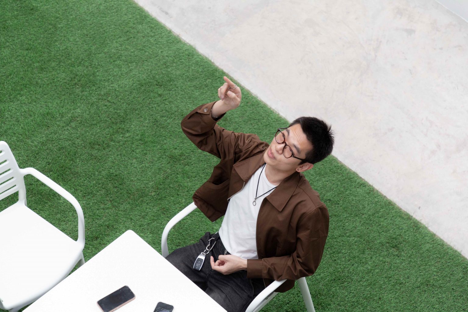 White Cloud Community Space – Community ฟีลบ้านเพื่อน ในพื้นที่บ้านเก่าอนุรักษ์และโครงสร้างใหม่จากเหล็ก SYS White Cloud Community Space เป็นการออกแบบพื้นที่ให้เช่าและ Community Space บนพื้นที่ย่านอารีย์ที่แต่เดิมมีบ้านหลังเก่าตั้งอยู่ โดยโจทย์ตั้งต้นคือการคงบ้านหลังเดิมที่มีความทรงจำและความสำคัญต่อเจ้าของที่ดินเอาไว้ สถาปนิกจึงทำการออกแบบพื้นที่ใช้งานใหม่โอบล้อมบ้านหลังเก่า เปลี่ยนบ้านเป็นไฮไลท์ และสร้างพื้นที่ใช้งานในร่มโอบล้อมโดยรอบ เพื่อให้ผู้คนเข้ามาใช้งานได้อย่างสะดวกสบายตลอดทั้งวัน ในพื้นที่อาคารประมาณ 1,200 ตารางเมตร (ไม่รวมพื้นที่จอดรถ) โครงการนี้ออกแบบโดย คุณอภิชัย จารุรัตนเกื้อ หรือคุณปริ้นท์ Architect Designer จาก Design to the Universe Co., Ltd. (บริษัท ดีไซน์ ทู เดอะ ยูนิเวิร์ส จำกัด) ผู้มีประสบการณ์ในการออกแบบงาน Commercial, Hospitality & Education Building ในหลากหลายโครงการ เช่น Holiday Pastry หน้าร้านชงดีที่ One Bangkok และ Central World หรือโรงพยาบาลหลายแห่ง เป็นผู้นำในการออกแบบ แบ่งสัดส่วนพื้นที่อย่างเป็นระบบ และสร้างเอกลักษณ์ให้กับแบรนด์ได้อย่างโดดเด่น ในโครงการ White Cloud Community Space ด้วยความต้องการให้ Space โปร่งโล่ง มีกรอบเวลาที่ชัดเจน และง่ายต่อการรื้อถอนหลังหมดสัญญาเช่า ทางสถาปนิกจึงเลือกใช้เหล็กโครงสร้าง H-BEAM จาก SYS เป็นโครงสร้างหลักของโครงการ เพราะมีคุณสมบัติที่ตอบโจทย์ทั้งงานดีไซน์ ความแข็งแรง และจัดการก่อสร้างได้สะดวก ส่งผลให้โครงการนี้เสร็จสิ้นได้รวดเร็ว มีดีไซน์ที่โปร่งโล่ง ไม่มีเสาโผล่กลางพื้นที่และตอบโจทย์เรื่องการรักษ์โลกได้จริง เป็น Community Space ยุคใหม่ ที่คุ้มค่าต่อเจ้าของโครงการในระยะยาว อีกทั้งยังสร้างความประทับใจ ความทรงจำ และประสบการณ์การใช้งานที่อบอุ่นและพิเศษให้กับผู้คนได้ทุกครั้งที่เข้ามาใช้งาน จากบ้านเก่าย่านอารีย์สู่ Community แห่งใหม่ในคอนเซ็ปต์ไข่แดง โครงการ White Cloud Community Space เริ่มต้นมาจากเจ้าของโครงการที่ต้องการเปลี่ยนบ้านเช่าหลังเก่าที่มีเอกลักษณ์เฉพาะตัวในย่านอารีย์ กรุงเทพมหานคร ให้กลายเป็น Commercial Building ที่ผู้คนสามารถเข้ามาใช้งานได้อย่างอิสระ ในขณะเดียวกันก็เปิดพื้นที่เช่าให้กับร้านค้าต่าง ๆ เข้ามาประกอบกิจกรรม ออกแบบโดยคุณอภิชัย จารุรัตนเกื้อ หรือคุณปริ้นท์ Architect Designer จาก Design to the Universe Co., Ltd. (บริษัท ดีไซน์ ทู เดอะ ยูนิเวิร์ส จำกัด) เดิมพื้นที่มีบ้านเก่า 2 ชั้นตั้งอยู่ และด้วยการเป็นพื้นที่เช่า เมื่อจบสัญญาเช่าเจ้าของโครงการจำเป็นต้องคืนพื้นที่ในสภาพเดิม ดังนั้นโครงการจึงเน้นไปที่การต่อเติมและสร้างโครงสร้างใหม่เข้ามาเสริม เพื่อรักษาโครงสร้างของบ้านเดิมเอาไว้ให้มากที่สุด และถือโอกาสชูบ้านหลังนี้ให้เป็นจุดเด่นของโครงการด้วย ทำให้บรรยากาศเสมือนการมานั่งเล่นที่บ้านเพื่อน เมื่อต้องการรักษาโครงสร้างเดิมของตัวบ้านเอาไว้ สถาปนิกจึงใช้การออกแบบและวางโครงสร้างส่วนใหม่เข้าไปรอบบ้านแทน เปรียบเสมือน “ไข่แดง (ตัวบ้านเดิม)” ที่ถูกล้อมรอบด้วย “ไข่ขาว (โครงสร้างใหม่)” โดยมีการวางพื้นที่จอดรถไว้ด้านหน้า ช่วยสร้างระยะการรับรู้จากถนน ให้ผู้ใช้งานสามารถมองเห็นความสวยงามของสถาปัตยกรรมและสัมผัสได้ถึงบรรยากาศสบาย ๆ ของโครงการได้ตั้งแต่ทางเข้า ส่วนตัวบ้านเดิมจะเป็นกระบวนการแบบ “กึ่งอนุรักษ์” คือพยายามรักษาวัสดุ โครงสร้างเดิมเอาไว้ เพื่อให้ความทรงจำของบ้านเด่นชัดและสื่อสารความรู้สึกแก่ผู้เข้ามาใช้งานได้อย่างชัดเจนที่สุด นอกจากนี้ยังใช้ “สวน” เพื่อแบ่งโซนการใช้งาน คือ สวนหน้าบ้าน เพิ่มความเขียวให้โครงการดูร่มรื่น และสวนหลังบ้านที่เป็นไฮไลท์ของโครงการ ที่มีร้านค้าหลากหลาย รวมถึงที่นั่ง บริเวณนี้จึงเกิดกิจกรรมและการเคลื่อนไหวค่อนข้างมาก เสริมให้โครงการมีชีวิตชีวามากขึ้น โครงการสีขาว เบาสบาย กับโจทย์ตั้งต้นที่โครงสร้างเหล็กกลายมาเป็นคำตอบ จากโจทย์หลักที่เป็นพื้นที่เช่า “โครงสร้างเหล็ก” จึงกลายเป็นคำตอบที่ชัดเจนสำหรับการออกแบบ เพราะโครงสร้างเหล็กสามารถต่อเติมได้สะดวกและรวดเร็วในพื้นที่ทุกขนาด เช่นเดียวกับโครงการนี้ที่ถนนหน้าโครงการค่อนข้างแคบ การเลือกความยาวเหล็กสำเร็จมาจากโรงงานทำให้การขนส่งเข้ามายังหน้างานเป็นไปอย่างราบรื่น อีกทั้งเหล็กยังสามารถติดตั้งได้รวดเร็ว ไม่กระทบโครงสร้างบ้านหลัก ตลอดจนไม่ก่อมลภาวะทางเสียงหรือฝุ่นให้กับบริบทข้างเคียงที่เป็นย่านที่พักอาศัย โดย White Cloud Community Space ใช้เวลาในการจัดการโครงสร้างเหล็กประมาณ 6 เดือนเท่านั้น (หากรวมระยะเวลาออกแบบจะใช้เวลา 9 เดือน) คุณปรินท์เล่าถึงความสำคัญของ “เวลา” ในโครงการประเภท Commercial Building ว่าโครงการประเภทนี้มักจะมีระยะเวลาในการเกิดชัดเจน ดังนั้นจึงเป็นเรื่องสำคัญมากในการเลือกใช้วัสดุให้เหมาะกับแบบที่คิดไว้และระยะเวลาที่มี ซึ่งเหล็ก H-BEAM จาก SYS ก็ตอบโจทย์ทั้งเรื่องระยะเวลาและรองรับรูปแบบของดีไซน์ที่ต้องการได้เป็นอย่างดี ไม่ว่าจะเป็นความโปร่ง เบา บางของโครงสร้าง เพื่อให้อาคารดูทันสมัย เท่เรียบง่าย แต่ไม่บดบังตัวตนของบ้านเดิม Span (ระยะห่างระหว่างเสา) ที่ยืดได้ยาวขึ้น เป็นอีกหนึ่งข้อดีของการเลือกใช้เหล็กเช่นกัน เมื่อเทียบกับโครงสร้างคอนกรีตที่ต้องมีการหล่อโครงสร้างเสาคาน อาจต้องมีคานทุก 4 เมตร ทำให้หนัาตัดคานอยู่ที่ประมาณ 40 – 50 เซนติเมตร (รวมความหนาคอนกรีตที่เททับด้านบนพื้น) แต่เมื่อเป็นโครงสร้างเหล็ก สามารถยืด Span ได้กว้างกว่าเดิม อีกทั้งในโครงการยังเลือกใช้โครงสร้าง Steel Truss ทำให้ยืดได้กว้างขึ้น ใช้จำนวนเสาในการรับน้ำหนักน้อยลง ส่งผลให้พื้นที่มีความโปร่งโล่งได้อย่างที่ต้องการ Highlight โถงสูงกลางบ้าน สร้างพื้นที่ให้กิจกรรมเชื่อมโยงถึงกัน สถาปนิกมองเผื่อไปยังอนาคตว่า ณ Community Space แห่งนี้อาจมีการขยายตัวของกิจกรรม เช่น การจัดคอนเสิร์ต จัดงานอีเวนต์ หรือทำการแสดงต่าง ๆ ซึ่งจะมีการรวมตัวของผู้คนจำนวนมาก ดังนั้นจึงเป็นแนวคิดที่ดีหากในโครงการมีพื้นที่โถงกลางเพื่อรองรับกิจกรรมนั้น โดยเมื่อเดินเข้ามาด้านในอาคาร จะเจอกับโถง Double Space ที่ฝ้าสูงประมาณ 7 – 8 เมตร มีพื้นที่ลานขนาดใหญ่ และมีการออกแบบเป็นอัฒจรรย์หรือ Amphitheater สีขาวขนาดใหญ่ที่สามารถใช้เป็นทั้งบันไดเชื่อมต่อไปยังชั้น 2 ของอาคารและใช้เป็นที่นั่งได้ ส่วนฝ้าเพดานออกแบบให้เป็นตารางรังผึ้ง มีการสลับกับช่องเปิดเพื่อนำแสงธรรมชาติลงมาสู่พื้นที่ผ่านหลังคาลอนคู่ใส 2 โทนสี คือ ลอนใสและลอนที่เคลือบสีเหลืองอบอุ่น ช่วยลดการเปิดไฟในตอนกลางวันและทำให้โถงสว่างเพียงพอต่อการใช้งาน อีกทั้งยังได้แสงที่นุ่มนวลและมีมิติมากขึ้น นอกจากนี้ยังมีการเติมรายละเอียดตามจุดต่าง ๆ ของอาคารเพื่อให้ภาพลักษณ์ สีสันที่ดูขาวสว่าง โปร่งโล่งนั้นเชื่อมโยงโดยทั่วกัน ผ่านดีไซน์ของขาโต๊ะที่ใช้เหล็ก H-BEAM นำมาตัดให้ได้ระยะใช้งานที่เหมาะสม หรือการเพิ่มฉากระแนงสีขาวแบ่งพื้นที่ใช้งานให้เป็นสัดส่วนแต่ยังคงเชื่อมโยงถึงกันผ่านการมองเห็น หลังคาที่ถูกยกความสูง เพิ่มความโปร่งให้ Space เหล็ก H-BEAM จาก SYS ไม่ได้ถูกใช้เป็นโครงสร้างของอาคารหลังใหม่เพียงเท่านั้น แต่ยังถูกใช้เพิ่มต่อเติมและเสริมให้บ้านเดิมมีความโปร่งโล่งแข็งแรงมากขึ้น ดีเทลหนึ่งที่น่าสนใจของโครงการ คือการใช้เหล็ก H-BEAM เข้ามายกความสูงของโครงสร้างหลังคาของบ้านเดิมขึ้น จากเดิมที่เพดานชั้นสองของบ้านค่อนข้างต่ำ เมื่อถูกรื้อฝ้าออกเพื่อโชว์ให้เห็น Slope ของโครงหลังคา ทำให้พื้นที่ภายในดูโปร่งมากขึ้น ส่วนของชั้นหนึ่งเองก็มีการยกเพดานขึ้นเช่นกัน โดยใช้โครงสร้างเหล็กต่อเข้ากับโครงสร้างคอนกรีตเดิมเพื่อพยุงโครงสร้างบ้านทั้งหมดให้มั่นคง อีกทั้งยังมีการรื้อฝ้าเพดานออกเพื่อให้พื้นที่ได้ความสูงโปร่งมากขึ้น โครงสร้างเหล็ก H-BEAM สีขาวที่ต่อเติมเข้ามามีความทันสมัยที่ตัดกับบรรยากาศบ้านโมเดิร์นที่ดูย้อนยุค ทำให้เกิด Contrast ของพื้นที่ที่น่าสนใจ เสมือนเดินเข้าสู่อาคารอนุรักษ์แบบร่วมสมัย เหล็ก = วัสดุที่ตอบโจทย์คุ้มค่าตั้งแต่วันแรกที่เลือกใช้ จนถึงวันสุดท้ายที่รื้อถอนอาคาร จากการที่ได้พูดคุยถึงขั้นตอนการคิด การออกแบบ และการก่อสร้างของโครงการ White Cloud Community Space กับคุณปรินท์ ทำให้ทราบว่า “สถาปนิก” หรือ “ผู้ออกแบบ” มีส่วนสำคัญที่ช่วยให้ความรู้ในเรื่องวัสดุที่เหมาะสมกับเจ้าของโครงการเป็นอย่างมาก เช่นเดียวกับในโครงการนี้ที่ทางคุณปรินท์ได้มีการเล่าเกี่ยวกับการเลือกใช้เหล็ก H-BEAM ที่นอกจากจะช่วยให้ภาพที่ออกแบบเป็นจริงตามที่ต้องการแล้ว ยังมีข้อดีอีกหลายอย่างในเชิงการใช้งาน เช่น ความรวดเร็ว ความเพรียวบางของโครงสร้าง เป็นโครงสร้างที่ไม่มีฝุ่น และที่สำคัญ คือในวันที่หมดสัญญาเช่า สามารถรื้อถอนได้ทันที สามารถขายหรือรีไซเคิลใช้งานต่อได้ ซึ่งทั้งหมดนี้ตอบโจทย์ความคุ้มค่าให้กับลูกค้าได้ในหลากหลายมุม ทั้งความใส่ใจของแบรนด์ที่มีต่ออาคารข้างเคียง และการคิดเผื่อด้านสิ่งแวดล้อมของโครงการซึ่งเป็นสิ่งที่ทั่วโลกต่างให้ความสำคัญอยู่ ณ เวลานี้ งานออกแบบที่สะท้อนให้เห็นความยืดหยุ่นในการใช้เหล็ก H-BEAM ในงานสถาปัตยกรรม (กึ่งอนุรักษ์ จากโครงการที่มีโครงสร้างบ้านเดิมอยู่แล้ว) และการก่อสร้าง ที่ช่วยสร้างเอกลักษณ์ให้กับโครงการ และตอบโจทย์หรือเงื่อนไขของโครงการได้อย่างตรงจุด ทั้งในเชิงความแข็งแรง ความสวยงาม และความยั่งยืน สนใจสินค้าเหล็ก H-BEAM และบริการจาก SYS สามารถติดต่อสอบถามได้ทางช่องทาง WEBSITE-SYS STEEL: https://bit.ly/3qYADQ0 YOUTUBE: http://bit.ly/3asNqnp LINE: https://bit.ly/3gEI0tz TikTok: https://bit.ly/46AnaTP White Cloud Community Space – Community ฟีลบ้านเพื่อน ในพื้นที่บ้านเก่าอนุรักษ์และโครงสร้างใหม่จากเหล็ก SYS White Cloud Community Space เป็นการออกแบบพื้นที่ให้เช่าและ Community Space บนพื้นที่ย่านอารีย์ที่แต่เดิมมีบ้านหลังเก่าตั้งอยู่ โดยโจทย์ตั้งต้นคือการคงบ้านหลังเดิมที่มีความทรงจำและความสำคัญต่อเจ้าของที่ดินเอาไว้ สถาปนิกจึงทำการออกแบบพื้นที่ใช้งานใหม่โอบล้อมบ้านหลังเก่า เปลี่ยนบ้านเป็นไฮไลท์ และสร้างพื้นที่ใช้งานในร่มโอบล้อมโดยรอบ เพื่อให้ผู้คนเข้ามาใช้งานได้อย่างสะดวกสบายตลอดทั้งวัน ในพื้นที่อาคารประมาณ 1,200 ตารางเมตร (ไม่รวมพื้นที่จอดรถ) โครงการนี้ออกแบบโดย คุณอภิชัย จารุรัตนเกื้อ หรือคุณปริ้นท์ Architect Designer จาก Design to the Universe Co., Ltd. (บริษัท ดีไซน์ ทู เดอะ ยูนิเวิร์ส จำกัด) ผู้มีประสบการณ์ในการออกแบบงาน Commercial, Hospitality & Education Building ในหลากหลายโครงการ เช่น Holiday Pastry หน้าร้านชงดีที่ One Bangkok และ Central World หรือโรงพยาบาลหลายแห่ง เป็นผู้นำในการออกแบบ แบ่งสัดส่วนพื้นที่อย่างเป็นระบบ และสร้างเอกลักษณ์ให้กับแบรนด์ได้อย่างโดดเด่น ในโครงการ White Cloud Community Space ด้วยความต้องการให้ Space โปร่งโล่ง มีกรอบเวลาที่ชัดเจน และง่ายต่อการรื้อถอนหลังหมดสัญญาเช่า ทางสถาปนิกจึงเลือกใช้เหล็กโครงสร้าง H-BEAM จาก SYS เป็นโครงสร้างหลักของโครงการ เพราะมีคุณสมบัติที่ตอบโจทย์ทั้งงานดีไซน์ ความแข็งแรง และจัดการก่อสร้างได้สะดวก ส่งผลให้โครงการนี้เสร็จสิ้นได้รวดเร็ว มีดีไซน์ที่โปร่งโล่ง ไม่มีเสาโผล่กลางพื้นที่และตอบโจทย์เรื่องการรักษ์โลกได้จริง เป็น Community Space ยุคใหม่ ที่คุ้มค่าต่อเจ้าของโครงการในระยะยาว อีกทั้งยังสร้างความประทับใจ ความทรงจำ และประสบการณ์การใช้งานที่อบอุ่นและพิเศษให้กับผู้คนได้ทุกครั้งที่เข้ามาใช้งาน จากบ้านเก่าย่านอารีย์สู่ Community แห่งใหม่ในคอนเซ็ปต์ไข่แดง โครงการ White Cloud Community Space เริ่มต้นมาจากเจ้าของโครงการที่ต้องการเปลี่ยนบ้านเช่าหลังเก่าที่มีเอกลักษณ์เฉพาะตัวในย่านอารีย์ กรุงเทพมหานคร ให้กลายเป็น Commercial Building ที่ผู้คนสามารถเข้ามาใช้งานได้อย่างอิสระ ในขณะเดียวกันก็เปิดพื้นที่เช่าให้กับร้านค้าต่าง ๆ เข้ามาประกอบกิจกรรม ออกแบบโดยคุณอภิชัย จารุรัตนเกื้อ หรือคุณปริ้นท์ Architect Designer จาก Design to the Universe Co., Ltd. (บริษัท ดีไซน์ ทู เดอะ ยูนิเวิร์ส จำกัด) เดิมพื้นที่มีบ้านเก่า 2 ชั้นตั้งอยู่ และด้วยการเป็นพื้นที่เช่า เมื่อจบสัญญาเช่าเจ้าของโครงการจำเป็นต้องคืนพื้นที่ในสภาพเดิม ดังนั้นโครงการจึงเน้นไปที่การต่อเติมและสร้างโครงสร้างใหม่เข้ามาเสริม เพื่อรักษาโครงสร้างของบ้านเดิมเอาไว้ให้มากที่สุด และถือโอกาสชูบ้านหลังนี้ให้เป็นจุดเด่นของโครงการด้วย ทำให้บรรยากาศเสมือนการมานั่งเล่นที่บ้านเพื่อน เมื่อต้องการรักษาโครงสร้างเดิมของตัวบ้านเอาไว้ สถาปนิกจึงใช้การออกแบบและวางโครงสร้างส่วนใหม่เข้าไปรอบบ้านแทน เปรียบเสมือน “ไข่แดง (ตัวบ้านเดิม)” ที่ถูกล้อมรอบด้วย “ไข่ขาว (โครงสร้างใหม่)” โดยมีการวางพื้นที่จอดรถไว้ด้านหน้า ช่วยสร้างระยะการรับรู้จากถนน ให้ผู้ใช้งานสามารถมองเห็นความสวยงามของสถาปัตยกรรมและสัมผัสได้ถึงบรรยากาศสบาย ๆ ของโครงการได้ตั้งแต่ทางเข้า ส่วนตัวบ้านเดิมจะเป็นกระบวนการแบบ “กึ่งอนุรักษ์” คือพยายามรักษาวัสดุ โครงสร้างเดิมเอาไว้ เพื่อให้ความทรงจำของบ้านเด่นชัดและสื่อสารความรู้สึกแก่ผู้เข้ามาใช้งานได้อย่างชัดเจนที่สุด นอกจากนี้ยังใช้ “สวน” เพื่อแบ่งโซนการใช้งาน คือ สวนหน้าบ้าน เพิ่มความเขียวให้โครงการดูร่มรื่น และสวนหลังบ้านที่เป็นไฮไลท์ของโครงการ ที่มีร้านค้าหลากหลาย รวมถึงที่นั่ง บริเวณนี้จึงเกิดกิจกรรมและการเคลื่อนไหวค่อนข้างมาก เสริมให้โครงการมีชีวิตชีวามากขึ้น โครงการสีขาว เบาสบาย กับโจทย์ตั้งต้นที่โครงสร้างเหล็กกลายมาเป็นคำตอบ จากโจทย์หลักที่เป็นพื้นที่เช่า “โครงสร้างเหล็ก” จึงกลายเป็นคำตอบที่ชัดเจนสำหรับการออกแบบ เพราะโครงสร้างเหล็กสามารถต่อเติมได้สะดวกและรวดเร็วในพื้นที่ทุกขนาด เช่นเดียวกับโครงการนี้ที่ถนนหน้าโครงการค่อนข้างแคบ การเลือกความยาวเหล็กสำเร็จมาจากโรงงานทำให้การขนส่งเข้ามายังหน้างานเป็นไปอย่างราบรื่น อีกทั้งเหล็กยังสามารถติดตั้งได้รวดเร็ว ไม่กระทบโครงสร้างบ้านหลัก ตลอดจนไม่ก่อมลภาวะทางเสียงหรือฝุ่นให้กับบริบทข้างเคียงที่เป็นย่านที่พักอาศัย โดย White Cloud Community Space ใช้เวลาในการจัดการโครงสร้างเหล็กประมาณ 6 เดือนเท่านั้น (หากรวมระยะเวลาออกแบบจะใช้เวลา 9 เดือน) คุณปรินท์เล่าถึงความสำคัญของ “เวลา” ในโครงการประเภท Commercial Building ว่าโครงการประเภทนี้มักจะมีระยะเวลาในการเกิดชัดเจน ดังนั้นจึงเป็นเรื่องสำคัญมากในการเลือกใช้วัสดุให้เหมาะกับแบบที่คิดไว้และระยะเวลาที่มี ซึ่งเหล็ก H-BEAM จาก SYS ก็ตอบโจทย์ทั้งเรื่องระยะเวลาและรองรับรูปแบบของดีไซน์ที่ต้องการได้เป็นอย่างดี ไม่ว่าจะเป็นความโปร่ง เบา บางของโครงสร้าง เพื่อให้อาคารดูทันสมัย เท่เรียบง่าย แต่ไม่บดบังตัวตนของบ้านเดิม Span (ระยะห่างระหว่างเสา) ที่ยืดได้ยาวขึ้น เป็นอีกหนึ่งข้อดีของการเลือกใช้เหล็กเช่นกัน เมื่อเทียบกับโครงสร้างคอนกรีตที่ต้องมีการหล่อโครงสร้างเสาคาน อาจต้องมีคานทุก 4 เมตร ทำให้หนัาตัดคานอยู่ที่ประมาณ 40 – 50 เซนติเมตร (รวมความหนาคอนกรีตที่เททับด้านบนพื้น) แต่เมื่อเป็นโครงสร้างเหล็ก สามารถยืด Span ได้กว้างกว่าเดิม อีกทั้งในโครงการยังเลือกใช้โครงสร้าง Steel Truss ทำให้ยืดได้กว้างขึ้น ใช้จำนวนเสาในการรับน้ำหนักน้อยลง ส่งผลให้พื้นที่มีความโปร่งโล่งได้อย่างที่ต้องการ Highlight โถงสูงกลางบ้าน สร้างพื้นที่ให้กิจกรรมเชื่อมโยงถึงกัน สถาปนิกมองเผื่อไปยังอนาคตว่า ณ Community Space แห่งนี้อาจมีการขยายตัวของกิจกรรม เช่น การจัดคอนเสิร์ต จัดงานอีเวนต์ หรือทำการแสดงต่าง ๆ ซึ่งจะมีการรวมตัวของผู้คนจำนวนมาก ดังนั้นจึงเป็นแนวคิดที่ดีหากในโครงการมีพื้นที่โถงกลางเพื่อรองรับกิจกรรมนั้น โดยเมื่อเดินเข้ามาด้านในอาคาร จะเจอกับโถง Double Space ที่ฝ้าสูงประมาณ 7 – 8 เมตร มีพื้นที่ลานขนาดใหญ่ และมีการออกแบบเป็นอัฒจรรย์หรือ Amphitheater สีขาวขนาดใหญ่ที่สามารถใช้เป็นทั้งบันไดเชื่อมต่อไปยังชั้น 2 ของอาคารและใช้เป็นที่นั่งได้ ส่วนฝ้าเพดานออกแบบให้เป็นตารางรังผึ้ง มีการสลับกับช่องเปิดเพื่อนำแสงธรรมชาติลงมาสู่พื้นที่ผ่านหลังคาลอนคู่ใส 2 โทนสี คือ ลอนใสและลอนที่เคลือบสีเหลืองอบอุ่น ช่วยลดการเปิดไฟในตอนกลางวันและทำให้โถงสว่างเพียงพอต่อการใช้งาน อีกทั้งยังได้แสงที่นุ่มนวลและมีมิติมากขึ้น นอกจากนี้ยังมีการเติมรายละเอียดตามจุดต่าง ๆ ของอาคารเพื่อให้ภาพลักษณ์ สีสันที่ดูขาวสว่าง โปร่งโล่งนั้นเชื่อมโยงโดยทั่วกัน ผ่านดีไซน์ของขาโต๊ะที่ใช้เหล็ก H-BEAM นำมาตัดให้ได้ระยะใช้งานที่เหมาะสม หรือการเพิ่มฉากระแนงสีขาวแบ่งพื้นที่ใช้งานให้เป็นสัดส่วนแต่ยังคงเชื่อมโยงถึงกันผ่านการมองเห็น หลังคาที่ถูกยกความสูง เพิ่มความโปร่งให้ Space เหล็ก H-BEAM จาก SYS ไม่ได้ถูกใช้เป็นโครงสร้างของอาคารหลังใหม่เพียงเท่านั้น แต่ยังถูกใช้เพิ่มต่อเติมและเสริมให้บ้านเดิมมีความโปร่งโล่งแข็งแรงมากขึ้น ดีเทลหนึ่งที่น่าสนใจของโครงการ คือการใช้เหล็ก H-BEAM เข้ามายกความสูงของโครงสร้างหลังคาของบ้านเดิมขึ้น จากเดิมที่เพดานชั้นสองของบ้านค่อนข้างต่ำ เมื่อถูกรื้อฝ้าออกเพื่อโชว์ให้เห็น Slope ของโครงหลังคา ทำให้พื้นที่ภายในดูโปร่งมากขึ้น ส่วนของชั้นหนึ่งเองก็มีการยกเพดานขึ้นเช่นกัน โดยใช้โครงสร้างเหล็กต่อเข้ากับโครงสร้างคอนกรีตเดิมเพื่อพยุงโครงสร้างบ้านทั้งหมดให้มั่นคง อีกทั้งยังมีการรื้อฝ้าเพดานออกเพื่อให้พื้นที่ได้ความสูงโปร่งมากขึ้น โครงสร้างเหล็ก H-BEAM สีขาวที่ต่อเติมเข้ามามีความทันสมัยที่ตัดกับบรรยากาศบ้านโมเดิร์นที่ดูย้อนยุค ทำให้เกิด Contrast ของพื้นที่ที่น่าสนใจ เสมือนเดินเข้าสู่อาคารอนุรักษ์แบบร่วมสมัย เหล็ก = วัสดุที่ตอบโจทย์คุ้มค่าตั้งแต่วันแรกที่เลือกใช้ จนถึงวันสุดท้ายที่รื้อถอนอาคาร จากการที่ได้พูดคุยถึงขั้นตอนการคิด การออกแบบ และการก่อสร้างของโครงการ White Cloud Community Space กับคุณปรินท์ ทำให้ทราบว่า “สถาปนิก” หรือ “ผู้ออกแบบ” มีส่วนสำคัญที่ช่วยให้ความรู้ในเรื่องวัสดุที่เหมาะสมกับเจ้าของโครงการเป็นอย่างมาก เช่นเดียวกับในโครงการนี้ที่ทางคุณปรินท์ได้มีการเล่าเกี่ยวกับการเลือกใช้เหล็ก H-BEAM ที่นอกจากจะช่วยให้ภาพที่ออกแบบเป็นจริงตามที่ต้องการแล้ว ยังมีข้อดีอีกหลายอย่างในเชิงการใช้งาน เช่น ความรวดเร็ว ความเพรียวบางของโครงสร้าง เป็นโครงสร้างที่ไม่มีฝุ่น และที่สำคัญ คือในวันที่หมดสัญญาเช่า สามารถรื้อถอนได้ทันที สามารถขายหรือรีไซเคิลใช้งานต่อได้ ซึ่งทั้งหมดนี้ตอบโจทย์ความคุ้มค่าให้กับลูกค้าได้ในหลากหลายมุม ทั้งความใส่ใจของแบรนด์ที่มีต่ออาคารข้างเคียง และการคิดเผื่อด้านสิ่งแวดล้อมของโครงการซึ่งเป็นสิ่งที่ทั่วโลกต่างให้ความสำคัญอยู่ ณ เวลานี้ งานออกแบบที่สะท้อนให้เห็นความยืดหยุ่นในการใช้เหล็ก H-BEAM ในงานสถาปัตยกรรม (กึ่งอนุรักษ์ จากโครงการที่มีโครงสร้างบ้านเดิมอยู่แล้ว) และการก่อสร้าง ที่ช่วยสร้างเอกลักษณ์ให้กับโครงการ และตอบโจทย์หรือเงื่อนไขของโครงการได้อย่างตรงจุด ทั้งในเชิงความแข็งแรง ความสวยงาม และความยั่งยืน สนใจสินค้าเหล็ก H-BEAM และบริการจาก SYS สามารถติดต่อสอบถามได้ทางช่องทาง WEBSITE-SYS STEEL: https://bit.ly/3qYADQ0 YOUTUBE: http://bit.ly/3asNqnp LINE: https://bit.ly/3gEI0tz TikTok: https://bit.ly/46AnaTP